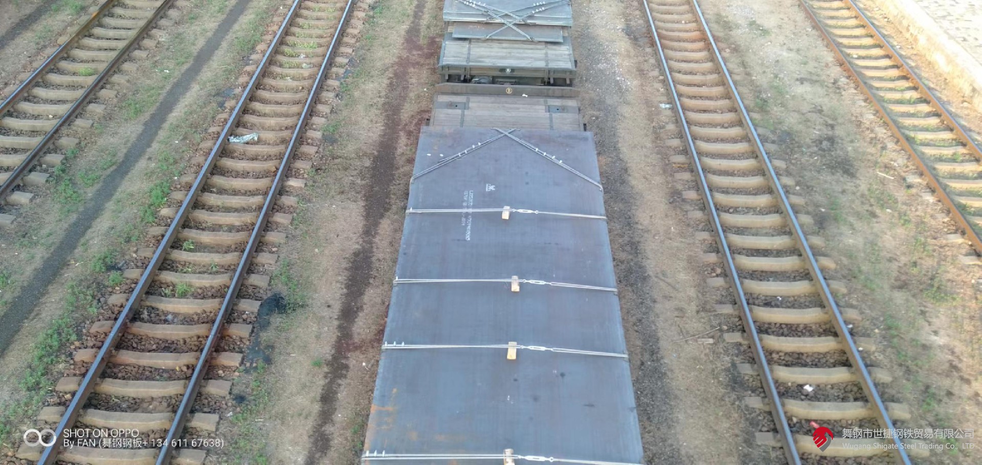 微信圖片_20220810094805.jpg  一、鋼板（包括帶鋼）的分類：   1、按厚度分類：（1）薄板（2）中板（3）厚板（4）特厚板   2、按生產(chǎn)方法分類：（1）熱軋鋼板（2）冷軋鋼板   3、按表面特征分類:（1）鍍鋅板（熱鍍鋅板、電鍍鋅板）（2）鍍錫板（3）復(fù)合鋼板 （4）彩色涂層鋼板    4、按用途分類:（1）橋梁鋼板（2）鍋爐鋼板（3）造船鋼板（4）裝甲鋼板（5）汽車鋼板（6） 屋面鋼板（7）結(jié)構(gòu)鋼板（8）電工鋼板（硅鋼片）（9）彈簧鋼板（10）其他    二、普通及機(jī)械結(jié)構(gòu)用鋼板中常見的日本牌號   1、日本鋼材(JIS系列)的牌號中普通結(jié)構(gòu)鋼主要由三部分組成第一部分表示材質(zhì)，如： S （Steel）表示鋼， F（Ferrum）表示鐵；第二部分表示不同的形狀、種類、用途，如P(Plate) 表示板， T（Tube）表示管,K(Kogu)表示工具；第三部分表示特征數(shù)字，一般為最低抗拉強(qiáng)度。 如： SS400——第一個S表示鋼(Steel)，第二個S表示“結(jié)構(gòu)”（Structure），400為下限抗拉 強(qiáng)度400MPa，整體表示抗拉強(qiáng)度為400MPa的普通結(jié)構(gòu)鋼。   2、SPHC——首位S為鋼Steel的縮寫，P為板Plate的縮寫，H為熱 Heat的縮寫， C為商業(yè) Commercial的縮寫，整體表示一般用熱軋鋼板及鋼帶。   3、SPHD——表示沖壓用熱軋鋼板及鋼帶。   4、SPHE——表示深沖用熱軋鋼板及鋼帶。   5、SPCC——表示一般用冷軋?zhí)妓劁摫“寮颁搸В喈?dāng)于中國Q195-215A牌號。其中第三個字母C為冷 Cold的縮寫。需保證抗拉試驗時，在牌號末尾加T為SPCCT。   6、SPCD——表示沖壓用冷軋?zhí)妓劁摫“寮颁搸?，相?dāng)于中國08AL（13237）優(yōu)質(zhì)碳素結(jié)構(gòu)鋼。   7、SPCE——表示深沖用冷軋?zhí)妓劁摫“寮颁搸?，相?dāng)于中國08AL（5213）深沖鋼。需保證非時效性時，在牌號末尾加N為SPCEN。 冷軋?zhí)妓劁摫“寮颁搸д{(diào)質(zhì)代號：退火狀態(tài)為A，標(biāo)準(zhǔn)調(diào)質(zhì)為 S，1/8硬為8，1/4硬為4，1/2硬為2，硬為1。 表面加工代號：無光澤精軋為D，光亮精軋為B。   如SPCC-SD表示標(biāo)準(zhǔn)調(diào)質(zhì)、無光澤精軋的一般用冷軋?zhí)妓乇“?。再如SPCCT-SB表示標(biāo)準(zhǔn)調(diào)質(zhì)、光亮加工，要求保證機(jī)械性能的冷軋?zhí)妓乇“濉?  8、JIS機(jī)械結(jié)構(gòu)用鋼牌號表示方法為：  S+含碳量+字母代號（C、CK），其中含碳量用中間值×100表示，字母C：表示碳 K：表示滲碳用鋼。如碳結(jié)卷板S20C其含碳量為0.18-0.23%。    三、我國及日本硅鋼片牌號表示方法    1、中國牌號表示方法：  （1）冷軋無取向硅鋼帶（片）   表示方法：DW+鐵損值（在頻率為50HZ，波形為正弦的磁感峰值為1.5T的單位重量鐵損值。）的100倍+厚度值的100倍。 如DW470-50 表示鐵損值為4.7w/kg，厚度為0.5mm的冷軋無取向硅鋼， 現(xiàn)新型號表示為50W470。  （2）冷軋取向硅鋼帶（片）    表示方法：DQ+鐵損值（在頻率為50HZ，波形為正弦的磁感峰值為1.7T的單位重量鐵損值。）的100倍+厚度值的100倍。有時鐵損值后加G表示高磁感。 如DQ133-30表示鐵損值為1.33，厚度為 0.3mm的冷軋取向硅鋼帶（片），現(xiàn)新型號表示為30Q133。  （3）熱軋硅鋼板       熱軋硅鋼板用DR表示，按硅含量的多少分成低硅鋼（含硅量≤2.8%）、高硅鋼（含硅量＞ 2.8%）。 表示方法：DR+鐵損值（用50HZ反復(fù)磁化和按正弦形變化的磁感應(yīng)強(qiáng)度最大值為1.5T時的單位重量鐵損值）的100倍+厚度值的100倍。如DR510-50表示鐵損值為5.1，厚度為0.5mm的熱軋硅鋼板。家用電器用熱軋硅鋼薄板的牌號用JDR+鐵損值+厚度值來表示，如JDR540-50。   2、日本牌號表示方法：   （1）冷軋無取向硅鋼帶由公稱厚度（擴(kuò)大100倍的值）+代號A+鐵損保證值（將頻率50HZ，最大磁通密度為1.5T時的鐵損值擴(kuò)大100倍后的值）。 如50A470表示厚度為0.5mm，鐵損保證值為≤ 4.7的冷軋無取向硅鋼帶。   （2）冷軋取向硅鋼帶由公稱厚度（擴(kuò)大100倍的值）+代號G：表示普通材料，P：表示高取向性 材料+鐵損保證值（將頻率50HZ，最大磁通密度為1.7T時的鐵損值擴(kuò)大100倍后的值）。如30G130 表示厚度為0.3mm，鐵損保證值為≤1.3的冷軋取向硅鋼帶。     四、電鍍錫板和熱鍍鋅板：   1、電鍍錫板     電鍍錫薄鋼板和鋼帶，也稱馬口鐵，這種鋼板（帶）表面鍍了錫，有很好的耐蝕性，且無毒，可用作罐頭的包裝材料，電纜內(nèi)外護(hù)皮，儀表電訊零件，電筒等小五金    五、沸騰鋼板與鎮(zhèn)靜鋼板   1、沸騰鋼板是由普通碳素結(jié)構(gòu)鋼沸騰鋼熱軋成的鋼板。沸騰鋼是一種脫氧不完全的鋼，只用一定量的弱脫氧劑對鋼液脫氧，鋼液含氧量較高，當(dāng)鋼水注入鋼錠模后，碳氧反應(yīng)產(chǎn)生大量氣體，造成鋼液沸騰，沸騰鋼由此而得名。沸騰鋼含碳量低，由于不用硅鐵脫氧，鋼中含硅量也低（Si<0.07%）。沸騰鋼的外層是在沸騰所造成的鋼液劇烈攪動的條件下結(jié)晶成的，故表層純凈、致密，表面質(zhì)量好，  有很好的塑性和沖壓性能，沒有大的集中縮孔，切頭少，成材率高，  而且沸騰鋼生產(chǎn)工藝簡單，鐵合金消耗少，鋼材成本低。沸騰鋼板大量用于制造各種沖壓件， 建筑及工程結(jié)構(gòu)及一些不太重要的機(jī)器結(jié)構(gòu)零部件。但沸騰鋼心部雜質(zhì)較多，偏析較嚴(yán)重，  組織不致密，力學(xué)性能不均勻。同時由于鋼中氣體含量較多，故韌性低，冷脆和時效敏感性較大，  焊接性能也較差。故沸騰鋼板不適于制造承受沖擊載荷、在低溫條件下工作的焊接結(jié)構(gòu)及其他重要結(jié)構(gòu)。    2、鎮(zhèn)靜鋼板是由普通碳素結(jié)構(gòu)鋼鎮(zhèn)靜鋼熱軋制成的鋼板。鎮(zhèn)靜鋼是脫氧完全的鋼，鋼液在澆注前用錳鐵、硅鐵和鋁等進(jìn)行充分脫氧，鋼液含氧量低（一般為0.002-0.003%），鋼液在鋼錠模中較平靜，不產(chǎn)生沸騰現(xiàn)象，鎮(zhèn)靜鋼由此得名。在正常操作條件下，鎮(zhèn)靜鋼中沒有氣泡，組織均勻致密；由于含氧量低，鋼中氧化物夾雜較少，純凈度較高，冷脆和時效傾向??；同時，鎮(zhèn)靜鋼偏析較小，性能比較均勻，質(zhì)量較高。鎮(zhèn)靜鋼的缺點是有集中縮孔，成材率低，價格較高。因此， 鎮(zhèn)靜鋼材主要用于低溫下承受沖擊的構(gòu)件焊接結(jié)構(gòu)及其他要求強(qiáng)度較高的構(gòu)件。低合金鋼板都是鎮(zhèn)靜鋼和半鎮(zhèn)靜鋼鋼板。由于強(qiáng)度較高，性能優(yōu)越，能節(jié)約大量鋼材，減輕結(jié)構(gòu)重量，其應(yīng)用已越來越廣泛。     六、優(yōu)質(zhì)碳素結(jié)構(gòu)鋼板  優(yōu)質(zhì)碳素結(jié)構(gòu)鋼是含碳小于0.8%的碳素鋼，這種鋼中所含的硫、磷及非金屬夾雜物比碳素結(jié)構(gòu)鋼少，機(jī)械性能較為優(yōu)良。優(yōu)質(zhì)碳素結(jié)構(gòu)鋼按含碳量不同可分為三類：低碳鋼（C≤0.25%）、中碳鋼（C為0.25-0.6%）和高碳鋼（C＞0.6%）。 優(yōu)質(zhì)碳素結(jié)構(gòu)鋼按含錳量不同分為正常含錳量（含錳0.25%-0.8%）和較高含錳量（含錳0.70%-1.20%）兩組，后者具有較好的力學(xué)性能和加工性能。  1、優(yōu)質(zhì)碳素結(jié)構(gòu)鋼熱軋薄鋼板和鋼   優(yōu)質(zhì)碳素結(jié)構(gòu)鋼熱軋薄鋼板和鋼帶用于汽車、航空工業(yè)及其他部門。其鋼的牌號為沸騰鋼：08F、10F、15F；鎮(zhèn)靜鋼：08、08AL、10、15、20、25、30、35、40、45、50。25及25以下為低碳鋼板30及30以上為中碳鋼板。   2、優(yōu)質(zhì)碳素結(jié)構(gòu)鋼熱軋厚鋼板和寬鋼帶 優(yōu)質(zhì)碳素結(jié)構(gòu)鋼熱軋厚鋼板和寬鋼帶用于各種機(jī)械結(jié)構(gòu)件。其鋼的牌號為低碳鋼包括：05F、08F、08、10F、10、15F、15、20F、20、25、20Mn、25Mn等；中碳鋼包括：30、35、40、45、50、55、60、30Mn、40Mn、50Mn、60Mn等；高碳鋼包括：65、70、65Mn等。      七、專用結(jié)構(gòu)鋼板    1、壓力容器用鋼板：用大寫R在牌號尾表示，其牌號可用屈服點也可用含碳量或含合金元素表示。如：Q345R，Q345為屈服點。再如： 20R、16MnR、15MnVR、15MnVNR、8MnMoNbR、MnNiMoNbR、15CrMoR等均用含碳量或含合金元素來表示。   2、焊接氣瓶用鋼板：用大寫HP在牌號尾表示，其牌號可以用屈服點表示，如：Q295HP、Q345HP； 也可用含合金元素來表示如：16MnREHP。   3、鍋爐用鋼板：用小寫g在牌號尾表示。 其牌號可用屈服點表示，如：Q390g；也可用含碳量或含合金元素來表示，如20g、22Mng、15CrMog、16Mng、19Mng、13MnNiCrMoNbg、12Cr1MoVg等。   4、橋梁用鋼板：用小寫q在牌號尾表示，如Q420q、16Mnq、14MnNbq等。   5、汽車大梁用鋼板：用大寫L在牌號尾表示，如09MnREL、06TiL、08TiL、10TiL、09SiVL、16MnL、16MnREL等。     八、彩色涂層鋼板    彩色涂層鋼板和鋼帶是以金屬帶材為基底，在其表面涂以各類有機(jī)涂料的產(chǎn)品， 用于建筑、家用電器、鋼制家具、交通工具等領(lǐng)域。   合金結(jié)構(gòu)鋼是在碳素結(jié)構(gòu)基礎(chǔ)上，加入5%以下的一種或幾種元素。鋼中加入合金元素，首先是提高了鋼的淬透性，保證鋼經(jīng)過熱處理后獲得良好的綜合機(jī)械性能，具有高的強(qiáng)度和足夠的韌性。    九、鋼的分類   1、根據(jù)熱處理工藝的不同大體分為：   （1）調(diào)質(zhì)結(jié)構(gòu)鋼：許多重要零件如軸類、連桿、重要螺栓等，多是在承受很大的交變應(yīng)力和沖擊負(fù)荷等多種復(fù)合應(yīng)力下工作，因此要求有較高的強(qiáng)度和韌性的綜合機(jī)械性能。為了達(dá)到上述要求，鋼件必須經(jīng)過淬火及高溫回火處理（即調(diào)質(zhì)處理），淬火處理得馬氏體組織，然后高溫回火得到索氏體組織。調(diào)質(zhì)鋼的含碳量在0.3－0.5%之間，碳量低不易淬硬，回火后得不到所需強(qiáng)度；碳量高則韌性低，在使用中發(fā)生脆性斷裂。   （2）表面硬化鋼：制成的零件通過某種熱片處理可以得到堅硬耐磨的表面層和柔韌適當(dāng)?shù)男牟俊Ｈ琮X輪為了傳遞扭矩，必須有足夠強(qiáng)度，在換擋過程中又承受沖擊負(fù)荷，又要求有韌性，在嚙合過程中，齒輪又承受強(qiáng)烈的磨損而就有耐磨性因此，齒輪應(yīng)具有整體強(qiáng)度高和“表硬內(nèi)韌”的性能。   2、按熱處理工藝，主要有：   （1）受用低碳鋼滲碳淬火：含碳量一般在0.10－0.25%之間，以保證零件心部有良好的韌性。作滲碳用的合結(jié)鋼加入＜2%‘鉻、＜4.5%鎳、2%錳、0.001－0.004%硼，可以提高鋼的淬透性，改善零件心部組織和性能外，還能提高滲碳層的強(qiáng)度和塑性；有時還加入微量的鈦、釩等元素，起細(xì)化晶粒，防止?jié)B碳時發(fā)生過熱的影響。   （2）采用滲氮處理：合結(jié)鋼中含有鋁的鋼如38CrMoAL屬滲氮鋼。鋁可和氮化合形成氮化鋁，增加表面硬度和耐磨。   （3）采用碳鋼高頻感應(yīng)加熱表層淬火：合金結(jié)構(gòu)鋼按治金質(zhì)量分為優(yōu)質(zhì)鋼和高級優(yōu)質(zhì)鋼（鋼號后加“A”）；用途分為壓力加工（熱壓力加工或冷壓力加工）和切削加工用鋼；按供應(yīng)狀態(tài)分為不熱處理、正火、退火或高溫回火。     十、 碳素鋼的定義及鋼中五元素　  含碳2%以下的鐵碳合金稱為鋼。碳素鋼中的五元素是指化學(xué)成份中的主要組成物，即 C、Si、Mn、S、P（碳、硅、錳、硫、磷）。其次是在煉鋼過程中不可避免地 會混入氣體，含O、H、N（氧、氫、氮）。此外，用鋁—硅脫氧鎮(zhèn)靜工藝中，必然在鋼水中含有 Al，當(dāng)Als（酸溶鋁）≥0。020%時， 還有細(xì)化晶粒的作用　    十一、 鋼鐵是怎樣煉成的？　  煉鋼的主要任務(wù)是按所煉鋼種的質(zhì)量要求，調(diào)整鋼中碳和合金元素含量到規(guī)定范圍之內(nèi)，并使P、S、H、O、N等雜質(zhì)的含量降至允 許限量之下。煉鋼過程實質(zhì)上是一個氧化過程，爐料中過剩的碳被氧化，燃燒成CO氣體逸出，其它Si、P、Mn 等氧化后進(jìn)入爐渣中。S部份進(jìn)入 煉渣中，部份則生成SO2排出。當(dāng)鋼水成份和溫度達(dá)到工藝要求后，即可出鋼。為了除去鋼中過剩的氧及調(diào)整化學(xué)成份，可以添加脫氧劑和鐵合金或合金元素?！?   十二、 轉(zhuǎn)爐煉鋼簡介　  從魚雷車運來的鐵水經(jīng)過脫硫、擋渣等處理后即可倒入轉(zhuǎn)爐中作為主要爐料，另加10% 以下的廢鋼。然后，向轉(zhuǎn)爐內(nèi)吹氧燃燒，鐵 水中的過量碳被氧化并放出大量熱量，當(dāng)探頭測得達(dá)到預(yù)定的低碳含量時，即停止吹氧 并出鋼。一般在鋼包中需進(jìn)行脫氧及調(diào)整成份操作；然后在鋼液表面拋上碳化稻殼防止鋼水被氧化，即可送往連鑄或模鑄工區(qū)。  對要求高的鋼種可增加底吹氬、RH真空處理、噴粉處理（噴SI—CA粉及變性石灰）可以有效降低鋼中的氣體與夾雜，并有進(jìn)一步降 碳及降硫的作用。在這些爐外精煉措施后還可以最終微調(diào)成份，滿足優(yōu)質(zhì)鋼材的需求?！?   十三、 初軋　  模鑄鋼錠采取熱裝、熱送新工藝，進(jìn)入均熱爐加熱，然后通過初軋機(jī)及鋼坯連軋機(jī)軋成板坯、管坯、小方坯等初軋產(chǎn)品，經(jīng)過切頭、 切尾、表面清理，（火焰清理、打磨）高品質(zhì)產(chǎn)品則還需對初軋坯進(jìn)行扒皮和探傷，檢驗合格后入庫。目前初軋廠的產(chǎn)品有初軋板坯、軋制方坯、氧氣瓶用鋼坯、齒輪用圓管坯、鐵路車輛用車軸坯及塑模用鋼等。初軋板坯主要供應(yīng)熱軋廠作為原料；軋制方坯除部份外供，主要送往高速線材軋機(jī)作原料。由于連鑄板坯的先進(jìn)性，初軋板坯的需求量大為削減，因此轉(zhuǎn)向上述其它產(chǎn)品了。  　  十四、 熱連軋　  用連鑄板坯或初軋板坯作原料，經(jīng)步進(jìn)式加熱爐加熱，高壓水除鱗后進(jìn)入粗軋機(jī)，粗軋料經(jīng)切頭、尾、再進(jìn)入精軋機(jī)，實施計算機(jī) 控制軋制，終軋后即經(jīng)過層流冷卻（計算機(jī)控制冷卻速率）和卷取機(jī)卷取、成為直發(fā)卷。直發(fā)卷的頭、尾往往呈舌狀及魚尾狀，厚度、 寬度精度較差，邊部常存在浪形、折邊、塔形等缺陷。其卷重較重、鋼卷內(nèi)徑為760mm。(一般制管行業(yè)喜歡使用。)將直發(fā)卷經(jīng)切頭、 切尾、切邊及多道次的矯直、平整等精整線處理后，再切板或重卷，即成為：熱軋鋼板、平整熱軋鋼卷、縱切帶等產(chǎn)品。熱軋精整卷若經(jīng)酸洗去除氧化皮并涂油后即成熱軋酸洗板卷。該產(chǎn)品有局部替代冷軋板的趨向，價格適中，深受廣大用戶喜愛。 寶鋼新投資的一條熱軋酸洗線正在緊張建設(shè)中?！?   十五、 冷連軋　  用熱軋鋼卷為原料，經(jīng)酸洗去除氧化皮后進(jìn)行冷連軋，其成品為軋硬卷，由于連續(xù)冷變形引起的冷作硬化使軋硬卷的強(qiáng)度、硬度上升、韌塑指標(biāo)下降，因此沖壓性能將惡化，只能用于簡單變形的零件。 軋硬卷可作為熱鍍鋅廠的原料，因為熱鍍鋅機(jī)組均設(shè)置有退 火線。軋硬卷重一般在6~13.5噸，鋼卷內(nèi)徑為610mm。一般冷連軋板、卷均應(yīng)經(jīng)過連續(xù)退火（CAPL機(jī)組）或罩式爐退火消除冷作硬化及軋制應(yīng)力，達(dá)到相應(yīng)標(biāo)準(zhǔn)規(guī)定的力學(xué)性能指標(biāo)。  冷軋鋼板的表面質(zhì)量、外觀、尺寸精度均優(yōu)于熱軋板，且其產(chǎn)品厚度右軋薄至0.18mm左右，因此深受廣大用戶青睞。以冷軋鋼卷為基板進(jìn)行產(chǎn)品的深加工，成為高附加值產(chǎn)品。如電鍍鋅、熱鍍鋅、耐指紋電鍍鋅、彩涂鋼板卷及減振復(fù)合鋼板、PVC 復(fù)膜鋼板等，使這些產(chǎn)品具有美觀、高抗腐蝕等優(yōu)良品質(zhì)，得到了廣泛應(yīng)用。  冷軋鋼卷經(jīng)退火后必須進(jìn)行精整，包括切頭、尾、切邊、矯平、平整、重卷、或縱剪切板等。冷軋產(chǎn)品廣泛應(yīng)用于汽車制造、家電 產(chǎn)品、儀表開關(guān)、建筑、辦公家具等行業(yè)。鋼板捆包后的每包重量為3~5噸。平整分卷重一般為3~10噸/卷。鋼卷內(nèi)徑610mm?！?   十六、 鋼的力學(xué)性能　  拉力試驗：  按標(biāo)準(zhǔn)制備的拉力試樣，安裝在拉力試驗機(jī)的夾頭內(nèi)，對試樣緩慢施加單軸向拉伸應(yīng)力，直至試樣被拉斷為止的試驗稱作拉力試驗。  1．強(qiáng)度  金屬材料在外力作用下，抵抗變形和斷裂的能力叫強(qiáng)度。強(qiáng)度指標(biāo)包括：比例極限、彈性極限、屈服強(qiáng)度、抗拉強(qiáng)度等。  2．比例極限  對金屬施加拉力，金屬存在著力與變形成直線比例的階段，而這個階段的最大極限負(fù)荷Pp除以試樣的原橫截面積即為比例極限，用 σ P表示。  3．彈性極限  金屬受外力作用發(fā)生了變形，外力去掉后，能完全恢復(fù)原來的形狀，這種變形稱為彈性變形。金屬能保持彈性變形的最大應(yīng)力稱為 彈性極限，用σe表示。  4．抗拉強(qiáng)度  試樣拉伸時，在拉斷前所承受的最大負(fù)荷除以原橫截面積所得的應(yīng)力，稱作抗拉強(qiáng)度，用σb表示。當(dāng)材料所受的外應(yīng)力大于其抗拉 強(qiáng)度時，將會發(fā)生斷裂。因此σb越高，則表示它能承受愈大的外應(yīng)力而不致于斷裂。  國外標(biāo)準(zhǔn)的結(jié)構(gòu)鋼常按抗拉強(qiáng)度來分類，如SS400，其中400即表示σb的最小值為400MPa超高強(qiáng)度鋼是指σb≥1373 Mpa的鋼。  5．屈強(qiáng)比  屈強(qiáng)比即屈服強(qiáng)度與抗拉強(qiáng)度之比值（σS/σb）。屈服比值越高，則該材料的強(qiáng)度愈高，屈強(qiáng)比值愈低則塑性愈佳，沖壓成形性愈好。如深沖鋼板的屈強(qiáng)比值為≤0.65。  彈簧鋼一般均在彈性極限范圍內(nèi)服役，受載荷時不允許產(chǎn)生塑性變形，因此要求彈簧鋼經(jīng)淬火、回火后具有盡可能高的彈性極限和 屈強(qiáng)比值（σS/σb≥0.90）此外疲勞壽命與抗拉強(qiáng)度及表面質(zhì)量往往有很大關(guān)連。  6．塑性  金屬材料在受力破壞前可以經(jīng)受永久變形的性能稱為塑性。塑性指標(biāo)通常伸長率和斷面收縮率表示。伸長率與斷面收縮率越高，則 塑性越好?！? 沖擊韌性：　  用一定尺寸和形狀的金屬試樣，在規(guī)定類型的沖擊試驗上受沖擊負(fù)荷折斷時，試樣刻槽處單位橫截面上所消耗的沖擊功，稱為沖擊 韌性以αk表示。目前常用的10×10×55mm，帶2 mm深的V形缺口夏氏沖擊試樣，標(biāo)準(zhǔn)上直接采用沖擊功（J焦耳值）AK，而不是采用αK值。因為單位 面積上的沖擊功并無實際意義。沖擊功對于檢查金屬材料在不同溫度下的脆性轉(zhuǎn)化最為敏感，而實際服役條件下的災(zāi)難性破斷事故，往往與材料的沖擊功及服役溫 度有關(guān)。 因此在有關(guān)標(biāo)準(zhǔn)中常常規(guī)定某一溫度時的沖擊功值為多少 、還規(guī)定FATT（斷口面積轉(zhuǎn)化溫度）要低于某一溫度的技術(shù)條件。所謂FATT，即一組在不同溫度下的沖擊試樣沖斷后，對沖擊斷口進(jìn)行評定，當(dāng)脆性斷裂占總面積的50%時所對應(yīng)的溫度。  由于鋼板厚度的影響，對厚度≤10mm的鋼板，可取得3/4小尺寸沖擊試樣（7.5×10×55mm）或1/2小尺寸沖擊試樣（5×10×55mm）。但是一定要注意，同規(guī)格及同一溫度下的沖擊功值才可相互比較。只有在標(biāo)準(zhǔn)規(guī)定的條件下，才可按標(biāo)準(zhǔn)的換算方法，折算 成標(biāo)準(zhǔn)沖擊試樣的沖擊功，再相互比較?！?   十七、硬度試驗　  金屬材料抵抗壓頭（淬硬的鋼球或具有1200圓錐或角錐的金剛石壓頭）壓陷表面的能力稱為硬度。根據(jù)試驗方法和適用范圍的不同，硬度可分為布氏硬度、洛氏硬度、維氏硬度、肖氏硬度以及顯微硬度、高溫硬度等。冶金產(chǎn)品常用的是布氏硬度和洛氏硬度。    十八：鋼的用途  微信圖片_20220505173118.png