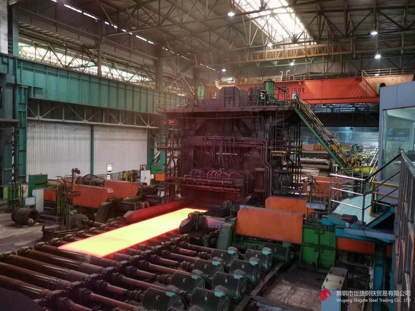 10月17日，河鋼集團(tuán)舞鋼公司實(shí)施工藝創(chuàng)新研發(fā)的高端鍋爐及壓力容器板鋼板Q370R發(fā)往客戶，將用于浙江某重點(diǎn)新能源項(xiàng)目的關(guān)鍵部位。此單合同的順利完成，標(biāo)志著舞鋼在該類鋼板研發(fā)領(lǐng)域取得新突破：產(chǎn)品交貨期明顯縮短，產(chǎn)品各項(xiàng)性能指標(biāo)躍上一個(gè)新高度。  近年來，集團(tuán)不斷加大技術(shù)升級(jí)力度，將技術(shù)作為破解產(chǎn)線難題的關(guān)鍵，積極推進(jìn)工藝創(chuàng)新和管理創(chuàng)新，促進(jìn)產(chǎn)線效能提升。舞鋼緊跟集團(tuán)步伐，進(jìn)一步明確技術(shù)人員在技術(shù)升級(jí)新發(fā)展階段的責(zé)任，大力推進(jìn)工藝創(chuàng)新，促進(jìn)產(chǎn)品高度和產(chǎn)線效能持續(xù)提升。針對(duì)項(xiàng)目的技術(shù)要求，按舞鋼該種鋼板原有的工藝組織生產(chǎn)，困難極大，質(zhì)量和交貨期都面臨挑戰(zhàn)。舞鋼技術(shù)人員在與客戶深度對(duì)接的同時(shí)，發(fā)揮技術(shù)優(yōu)勢(shì)，成立項(xiàng)目組進(jìn)行攻關(guān)，強(qiáng)化產(chǎn)前技術(shù)交流，制定各種生產(chǎn)預(yù)案、鋼板均勻性評(píng)價(jià)、NDT實(shí)驗(yàn)等。在研發(fā)過程中持續(xù)創(chuàng)新工藝，通過優(yōu)化成分和軋制工藝，攻克了該類產(chǎn)品一次通過率低、交貨期長等難題。  通過本次攻關(guān)，公司實(shí)現(xiàn)了兩大技術(shù)突破：采用新工藝，該類產(chǎn)品厚度從50mm擴(kuò)展到56mm，并從無模焊要求擴(kuò)展到低溫長時(shí)間模焊要求，進(jìn)一步提高了該類產(chǎn)品的市場(chǎng)競(jìng)爭力。