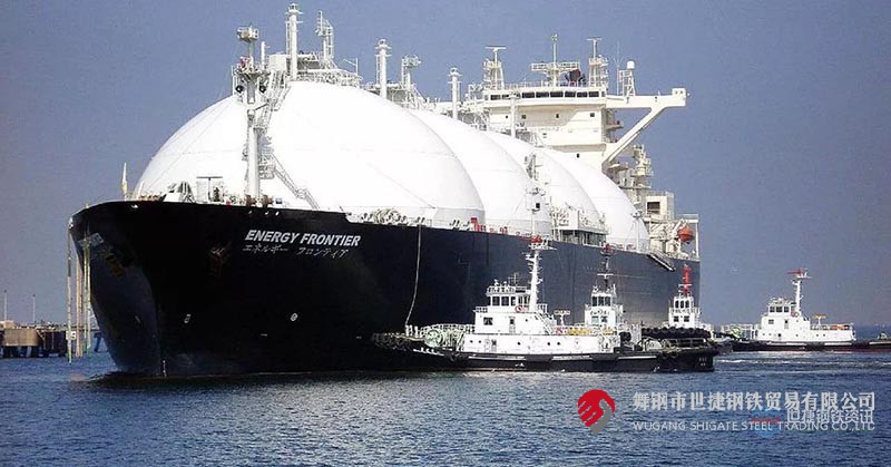 在河鋼集團(tuán)舞鋼公司上下凝心聚力，對(duì)標(biāo)一流，真抓實(shí)干，共克時(shí)艱的大氛圍下，3月初，從舞鋼二煉鋼傳來振奮人心的好消息：該廠9Ni鋼生產(chǎn)實(shí)現(xiàn)新突破，一舉打破不久之前剛剛創(chuàng)造的15連澆新紀(jì)錄，實(shí)現(xiàn)了16連澆，產(chǎn)品性能、質(zhì)量、剩磁等技術(shù)指標(biāo)均滿足相關(guān)標(biāo)準(zhǔn)要求，標(biāo)志著舞鋼9Ni鋼生產(chǎn)技術(shù)水平再次實(shí)現(xiàn)新提升。  下一步，舞鋼將認(rèn)真總結(jié)經(jīng)驗(yàn)，傳承革新，不斷攻關(guān)，實(shí)現(xiàn)9Ni鋼16爐連澆的常態(tài)化。在此基礎(chǔ)上，繼續(xù)加強(qiáng)研究，把9Ni鋼技術(shù)升級(jí)的成果向其他鋼種推廣，讓舞鋼高端產(chǎn)品競(jìng)爭(zhēng)力得到持續(xù)不斷的提升。  9NI（9%Ni鋼）是1944年開發(fā)的W(Ni)一9%的中合金鋼，由美國(guó)國(guó)際鎳公司的產(chǎn)品研究實(shí)驗(yàn)室研制成功，它是一種低碳調(diào)質(zhì)鋼，組織為馬氏體加貝氏體。  9Ni鋼板，又稱06Ni9DR低溫容器鋼板06Ni9DR執(zhí)行標(biāo)準(zhǔn)和成分性能詳解，是一種低溫壓力容器鋼板，主要用于低溫儲(chǔ)罐，LNG船舶及儲(chǔ)罐等低溫設(shè)備的制造。液化天然氣（LNG）動(dòng)力汽車運(yùn)輸船——7500車位汽車滾裝船由上海船舶研究設(shè)計(jì)院研發(fā)設(shè)計(jì)，是為德國(guó)大眾汽車集團(tuán)制造的。舞鋼為其研發(fā)生產(chǎn)40毫米厚、-196℃超低溫沖擊韌性的9Ni（鎳）優(yōu)質(zhì)鋼板，實(shí)現(xiàn)替代進(jìn)口。  1678721428129895.jpg  這種鋼材在極低溫度下具有良好的韌性和高強(qiáng)度，而且與奧氏體不銹鋼和鋁合金相比具有熱脹系數(shù)小，經(jīng)濟(jì)性好，使用溫度最低可達(dá)一196℃，自1960年通過研究證明不進(jìn)行焊后消除應(yīng)力熱處理亦可安全使用以來，9%Ni鋼就成為用于制造大型LNG儲(chǔ)罐的主要材料之一。  鋼的主要特點(diǎn)是高鎳含量、高純凈度、較高強(qiáng)度、高的低溫沖擊韌性、良好焊接性能。通過研發(fā)，鋼材可以達(dá)到以下性能指標(biāo)： 9%Ni鋼：ReH≥585MPa，Rm = 680～820MPa，A≥18%，-196℃，AKv（T）≥150J，AKv（T）≥80J（歐盟標(biāo)準(zhǔn)）。  9Ni鋼是國(guó)內(nèi)外業(yè)界公認(rèn)的高技術(shù)含量、高生產(chǎn)難度的鋼種，屬于“鋼板上的皇冠”。船用9Ni鋼主要應(yīng)用于制造液化天然氣的存儲(chǔ)和運(yùn)輸裝置，是低溫鋼材中技術(shù)水平最高、生產(chǎn)難度最大、附加值最高的產(chǎn)品之一，能否生產(chǎn)此類產(chǎn)品，是鋼鐵企業(yè)整體技術(shù)水平的重要標(biāo)志。  作為國(guó)內(nèi)僅有的數(shù)家具備供應(yīng)高等級(jí)9Ni鋼的生產(chǎn)企業(yè)之一，河鋼舞鋼（0375-8137297）高度重視高等級(jí)9Ni鋼的開發(fā)和應(yīng)用，研制的9Ni鋼順利通過6家主流船級(jí)社的認(rèn)證，具備了批量生產(chǎn)大型船用9Ni鋼能力，供貨我國(guó)某陸地LNG燃料儲(chǔ)罐項(xiàng)目建造，并且成功出口國(guó)外。    9Ni鋼板標(biāo)準(zhǔn)： GB 24510-2009	EN 10028-4-2003	JIS G3127-2005	CCS-2007	ASME 9Ni490	X8Ni9+NT640	SL9N520	9Ni	SA-353 9Ni590A	X8Ni9+QT680	SL9N590	SA-553-1 9Ni590B	X7Ni9+QT680