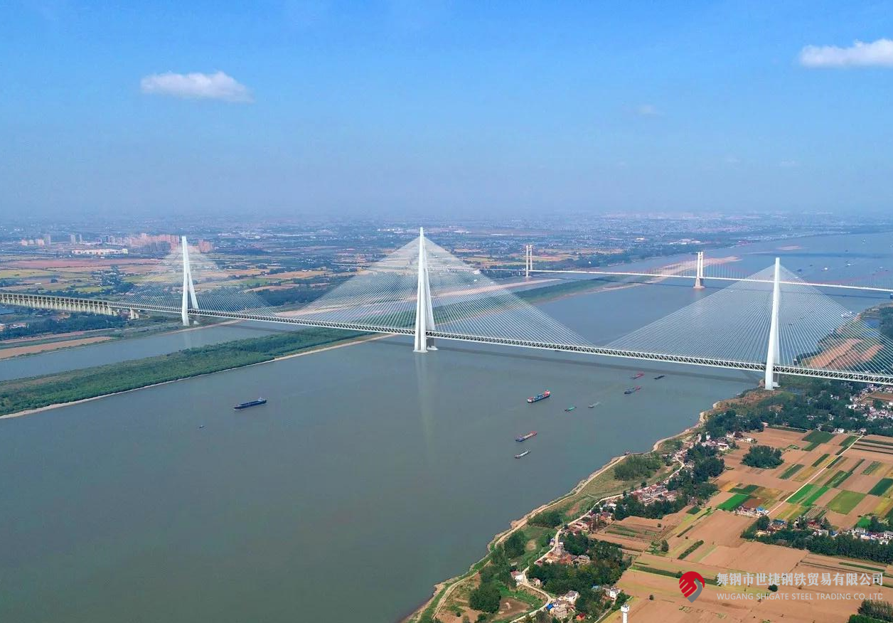 4月10日，中央電視臺(tái)《新聞聯(lián)播》和《東方時(shí)空》節(jié)目同時(shí)播報(bào)了世界最大跨度三塔斜拉橋——馬鞍山長(zhǎng)江公鐵大橋主塔開(kāi)始吊裝的消息。該項(xiàng)目建設(shè)過(guò)程中，河鋼集團(tuán)舞鋼公司累計(jì)為其供應(yīng)高級(jí)別橋梁鋼板Q370qE、Q420qE、Q500qE近6萬(wàn)噸，用于該橋關(guān)鍵部位建設(shè)。其中，批量供貨的高級(jí)別橋梁鋼Q500qE各項(xiàng)技術(shù)指標(biāo)世界領(lǐng)先。目前，舞鋼高端橋梁鋼實(shí)現(xiàn)了從Q345到Q690級(jí)別的全覆蓋。    2219e9e1e81cd18f2738bf2b469e6b98.png  近年來(lái)，舞鋼加速“兩個(gè)結(jié)構(gòu)”優(yōu)化，以高端客戶需求和產(chǎn)業(yè)鏈高質(zhì)量發(fā)展為導(dǎo)向，不斷推動(dòng)技術(shù)和產(chǎn)品升級(jí)。針對(duì)項(xiàng)目需求，舞鋼成立攻關(guān)團(tuán)隊(duì)，與客戶深度對(duì)接，精心設(shè)計(jì)生產(chǎn)保供方案，通過(guò)精確控制冶煉過(guò)程，確保了鋼板內(nèi)部質(zhì)量穩(wěn)定；創(chuàng)新軋制、熱處理工藝，攻克制約鋼板強(qiáng)度提升的工藝瓶頸，確保了鋼板各項(xiàng)性能全部滿足客戶要求。  為了保證在極短的交貨期內(nèi)實(shí)現(xiàn)高質(zhì)量交貨，舞鋼集中各類(lèi)優(yōu)勢(shì)資源，創(chuàng)新橋梁鋼生產(chǎn)工藝，將交貨期縮短了約5天時(shí)間。在客戶的加工使用、安裝等各環(huán)節(jié)，舞鋼技術(shù)營(yíng)銷(xiāo)服務(wù)團(tuán)隊(duì)及進(jìn)跟進(jìn)，為其提供精準(zhǔn)、專(zhuān)業(yè)的服務(wù)，贏得了客戶信賴(lài)。  馬鞍山長(zhǎng)江公鐵大橋單跨1120米，雙跨連續(xù)跨度2240米；中塔塔高345米，相當(dāng)于115層樓，為目前世界最高橋塔；承臺(tái)長(zhǎng)89.2米、寬54.7米，平面面積近5000平方米，相當(dāng)于8個(gè)標(biāo)準(zhǔn)籃球場(chǎng)，為目前世界最大規(guī)模的橋梁樁基礎(chǔ)。