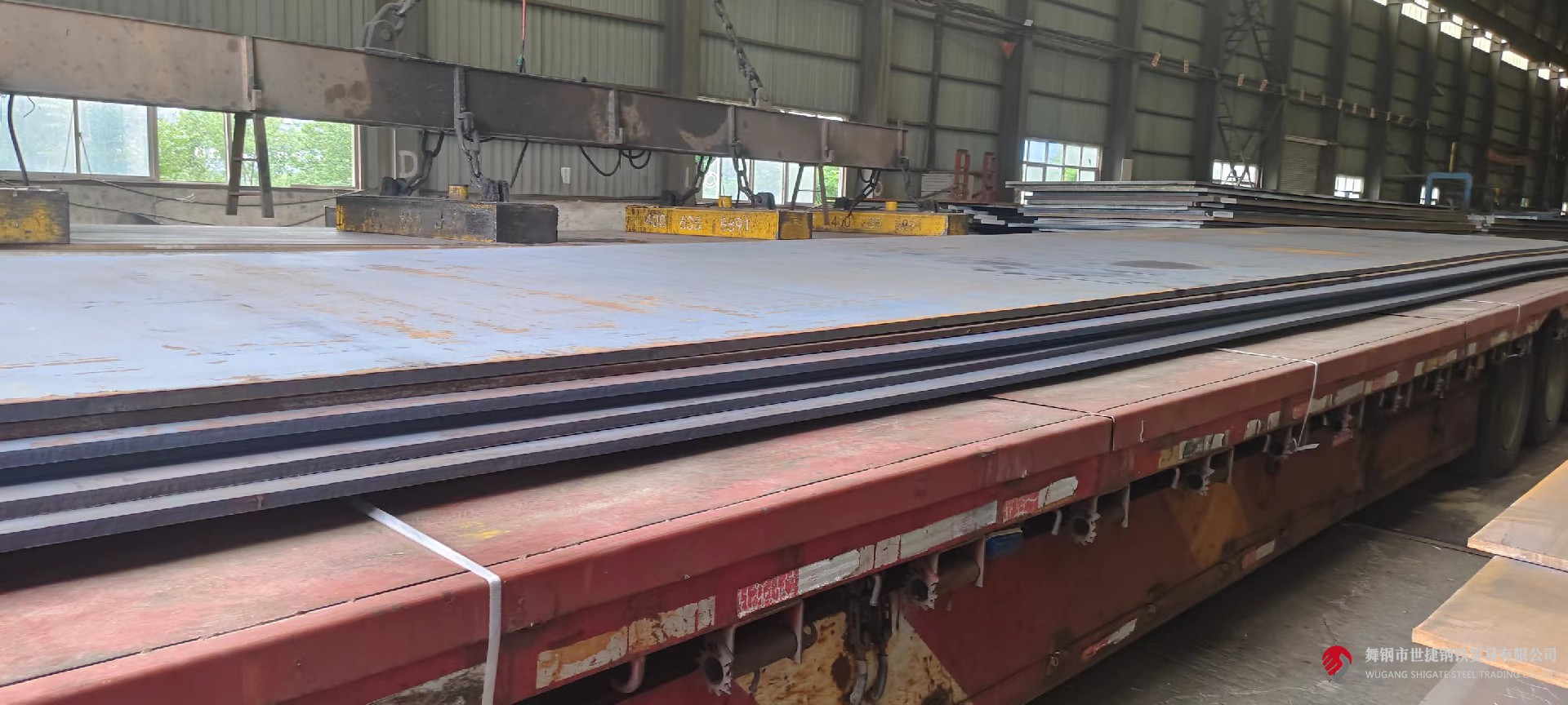 近日，河鋼集團(tuán)舞鋼公司生產(chǎn)的低合金容器鋼板本體性能檢驗(yàn)順利通過(guò)ABS（美國(guó)船級(jí)社）的認(rèn)證，認(rèn)證等級(jí)達(dá)到Q345R-Z35及SA516Gr70-Z35級(jí)別，認(rèn)證厚度為50mm和100mm。這標(biāo)志著舞鋼的低合金容器鋼板生產(chǎn)能力跨上新臺(tái)階，實(shí)現(xiàn)了船用鋼板的新突破，對(duì)于開辟新的利潤(rùn)增長(zhǎng)點(diǎn)具有重要意義。  微信圖片_20230606202625.jpg  舞鋼始終堅(jiān)持以客戶為中心，瞄準(zhǔn)客戶的高端、個(gè)性化要求，有針對(duì)性的采用對(duì)應(yīng)的生產(chǎn)工藝技術(shù)實(shí)施研發(fā)生產(chǎn)，保證了低合金容器鋼性能的穩(wěn)步提升，全年生產(chǎn)量在46.6萬(wàn)噸以上，供貨量較上年增長(zhǎng)50%，被廣泛應(yīng)用于國(guó)內(nèi)知名用戶的大型設(shè)備制造，極大地鞏固和提高了舞鋼在容器鋼研發(fā)生產(chǎn)領(lǐng)域的行業(yè)領(lǐng)先地位。  自2023年起，按照ABS規(guī)范的要求，船用Ⅰ類壓力容器需進(jìn)行工廠認(rèn)證。因此，開展低合金容器鋼的ABS認(rèn)證成為企業(yè)必然選擇。然而，厚規(guī)格的低合金容器鋼板要通過(guò)船級(jí)社認(rèn)證，必須進(jìn)行拉伸、沖擊、彎曲、時(shí)效、焊接、CTOD、NDT等10余項(xiàng)性能檢測(cè)，困難超乎想象。  舞鋼研發(fā)人員迎難而上，充分查閱相關(guān)文獻(xiàn)資料，通過(guò)合理設(shè)計(jì)成分、強(qiáng)化鑄坯加熱工藝保證、實(shí)施大壓下軋制控制以及優(yōu)化熱處理工藝等措施，保證了100mm厚、在-60℃環(huán)境下鋼板芯部沖擊功≥120吉焦，各項(xiàng)性能檢驗(yàn)一次性合格，順利完成鋼板本體性能檢驗(yàn)的ABS認(rèn)證工作。