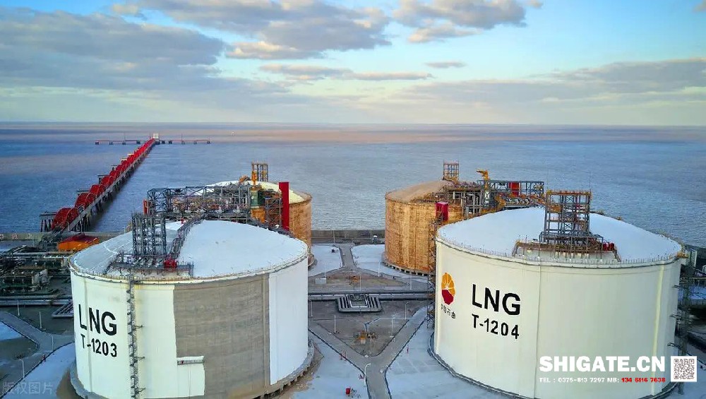 9NI（9%Ni鋼）是1944年開發(fā)的W(Ni)一9%的中合金鋼，由美國國際鎳公司的產(chǎn)品研究實(shí)驗(yàn)室研制成功，它是一種低碳調(diào)質(zhì)鋼，組織為馬氏體加貝氏體。9Ni鋼板，又稱06Ni9DR低溫容器鋼板06Ni9DR執(zhí)行標(biāo)準(zhǔn)和成分性能詳解，是一種低溫壓力容器鋼板，主要用于低溫儲罐，LNG船舶及儲罐等低溫設(shè)備的制造。液化天然氣（LNG）動力汽車運(yùn)輸船——7500車位汽車滾裝船由上海船舶研究設(shè)計(jì)院研發(fā)設(shè)計(jì)，是為德國大眾汽車集團(tuán)制造的。舞鋼為其研發(fā)生產(chǎn)40毫米厚、-196℃超低溫沖擊韌性的9Ni（鎳）優(yōu)質(zhì)鋼板，實(shí)現(xiàn)替代進(jìn)口。  v2-cfeb3434a8309bb0204f8d9273dc11d5_r.jpg  這種鋼材在極低溫度下具有良好的韌性和高強(qiáng)度，而且與奧氏體不銹鋼和鋁合金相比具有熱脹系數(shù)小，經(jīng)濟(jì)性好，使用溫度最低可達(dá)一196℃，自1960年通過研究證明不進(jìn)行焊后消除應(yīng)力熱處理亦可安全使用以來，9%Ni鋼就成為用于制造大型LNG儲罐的主要材料之一。鋼的主要特點(diǎn)是高鎳含量、高純凈度、較高強(qiáng)度、高的低溫沖擊韌性、良好焊接性能。通過研發(fā)，鋼材可以達(dá)到以下性能指標(biāo)： 9%Ni鋼：ReH≥585MPa，Rm = 680～820MPa，A≥18%，-196℃，AKv（T）≥150J，AKv（T）≥80J（歐盟標(biāo)準(zhǔn)）。  9Ni鋼是國內(nèi)外業(yè)界公認(rèn)的高技術(shù)含量、高生產(chǎn)難度的鋼種，屬于“鋼板上的皇冠”。船用9Ni鋼主要應(yīng)用于制造液化天然氣的存儲和運(yùn)輸裝置，是低溫鋼材中技術(shù)水平最高、生產(chǎn)難度最大、附加值最高的產(chǎn)品之一，能否生產(chǎn)此類產(chǎn)品，是鋼鐵企業(yè)整體技術(shù)水平的重要標(biāo)志。  作為國內(nèi)僅有的數(shù)家具備供應(yīng)高等級9Ni鋼的生產(chǎn)企業(yè)之一，河鋼舞鋼（0375-8137297）高度重視高等級9Ni鋼的開發(fā)和應(yīng)用，研制的9Ni鋼順利通過6家主流船級社的認(rèn)證，具備了批量生產(chǎn)大型船用9Ni鋼能力，供貨我國某陸地LNG燃料儲罐項(xiàng)目建造，并且成功出口國外。    9Ni鋼板標(biāo)準(zhǔn)：    GB 24510-2009	EN 10028-4-2003	JIS G3127-2005	CCS-2007	ASME 9Ni490	X8Ni9+NT640	SL9N520	9Ni	SA-353 9Ni590A	X8Ni9+QT680	SL9N590	SA-553-1 9Ni590B	X7Ni9+QT680   執(zhí)行標(biāo)準(zhǔn)免費(fèi)下載：  GB_T 24510-2017 低溫壓力容器用鎳合金鋼板