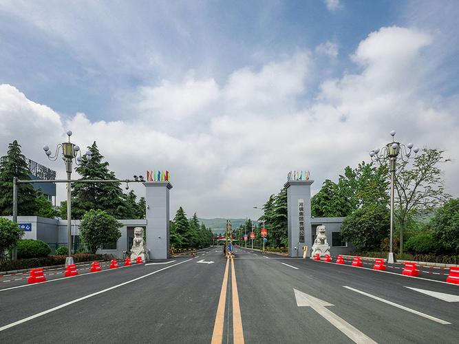 河鋼集團(tuán)舞陽鋼鐵公司是我國寬厚鋼板生產(chǎn)科研基地。擁有4100mm+4100mm和4200mm+4300mm兩條技術(shù)先進(jìn)的雙機(jī)架寬厚鋼板生產(chǎn)線，配套有國內(nèi)寬厚板行業(yè)優(yōu)勢(shì)明顯的鋼錠模鑄線及鋼板熱處理設(shè)施，具有雄厚的研發(fā)制造實(shí)力。具有年產(chǎn)鋼500萬噸、寬厚鋼板360萬噸、銷售收入200億元的綜合實(shí)力。