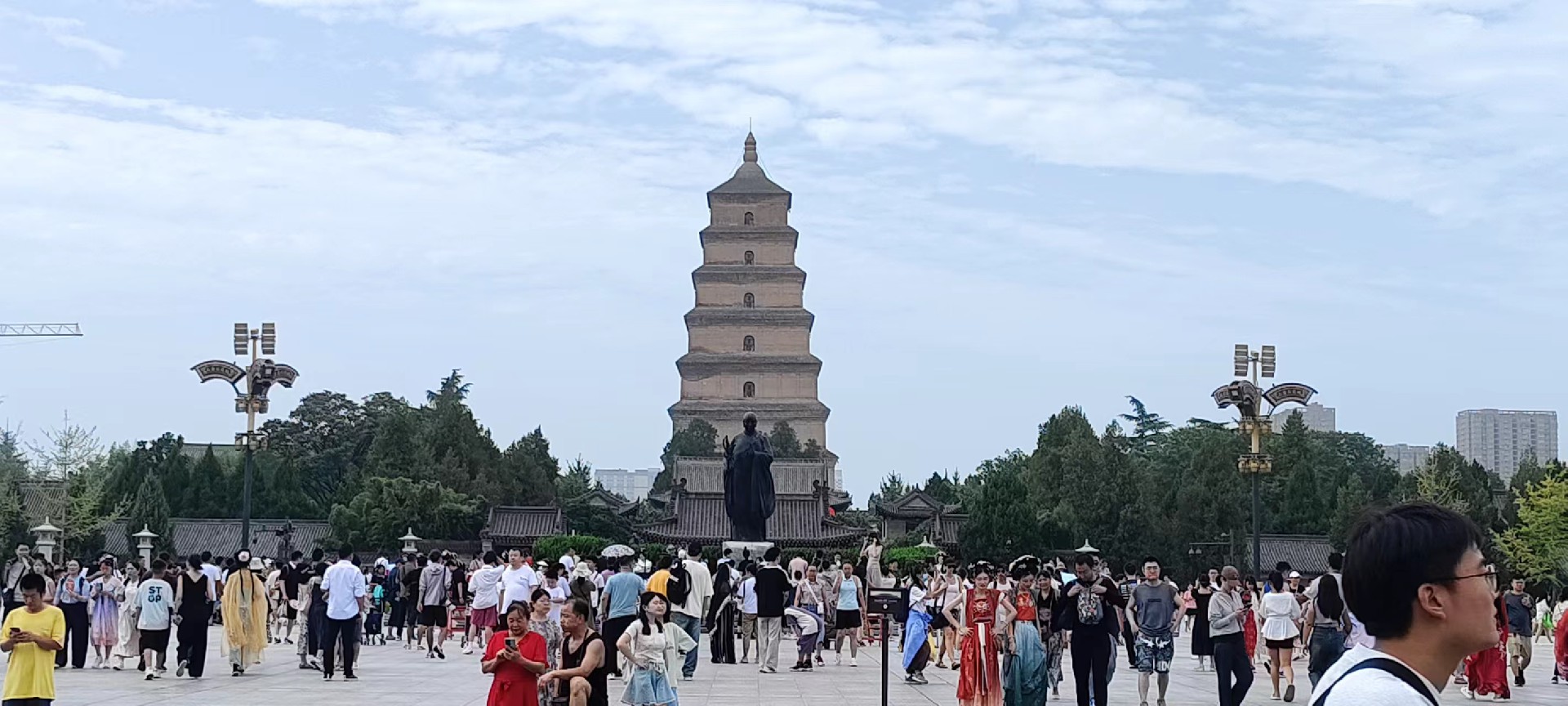 西安是國務院公布的首批國家歷史文化名城，有西周、秦、西漢、唐等在內的13個朝代在此建都，是世界四大古都之一，中國古都學會認定的中國建都朝代最多、帝都歷史最長的古都。曾經作為中國首都和政治、經濟、文化中心長達1100多年。旅游景點有秦始皇兵馬俑博物館、大雁塔、陜西歷史博物館、華清池景區(qū)、碑林博物館等