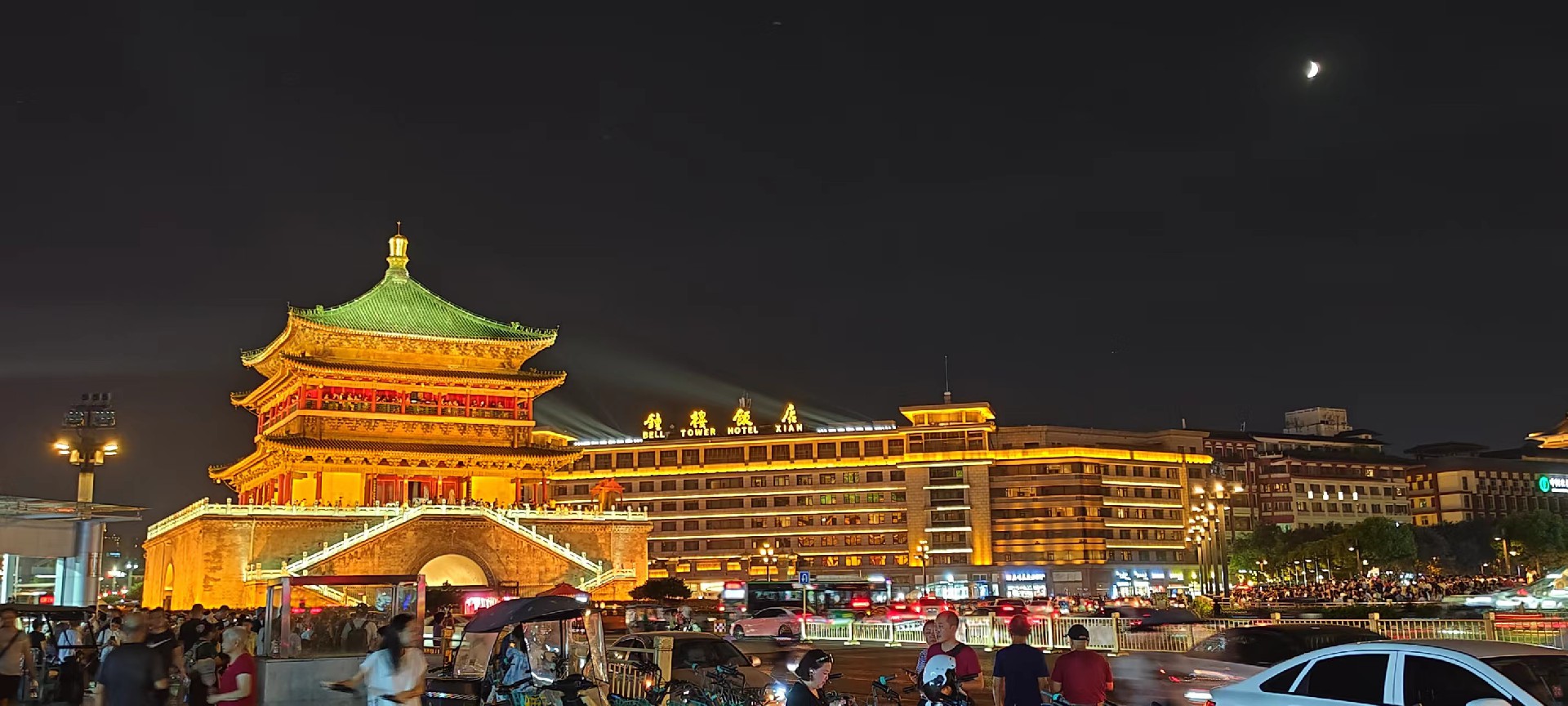 西安是國務院公布的首批國家歷史文化名城，有西周、秦、西漢、唐等在內的13個朝代在此建都，是世界四大古都之一，中國古都學會認定的中國建都朝代最多、帝都歷史最長的古都。曾經作為中國首都和政治、經濟、文化中心長達1100多年。旅游景點有秦始皇兵馬俑博物館、大雁塔、陜西歷史博物館、華清池景區(qū)、碑林博物館等