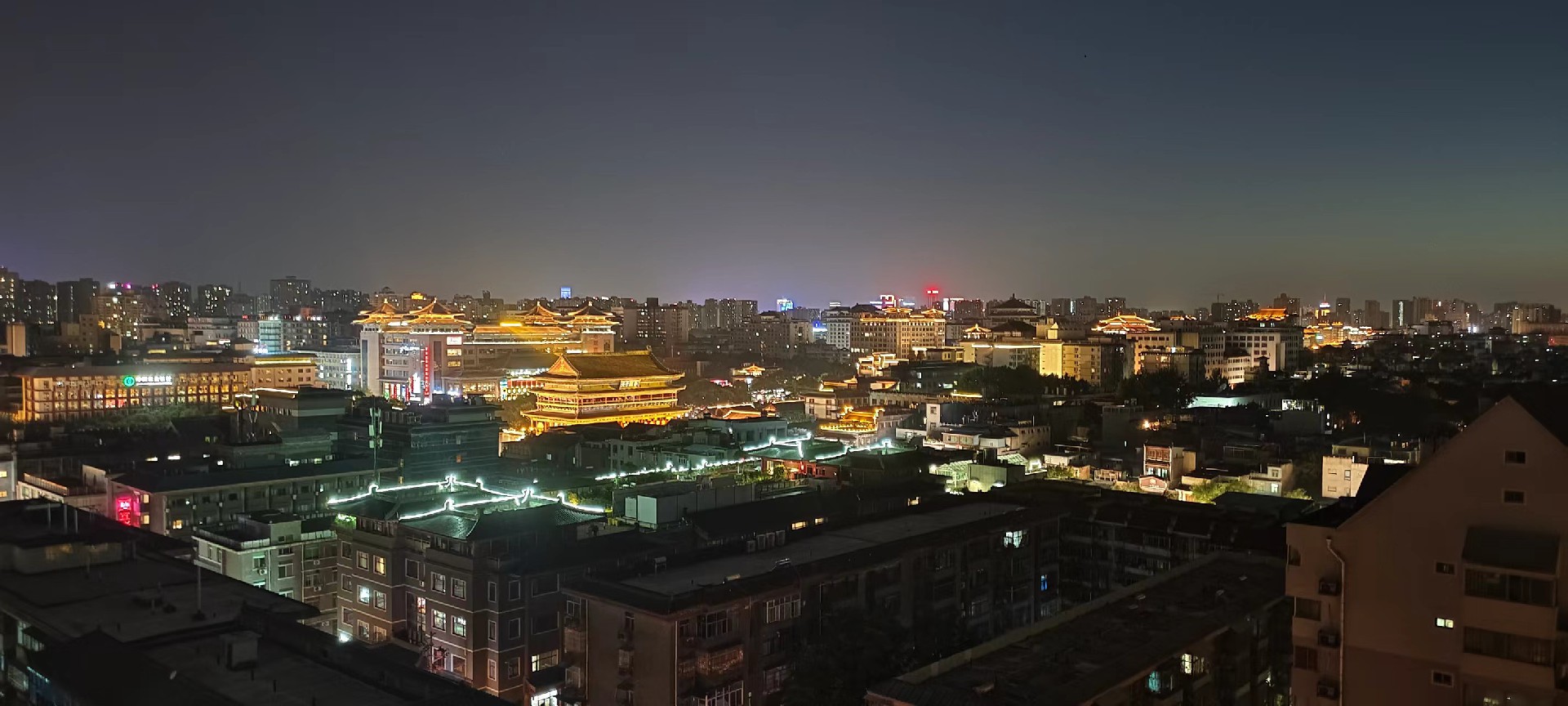 西安是國務院公布的首批國家歷史文化名城，有西周、秦、西漢、唐等在內的13個朝代在此建都，是世界四大古都之一，中國古都學會認定的中國建都朝代最多、帝都歷史最長的古都。曾經作為中國首都和政治、經濟、文化中心長達1100多年。旅游景點有秦始皇兵馬俑博物館、大雁塔、陜西歷史博物館、華清池景區(qū)、碑林博物館等