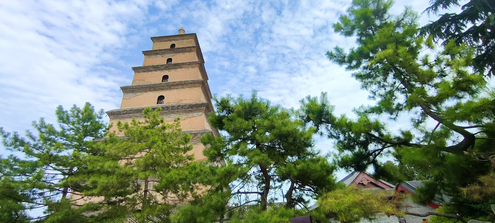 西安是國務院公布的首批國家歷史文化名城，有西周、秦、西漢、唐等在內的13個朝代在此建都，是世界四大古都之一，中國古都學會認定的中國建都朝代最多、帝都歷史最長的古都。曾經作為中國首都和政治、經濟、文化中心長達1100多年。旅游景點有秦始皇兵馬俑博物館、大雁塔、陜西歷史博物館、華清池景區(qū)、碑林博物館等