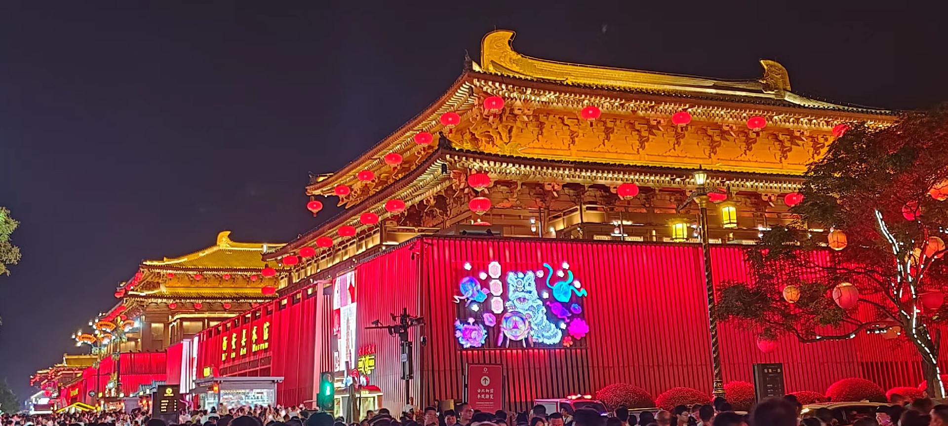 西安是國務院公布的首批國家歷史文化名城，有西周、秦、西漢、唐等在內的13個朝代在此建都，是世界四大古都之一，中國古都學會認定的中國建都朝代最多、帝都歷史最長的古都。曾經作為中國首都和政治、經濟、文化中心長達1100多年。旅游景點有秦始皇兵馬俑博物館、大雁塔、陜西歷史博物館、華清池景區(qū)、碑林博物館等