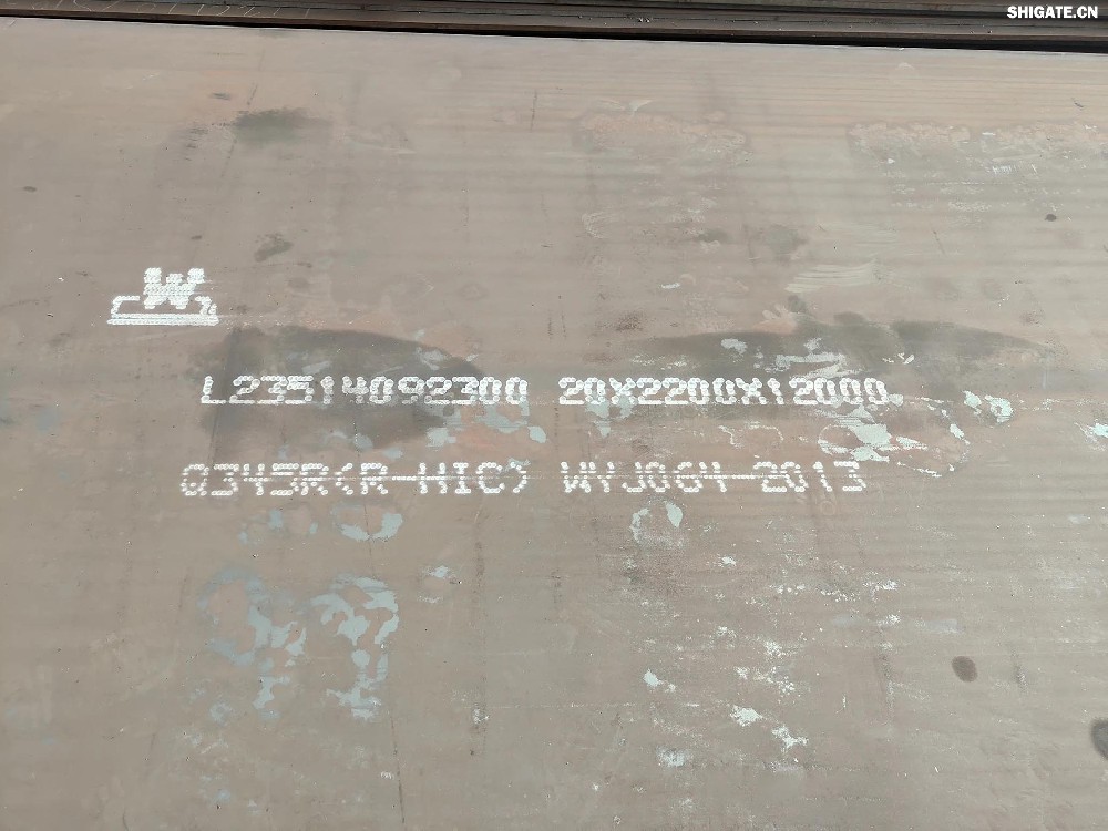 11月29日，河鋼集團(tuán)舞鋼公司研發(fā)生產(chǎn)的一批超長(zhǎng)高端容器鋼板順利通過(guò)馬來(lái)西亞客戶(hù)的現(xiàn)場(chǎng)見(jiàn)證檢驗(yàn)，各項(xiàng)性能指標(biāo)完全優(yōu)于合同要求，將如期發(fā)往客戶(hù)，用于馬來(lái)西亞某清潔能源項(xiàng)目的天然氣管道制作。  集團(tuán)強(qiáng)調(diào)，要突出“四個(gè)更加關(guān)注”，堅(jiān)定不移貼近市場(chǎng)和客戶(hù)，充分釋放區(qū)位、裝備、技術(shù)等優(yōu)勢(shì)，加快由生產(chǎn)型企業(yè)向“制造+服務(wù)”型企業(yè)轉(zhuǎn)變。舞鋼深入貫徹落實(shí)集團(tuán)工作要求，充分利用在寬厚板領(lǐng)域的技術(shù)優(yōu)勢(shì)，貼近市場(chǎng)需求，突出“四個(gè)更加關(guān)注”，做好針對(duì)海外客戶(hù)的技術(shù)服務(wù)，穩(wěn)步拓寬舞鋼寬厚板的海外市場(chǎng)。  9541fe68502f1ece2785f98dc10bb05b.jpg  在與馬來(lái)西亞某客戶(hù)深度對(duì)接中，舞鋼了解到該客戶(hù)急需一種高端容器鋼板用于某能源項(xiàng)目建設(shè)，但因?yàn)殇摪迳a(chǎn)難度大，要求的交貨期短，此前已有多個(gè)鋼廠(chǎng)望而卻步。在深度了解客戶(hù)需求的基礎(chǔ)上，舞鋼毫不猶豫地承接了該單合同。針對(duì)該批鋼板各項(xiàng)性能指標(biāo)要求高，生產(chǎn)流程須符合美國(guó)ASTM、ASME標(biāo)準(zhǔn)，且全部是超長(zhǎng)鋼板的實(shí)際情況，舞鋼充分發(fā)揮技術(shù)優(yōu)勢(shì)，為其設(shè)計(jì)專(zhuān)屬的供貨方案，解決了客戶(hù)諸多技術(shù)性難題。  研發(fā)過(guò)程中，舞鋼依托雄厚的專(zhuān)業(yè)技術(shù)實(shí)力，優(yōu)化冶煉工藝，創(chuàng)新軋制與熱處理工藝，在確保產(chǎn)品各項(xiàng)性能指標(biāo)均優(yōu)于客戶(hù)需求的前提下，提高了生產(chǎn)效率，滿(mǎn)足了客戶(hù)對(duì)合同交貨期的特殊需求，贏得了客戶(hù)好評(píng)。