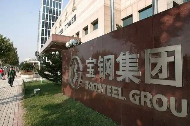 鋼鐵行業(yè)是全球工業(yè)體系中的重要支柱之一,其產(chǎn)品廣泛應(yīng)用于基礎(chǔ)設(shè)施建設(shè)、機(jī)械制造、汽車工業(yè)等領(lǐng)域。隨著全球工業(yè)化進(jìn)程的不斷深入,鋼鐵行業(yè)呈現(xiàn)出國(guó)際化競(jìng)爭(zhēng)格局。在眾多鋼鐵制造企業(yè)中,有6家公司以其出色的經(jīng)營(yíng)業(yè)績(jī)和強(qiáng)大的市場(chǎng)地位脫穎而出,成為了世界鋼鐵制造業(yè)的領(lǐng)軍企業(yè)。  第一，是總部位于中國(guó)的寶鋼集團(tuán)。寶鋼集團(tuán)創(chuàng)立于1992年,作為中國(guó)最大的鋼鐵生產(chǎn)企業(yè),其年產(chǎn)鋼鐵超過1億噸,在全球鋼鐵企業(yè)中居首位。寶鋼集團(tuán)擁有先進(jìn)的煉鋼技術(shù)和完善的產(chǎn)業(yè)鏈,產(chǎn)品涵蓋了碳鋼、合金鋼、不銹鋼等多個(gè)品類,廣泛應(yīng)用于汽車、家電、建筑等領(lǐng)域。在國(guó)內(nèi)市場(chǎng)上,寶鋼集團(tuán)占據(jù)主導(dǎo)地位,同時(shí)也積極拓展海外市場(chǎng),在全球范圍內(nèi)享有較高的品牌知名度。   第二，是同樣總部設(shè)在中國(guó)的武鋼集團(tuán)。武鋼集團(tuán)成立于1958年,是中國(guó)最早的鋼鐵生產(chǎn)企業(yè)之一,擁有悠久的歷史和豐富的生產(chǎn)經(jīng)驗(yàn)。該集團(tuán)主營(yíng)碳鋼和合金鋼的生產(chǎn),年產(chǎn)量超過5000萬噸,位居全球第二。武鋼集團(tuán)不僅在國(guó)內(nèi)市場(chǎng)占有重要地位,同時(shí)也積極開拓海外市場(chǎng),產(chǎn)品遠(yuǎn)銷歐洲、東南亞等地區(qū)。近年來,武鋼集團(tuán)通過并購重組等方式不斷擴(kuò)大產(chǎn)能,提升了其在全球鋼鐵行業(yè)的影響力。   第三，是總部位于印度的塔塔鋼鐵公司。塔塔鋼鐵公司成立于1907年,是全球歷史最悠久的鋼鐵制造企業(yè)之一。該公司年產(chǎn)鋼鐵超過1800萬噸,產(chǎn)品涵蓋了碳鋼、合金鋼、不銹鋼等種類,廣泛應(yīng)用于汽車、基礎(chǔ)設(shè)施、機(jī)械制造等領(lǐng)域。憑借雄厚的技術(shù)實(shí)力和優(yōu)秀的管理團(tuán)隊(duì),塔塔鋼鐵公司在全球鋼鐵市場(chǎng)上占據(jù)了重要地位,在發(fā)展中國(guó)家市場(chǎng)尤其具有優(yōu)勢(shì)。   第四，是總部位于日本的新日鐵住金株式會(huì)社。新日鐵住金株式會(huì)社是日本最大的鋼鐵制造企業(yè),年產(chǎn)鋼鐵約4500萬噸,位居全球第四。該公司擁有業(yè)內(nèi)領(lǐng)先的技術(shù)水平,在煉鋼、軋鋼等工藝上均有很強(qiáng)的競(jìng)爭(zhēng)力。同時(shí),新日鐵住金還積極推動(dòng)產(chǎn)品創(chuàng)新,開發(fā)出多種高性能鋼材,廣泛應(yīng)用于汽車制造、電子電器等行業(yè)。憑借雄厚的技術(shù)實(shí)力和優(yōu)質(zhì)的產(chǎn)品,新日鐵住金在日本國(guó)內(nèi)以及東亞地區(qū)市場(chǎng)占據(jù)主導(dǎo)地位。   第五,是總部位于韓國(guó)的POSCO。POSCO創(chuàng)立于1968年,是韓國(guó)最大的鋼鐵制造企業(yè),年產(chǎn)鋼鐵約4000萬噸。POSCO在煉鋼技術(shù)、產(chǎn)品研發(fā)等方面均處于業(yè)內(nèi)領(lǐng)先水平,旗下?lián)碛卸嗉液Ｍ庾庸?業(yè)務(wù)覆蓋全球主要市場(chǎng)。近年來,POSCO不斷優(yōu)化產(chǎn)品結(jié)構(gòu),提升高附加值鋼材的占比,在汽車制造、電子等領(lǐng)域具有較強(qiáng)的市場(chǎng)競(jìng)爭(zhēng)力。憑借優(yōu)秀的經(jīng)營(yíng)業(yè)績(jī)和穩(wěn)健的財(cái)務(wù)狀況,POSCO在全球鋼鐵行業(yè)中占據(jù)重要地位。   第六,是總部位于美國(guó)的美國(guó)鋼鐵公司。美國(guó)鋼鐵公司創(chuàng)立于1901年,是美國(guó)最大的鋼鐵制造企業(yè),年產(chǎn)鋼鐵約1600萬噸。該公司在碳鋼、不銹鋼等品類的生產(chǎn)上均具有較強(qiáng)的技術(shù)實(shí)力,產(chǎn)品廣泛應(yīng)用于汽車制造、基礎(chǔ)設(shè)施建設(shè)等領(lǐng)域。近年來,美國(guó)鋼鐵公司通過資產(chǎn)重組和技術(shù)創(chuàng)新等措施,不斷提升自身競(jìng)爭(zhēng)力,在北美市場(chǎng)保持領(lǐng)先地位。   舉報(bào)/反饋