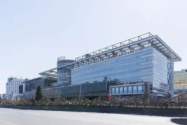 鋼鐵行業(yè)是全球工業(yè)體系中的重要支柱之一,其產(chǎn)品廣泛應(yīng)用于基礎(chǔ)設(shè)施建設(shè)、機(jī)械制造、汽車工業(yè)等領(lǐng)域。隨著全球工業(yè)化進(jìn)程的不斷深入,鋼鐵行業(yè)呈現(xiàn)出國(guó)際化競(jìng)爭(zhēng)格局。在眾多鋼鐵制造企業(yè)中,有6家公司以其出色的經(jīng)營(yíng)業(yè)績(jī)和強(qiáng)大的市場(chǎng)地位脫穎而出,成為了世界鋼鐵制造業(yè)的領(lǐng)軍企業(yè)。  第一，是總部位于中國(guó)的寶鋼集團(tuán)。寶鋼集團(tuán)創(chuàng)立于1992年,作為中國(guó)最大的鋼鐵生產(chǎn)企業(yè),其年產(chǎn)鋼鐵超過1億噸,在全球鋼鐵企業(yè)中居首位。寶鋼集團(tuán)擁有先進(jìn)的煉鋼技術(shù)和完善的產(chǎn)業(yè)鏈,產(chǎn)品涵蓋了碳鋼、合金鋼、不銹鋼等多個(gè)品類,廣泛應(yīng)用于汽車、家電、建筑等領(lǐng)域。在國(guó)內(nèi)市場(chǎng)上,寶鋼集團(tuán)占據(jù)主導(dǎo)地位,同時(shí)也積極拓展海外市場(chǎng),在全球范圍內(nèi)享有較高的品牌知名度。   第二，是同樣總部設(shè)在中國(guó)的武鋼集團(tuán)。武鋼集團(tuán)成立于1958年,是中國(guó)最早的鋼鐵生產(chǎn)企業(yè)之一,擁有悠久的歷史和豐富的生產(chǎn)經(jīng)驗(yàn)。該集團(tuán)主營(yíng)碳鋼和合金鋼的生產(chǎn),年產(chǎn)量超過5000萬噸,位居全球第二。武鋼集團(tuán)不僅在國(guó)內(nèi)市場(chǎng)占有重要地位,同時(shí)也積極開拓海外市場(chǎng),產(chǎn)品遠(yuǎn)銷歐洲、東南亞等地區(qū)。近年來,武鋼集團(tuán)通過并購重組等方式不斷擴(kuò)大產(chǎn)能,提升了其在全球鋼鐵行業(yè)的影響力。   第三，是總部位于印度的塔塔鋼鐵公司。塔塔鋼鐵公司成立于1907年,是全球歷史最悠久的鋼鐵制造企業(yè)之一。該公司年產(chǎn)鋼鐵超過1800萬噸,產(chǎn)品涵蓋了碳鋼、合金鋼、不銹鋼等種類,廣泛應(yīng)用于汽車、基礎(chǔ)設(shè)施、機(jī)械制造等領(lǐng)域。憑借雄厚的技術(shù)實(shí)力和優(yōu)秀的管理團(tuán)隊(duì),塔塔鋼鐵公司在全球鋼鐵市場(chǎng)上占據(jù)了重要地位,在發(fā)展中國(guó)家市場(chǎng)尤其具有優(yōu)勢(shì)。   第四，是總部位于日本的新日鐵住金株式會(huì)社。新日鐵住金株式會(huì)社是日本最大的鋼鐵制造企業(yè),年產(chǎn)鋼鐵約4500萬噸,位居全球第四。該公司擁有業(yè)內(nèi)領(lǐng)先的技術(shù)水平,在煉鋼、軋鋼等工藝上均有很強(qiáng)的競(jìng)爭(zhēng)力。同時(shí),新日鐵住金還積極推動(dòng)產(chǎn)品創(chuàng)新,開發(fā)出多種高性能鋼材,廣泛應(yīng)用于汽車制造、電子電器等行業(yè)。憑借雄厚的技術(shù)實(shí)力和優(yōu)質(zhì)的產(chǎn)品,新日鐵住金在日本國(guó)內(nèi)以及東亞地區(qū)市場(chǎng)占據(jù)主導(dǎo)地位。   第五,是總部位于韓國(guó)的POSCO。POSCO創(chuàng)立于1968年,是韓國(guó)最大的鋼鐵制造企業(yè),年產(chǎn)鋼鐵約4000萬噸。POSCO在煉鋼技術(shù)、產(chǎn)品研發(fā)等方面均處于業(yè)內(nèi)領(lǐng)先水平,旗下?lián)碛卸嗉液Ｍ庾庸?業(yè)務(wù)覆蓋全球主要市場(chǎng)。近年來,POSCO不斷優(yōu)化產(chǎn)品結(jié)構(gòu),提升高附加值鋼材的占比,在汽車制造、電子等領(lǐng)域具有較強(qiáng)的市場(chǎng)競(jìng)爭(zhēng)力。憑借優(yōu)秀的經(jīng)營(yíng)業(yè)績(jī)和穩(wěn)健的財(cái)務(wù)狀況,POSCO在全球鋼鐵行業(yè)中占據(jù)重要地位。   第六,是總部位于美國(guó)的美國(guó)鋼鐵公司。美國(guó)鋼鐵公司創(chuàng)立于1901年,是美國(guó)最大的鋼鐵制造企業(yè),年產(chǎn)鋼鐵約1600萬噸。該公司在碳鋼、不銹鋼等品類的生產(chǎn)上均具有較強(qiáng)的技術(shù)實(shí)力,產(chǎn)品廣泛應(yīng)用于汽車制造、基礎(chǔ)設(shè)施建設(shè)等領(lǐng)域。近年來,美國(guó)鋼鐵公司通過資產(chǎn)重組和技術(shù)創(chuàng)新等措施,不斷提升自身競(jìng)爭(zhēng)力,在北美市場(chǎng)保持領(lǐng)先地位。   舉報(bào)/反饋