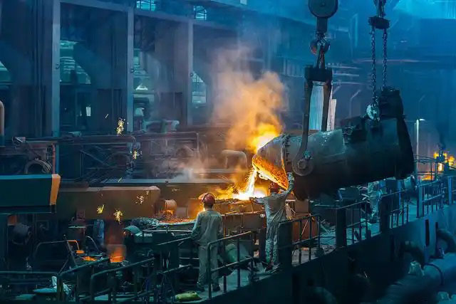 鋼鐵行業(yè)是全球工業(yè)體系中的重要支柱之一,其產(chǎn)品廣泛應(yīng)用于基礎(chǔ)設(shè)施建設(shè)、機(jī)械制造、汽車工業(yè)等領(lǐng)域。隨著全球工業(yè)化進(jìn)程的不斷深入,鋼鐵行業(yè)呈現(xiàn)出國(guó)際化競(jìng)爭(zhēng)格局。在眾多鋼鐵制造企業(yè)中,有6家公司以其出色的經(jīng)營(yíng)業(yè)績(jī)和強(qiáng)大的市場(chǎng)地位脫穎而出,成為了世界鋼鐵制造業(yè)的領(lǐng)軍企業(yè)。  第一，是總部位于中國(guó)的寶鋼集團(tuán)。寶鋼集團(tuán)創(chuàng)立于1992年,作為中國(guó)最大的鋼鐵生產(chǎn)企業(yè),其年產(chǎn)鋼鐵超過1億噸,在全球鋼鐵企業(yè)中居首位。寶鋼集團(tuán)擁有先進(jìn)的煉鋼技術(shù)和完善的產(chǎn)業(yè)鏈,產(chǎn)品涵蓋了碳鋼、合金鋼、不銹鋼等多個(gè)品類,廣泛應(yīng)用于汽車、家電、建筑等領(lǐng)域。在國(guó)內(nèi)市場(chǎng)上,寶鋼集團(tuán)占據(jù)主導(dǎo)地位,同時(shí)也積極拓展海外市場(chǎng),在全球范圍內(nèi)享有較高的品牌知名度。   第二，是同樣總部設(shè)在中國(guó)的武鋼集團(tuán)。武鋼集團(tuán)成立于1958年,是中國(guó)最早的鋼鐵生產(chǎn)企業(yè)之一,擁有悠久的歷史和豐富的生產(chǎn)經(jīng)驗(yàn)。該集團(tuán)主營(yíng)碳鋼和合金鋼的生產(chǎn),年產(chǎn)量超過5000萬噸,位居全球第二。武鋼集團(tuán)不僅在國(guó)內(nèi)市場(chǎng)占有重要地位,同時(shí)也積極開拓海外市場(chǎng),產(chǎn)品遠(yuǎn)銷歐洲、東南亞等地區(qū)。近年來,武鋼集團(tuán)通過并購重組等方式不斷擴(kuò)大產(chǎn)能,提升了其在全球鋼鐵行業(yè)的影響力。   第三，是總部位于印度的塔塔鋼鐵公司。塔塔鋼鐵公司成立于1907年,是全球歷史最悠久的鋼鐵制造企業(yè)之一。該公司年產(chǎn)鋼鐵超過1800萬噸,產(chǎn)品涵蓋了碳鋼、合金鋼、不銹鋼等種類,廣泛應(yīng)用于汽車、基礎(chǔ)設(shè)施、機(jī)械制造等領(lǐng)域。憑借雄厚的技術(shù)實(shí)力和優(yōu)秀的管理團(tuán)隊(duì),塔塔鋼鐵公司在全球鋼鐵市場(chǎng)上占據(jù)了重要地位,在發(fā)展中國(guó)家市場(chǎng)尤其具有優(yōu)勢(shì)。   第四，是總部位于日本的新日鐵住金株式會(huì)社。新日鐵住金株式會(huì)社是日本最大的鋼鐵制造企業(yè),年產(chǎn)鋼鐵約4500萬噸,位居全球第四。該公司擁有業(yè)內(nèi)領(lǐng)先的技術(shù)水平,在煉鋼、軋鋼等工藝上均有很強(qiáng)的競(jìng)爭(zhēng)力。同時(shí),新日鐵住金還積極推動(dòng)產(chǎn)品創(chuàng)新,開發(fā)出多種高性能鋼材,廣泛應(yīng)用于汽車制造、電子電器等行業(yè)。憑借雄厚的技術(shù)實(shí)力和優(yōu)質(zhì)的產(chǎn)品,新日鐵住金在日本國(guó)內(nèi)以及東亞地區(qū)市場(chǎng)占據(jù)主導(dǎo)地位。   第五,是總部位于韓國(guó)的POSCO。POSCO創(chuàng)立于1968年,是韓國(guó)最大的鋼鐵制造企業(yè),年產(chǎn)鋼鐵約4000萬噸。POSCO在煉鋼技術(shù)、產(chǎn)品研發(fā)等方面均處于業(yè)內(nèi)領(lǐng)先水平,旗下?lián)碛卸嗉液Ｍ庾庸?業(yè)務(wù)覆蓋全球主要市場(chǎng)。近年來,POSCO不斷優(yōu)化產(chǎn)品結(jié)構(gòu),提升高附加值鋼材的占比,在汽車制造、電子等領(lǐng)域具有較強(qiáng)的市場(chǎng)競(jìng)爭(zhēng)力。憑借優(yōu)秀的經(jīng)營(yíng)業(yè)績(jī)和穩(wěn)健的財(cái)務(wù)狀況,POSCO在全球鋼鐵行業(yè)中占據(jù)重要地位。   第六,是總部位于美國(guó)的美國(guó)鋼鐵公司。美國(guó)鋼鐵公司創(chuàng)立于1901年,是美國(guó)最大的鋼鐵制造企業(yè),年產(chǎn)鋼鐵約1600萬噸。該公司在碳鋼、不銹鋼等品類的生產(chǎn)上均具有較強(qiáng)的技術(shù)實(shí)力,產(chǎn)品廣泛應(yīng)用于汽車制造、基礎(chǔ)設(shè)施建設(shè)等領(lǐng)域。近年來,美國(guó)鋼鐵公司通過資產(chǎn)重組和技術(shù)創(chuàng)新等措施,不斷提升自身競(jìng)爭(zhēng)力,在北美市場(chǎng)保持領(lǐng)先地位。   舉報(bào)/反饋