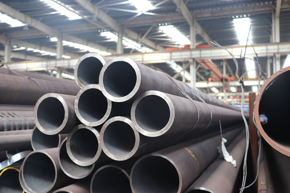 無縫管 (seamless tube)    美標(biāo)API 5L  無縫管是一種具有中空截面、周邊沒有接縫的長條鋼材。鋼管具有中空截面，大量用作輸送流體的管道，如輸送石油、天然氣、煤氣、水及某些固體物料的管道等。鋼管與圓鋼等實(shí)心鋼材相比，在抗彎抗扭強(qiáng)度相同時(shí)，重量較輕，是一種經(jīng)濟(jì)截面鋼材，廣泛用于制造結(jié)構(gòu)件和機(jī)械零件，如石油鉆桿、汽車傳動(dòng)軸、自行車架以及建筑施工中用的鋼腳手架等。用鋼管制造環(huán)形零件，可提高材料利用率，簡化制造工序，節(jié)約材料和加工工時(shí)，如滾動(dòng)軸承套圈、千斤頂套等，目前已廣泛用鋼管來制造。鋼管還是各種常規(guī)武器不可缺少的材料，槍管、炮筒等都要鋼管來制造。鋼管按橫截面積形狀的不同可分為圓管和異型管。由于在周長相等的條件下，圓面積最大，用圓形管可以輸送更多的流體。此外，圓環(huán)截面在承受內(nèi)部或外部徑向壓力時(shí)，受力較均勻，因此，絕大多數(shù)鋼管是圓管。  但是，圓管也有一定的局限性，如在受平面彎曲的條件下，圓管就不如方、矩形管抗彎強(qiáng)度大，一些農(nóng)機(jī)具骨架、鋼木家具等就常用方、矩形管。根據(jù)不同用途還需有其他截面形狀的異型鋼管。  目前，全世界生產(chǎn)無縫管的共計(jì)有110多個(gè)國家的1850多個(gè)公司下的5100多個(gè)生產(chǎn)廠，其中生產(chǎn)石油管的有44個(gè)國家的170多個(gè)公司下的260多個(gè)廠。2000年，無縫管全國表觀消費(fèi)量為418.0萬噸，其中國內(nèi)供應(yīng)量的382.1萬噸，占國內(nèi)總需求的91.4%。進(jìn)口為35.9萬噸，占國內(nèi)總需求的8.59%。同年石油管消費(fèi)量大約為91萬噸。進(jìn)口約25.2萬噸。進(jìn)口管占國內(nèi)總消費(fèi)量的大約70%，其中進(jìn)口管占國內(nèi)總消費(fèi)量的27.69%，石油管進(jìn)口量約占無縫管總進(jìn)口量的大約70%。從日本進(jìn)口的石油管占總進(jìn)口量一半以上。中國最大的石油套管生產(chǎn)基地——天津鋼管公司2000年的鋼管產(chǎn)品出來為52.20萬噸，其中石油套管產(chǎn)量為36.41萬噸。套管占全國石油產(chǎn)量的一半以上。在產(chǎn)量和銷售量上都占中國套管市場的第一位。    從國際和國內(nèi)兩個(gè)市場來看，無縫管（包括石油專用管）的現(xiàn)有生產(chǎn)能力均已大于需求。所以，今后的重點(diǎn)應(yīng)放在充分發(fā)揮現(xiàn)有機(jī)組的能力，開發(fā)出高強(qiáng)度等級(jí)、高抗擊毀、高抗腐蝕的石油管、高壓鍋爐管和氣瓶管等產(chǎn)品。也是國家針對(duì)當(dāng)前我國鋼鐵市場進(jìn)行優(yōu)化產(chǎn)品結(jié)構(gòu)的內(nèi)容。這也是增加在國內(nèi)外產(chǎn)品競爭力、擴(kuò)大市場份額的關(guān)鍵所在。就是說，提高國內(nèi)鋼管企業(yè)的市場競爭力是加和WTO以后國內(nèi)企業(yè)長期的任務(wù)和成功發(fā)展的關(guān)鍵。  1.結(jié)構(gòu)用無縫管（GB/T8162-1999）是用于一般結(jié)構(gòu)和機(jī)械結(jié)構(gòu)的無縫管。  2.流體輸送用無縫管（GB/T8163-1999）是用于輸送水、油、氣等流體的一般無縫管。  3.低中壓鍋爐用無縫管（GB3087-1999）是用于制造各種結(jié)構(gòu)低中壓鍋爐過熱蒸汽管、沸水管及機(jī)車鍋爐用過熱蒸汽管、大煙管、小煙管和拱磚管用的優(yōu)質(zhì)碳素結(jié)構(gòu)鋼熱軋和冷拔（軋）無縫管。  4.高壓鍋爐用無縫管（GB5310-1995）是用于制造高壓及其以上壓力的水管鍋爐受熱面用的優(yōu)質(zhì)碳素鋼、合金鋼和不銹耐熱鋼無縫管。  5.化肥設(shè)備用高壓無縫管（GB6479-2000）是適用于工作溫度為-40~400℃、工作壓力為10~30Ma的化工設(shè)備和管道的優(yōu)質(zhì)碳素結(jié)構(gòu)鋼和合金鋼無縫管。  6.石油裂化用無縫管（GB9948-88）是適用于石油精煉廠的爐管、熱交換器和管道無縫管。  7.地質(zhì)鉆探用鋼管（YB235-70）是供地質(zhì)部門進(jìn)行巖心鉆探使用的鋼管，按用途可分為鉆桿、鉆鋌、巖心管、套管和沉淀管等。  8.金剛石巖芯鉆探用無縫管（GB3423-82）是用于金剛石巖芯鉆探的鉆桿、巖心桿、套管的無縫管。  9.石油鉆探管（YB528-65）是用于石油鉆探兩端內(nèi)加厚或外加厚的無縫管。鋼管分車絲和不車絲兩種，車絲管用接頭聯(lián)結(jié)，不車絲管用對(duì)焊的方法與工具接頭聯(lián)結(jié)。  10.船舶用碳鋼無縫管（GB5213-85）是制造船舶I級(jí)耐壓管系、Ⅱ級(jí)耐壓管系、鍋爐及過熱器用的碳素鋼無縫管。碳素鋼無縫管管壁工作溫度不超過450℃，合金鋼無縫管管壁工作溫度超過450℃。  11.汽車半軸套管用無縫管（GB3088-82）是制造汽車半軸套管及驅(qū)動(dòng)橋橋殼軸管用的優(yōu)質(zhì)碳素結(jié)構(gòu)鋼和合金結(jié)構(gòu)鋼熱軋無縫管。  12.柴油機(jī)用高壓油管（GB3093-86）是制造柴油機(jī)噴射系統(tǒng)高壓管用的冷拔無縫管。  13.液壓和氣動(dòng)缸筒用精密內(nèi)徑無縫管（GB8713-88）是制造液壓和氣動(dòng)缸筒用的具有精密內(nèi)徑尺寸的冷拔或冷軋精密無縫管。  14.冷拔或冷軋精密無縫管（GB3639-83）是用于機(jī)械結(jié)構(gòu)、液壓設(shè)備的尺寸精度高和表面光潔度好的冷拔或冷軋精密無縫管。選用精密無縫管制造機(jī)械結(jié)構(gòu)或液壓設(shè)備等，可以大大節(jié)約機(jī)械加工工時(shí)，提高材料利用率，同時(shí)有利于提高產(chǎn)品質(zhì)量。  15.結(jié)構(gòu)用不銹鋼無縫管（GB/T14975-1994）是廣泛用于化工、石油、輕紡、醫(yī)療、食品、機(jī)械等工業(yè)的耐腐蝕管道和結(jié)構(gòu)件及零件的不銹鋼制成的熱軋（擠、擴(kuò)）和冷拔（軋）無縫管。  16.流體輸送用不銹鋼無縫管（GB/T14976-1994）是用于輸送流體的不銹鋼制成的熱軋（擠、擴(kuò)）和冷拔（軋）無縫管。  17.異型無縫管是除了圓管以外的其他截面形狀的無縫管的總稱。按鋼管截面形狀尺寸的不同又可分為等壁厚異型無縫管（代號(hào)為D）、不等壁厚異型無縫管（代號(hào)為BD）、變直徑異型無縫管（代號(hào)為BJ）。異型無縫管廣泛用于各種結(jié)構(gòu)件、工具和機(jī)械零部件。和圓管相比，異型管一般都有較大的慣性矩和截面模數(shù)，有較大的抗彎抗扭能力，可以大大減輕結(jié)構(gòu)重量，節(jié)約鋼材。  一般用無縫管是用10、20、30、35、45等優(yōu)質(zhì)碳結(jié)鋼16Mn、5MnV等低合金結(jié)構(gòu)鋼或40Cr、30CrMnSi、45Mn2、40MnB等合結(jié)鋼熱軋或冷軋制成的。10、20等低碳鋼制造的無縫管主要用于流體輸送管道。45、40Cr等中碳鋼制成的無縫管用來制造機(jī)械零件，如汽車、拖拉機(jī)的受力零件。一般用無縫管要保證強(qiáng)度和壓扁試驗(yàn)。熱軋鋼管以熱軋狀態(tài)或熱處理狀態(tài)交貨；冷軋以熱以熱處理狀態(tài)交貨。低中壓鍋爐用無縫管：用于制造各種低中壓鍋爐、過熱蒸汽管、沸水管、水冷壁管及機(jī)車鍋爐用過熱蒸汽管、大煙管、小煙管和拱磚管等。  用優(yōu)質(zhì)碳素結(jié)構(gòu)鋼熱軋或冷軋（撥）無縫管。主要用10、20號(hào)鋼制造，除保證化學(xué)成分和機(jī)械性能外要做水壓試驗(yàn)，卷邊、擴(kuò)口、壓扁等試驗(yàn)。熱軋以熱軋狀態(tài)交貨、冷軋（撥）以熱處理狀態(tài)交貨。  無縫管計(jì)算公式及舉例說明：（kg/m）W=0.02466×S（D–S）D=外徑S=壁厚  外徑為60mm壁厚4mm的無縫鋼管，求每m重量。每m重量=0.02466×4×（60–4）=5.52kg