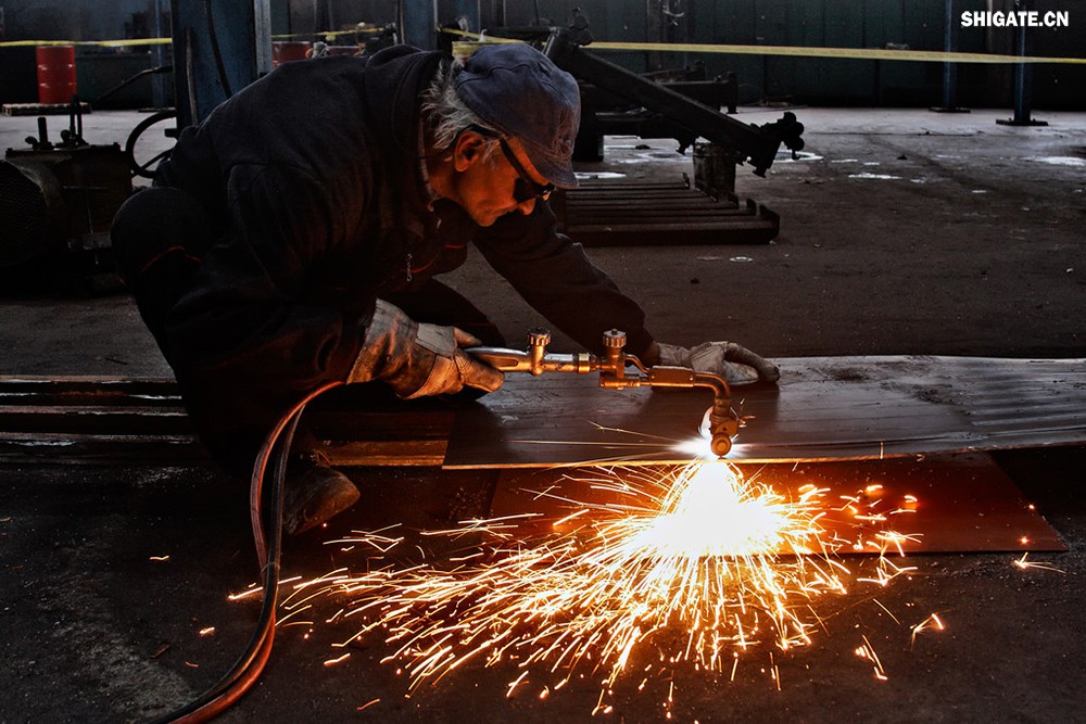 在工業(yè)生產(chǎn)中，鋼板切割是一項至關(guān)重要的工藝，廣泛應(yīng)用于機(jī)械制造、建筑、橋梁建設(shè)等多個領(lǐng)域。為了滿足不同項目的需求，鋼板切割采用了多種加工方式。本文將詳細(xì)介紹鋼板切割中常見的幾種加工方式，包括火焰切割、激光切割、等離子切割、水刀切割以及機(jī)械切割等。    一、火焰切割    火焰切割是利用氧氣和乙炔的燃燒產(chǎn)生的高溫火焰來切割鋼板的一種加工方式。在切割過程中，火焰將鋼板局部加熱至熔化狀態(tài)，同時氧氣流將熔化的金屬吹走，形成切口?；鹧媲懈钤O(shè)備相對簡單，成本低廉，適用于切割厚度較大的鋼板。然而，由于切割過程中產(chǎn)生的熱影響區(qū)較大，易導(dǎo)致鋼板變形和材質(zhì)變化，因此精度和表面質(zhì)量相對較低。          二、激光切割    激光切割是利用高功率密度的激光束照射鋼板表面，使鋼板迅速熔化、汽化或達(dá)到點燃點，同時以高速氣流將熔化或燃燒的金屬吹走，形成切口。激光切割具有切割速度快、精度高、熱影響區(qū)小等優(yōu)點，特別適用于切割薄板和中厚板。此外，激光切割還能實現(xiàn)自動化和智能化生產(chǎn)，提高生產(chǎn)效率。            三、等離子切割    等離子切割是利用高溫、高速度的等離子氣體流對鋼板進(jìn)行切割的一種加工方式。在切割過程中，等離子氣體流將鋼板局部熔化，并通過氣流將熔化的金屬吹走。等離子切割適用于切割中厚板和厚板，具有切割速度快、熱影響區(qū)小、切口平整等優(yōu)點。然而，等離子切割設(shè)備的成本較高，維護(hù)也相對復(fù)雜。    四、水刀切割    水刀切割是利用高壓水流對鋼板進(jìn)行切割的一種加工方式。在切割過程中，高壓水流將鋼板局部沖蝕，形成切口。水刀切割具有切割精度高、表面質(zhì)量好、無熱影響區(qū)等優(yōu)點，特別適用于切割薄板和對表面質(zhì)量要求較高的項目。此外，水刀切割還能實現(xiàn)綠色生產(chǎn)，減少環(huán)境污染。    五、機(jī)械切割    機(jī)械切割是利用切割機(jī)械對鋼板進(jìn)行切割的一種加工方式，如鋸床切割、銑床切割等。機(jī)械切割適用于切割各種厚度和材質(zhì)的鋼板，具有切割精度高、切口平整、適應(yīng)性強(qiáng)等優(yōu)點。然而，機(jī)械切割的速度相對較慢，生產(chǎn)效率較低，且對于較厚的鋼板，切割難度較大。            在選擇鋼板切割加工方式時，需要根據(jù)項目的具體需求、鋼板的厚度和材質(zhì)、生產(chǎn)效率和成本等因素進(jìn)行綜合考慮。對于要求高精度、高表面質(zhì)量的切割項目，激光切割和水刀切割是較為理想的選擇；對于切割厚度較大、對表面質(zhì)量要求不高的項目，火焰切割和等離子切割則更具優(yōu)勢；而對于需要靈活應(yīng)對各種切割需求的場景，機(jī)械切割則是一種可靠的選擇。    總之，隨著科技的不斷進(jìn)步和工業(yè)生產(chǎn)的不斷發(fā)展，鋼板切割加工方式也在不斷創(chuàng)新和完善。了解各種加工方式的優(yōu)缺點，并根據(jù)實際需求選擇合適的加工方式，對于提高鋼板切割的質(zhì)量和效率具有重要意義。
