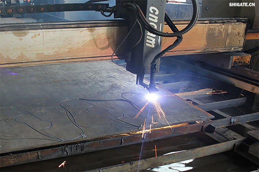 在工業(yè)生產(chǎn)中，鋼板切割是一項至關(guān)重要的工藝，廣泛應(yīng)用于機(jī)械制造、建筑、橋梁建設(shè)等多個領(lǐng)域。為了滿足不同項目的需求，鋼板切割采用了多種加工方式。本文將詳細(xì)介紹鋼板切割中常見的幾種加工方式，包括火焰切割、激光切割、等離子切割、水刀切割以及機(jī)械切割等。    一、火焰切割    火焰切割是利用氧氣和乙炔的燃燒產(chǎn)生的高溫火焰來切割鋼板的一種加工方式。在切割過程中，火焰將鋼板局部加熱至熔化狀態(tài)，同時氧氣流將熔化的金屬吹走，形成切口。火焰切割設(shè)備相對簡單，成本低廉，適用于切割厚度較大的鋼板。然而，由于切割過程中產(chǎn)生的熱影響區(qū)較大，易導(dǎo)致鋼板變形和材質(zhì)變化，因此精度和表面質(zhì)量相對較低。          二、激光切割    激光切割是利用高功率密度的激光束照射鋼板表面，使鋼板迅速熔化、汽化或達(dá)到點燃點，同時以高速氣流將熔化或燃燒的金屬吹走，形成切口。激光切割具有切割速度快、精度高、熱影響區(qū)小等優(yōu)點，特別適用于切割薄板和中厚板。此外，激光切割還能實現(xiàn)自動化和智能化生產(chǎn)，提高生產(chǎn)效率。            三、等離子切割    等離子切割是利用高溫、高速度的等離子氣體流對鋼板進(jìn)行切割的一種加工方式。在切割過程中，等離子氣體流將鋼板局部熔化，并通過氣流將熔化的金屬吹走。等離子切割適用于切割中厚板和厚板，具有切割速度快、熱影響區(qū)小、切口平整等優(yōu)點。然而，等離子切割設(shè)備的成本較高，維護(hù)也相對復(fù)雜。    四、水刀切割    水刀切割是利用高壓水流對鋼板進(jìn)行切割的一種加工方式。在切割過程中，高壓水流將鋼板局部沖蝕，形成切口。水刀切割具有切割精度高、表面質(zhì)量好、無熱影響區(qū)等優(yōu)點，特別適用于切割薄板和對表面質(zhì)量要求較高的項目。此外，水刀切割還能實現(xiàn)綠色生產(chǎn)，減少環(huán)境污染。    五、機(jī)械切割    機(jī)械切割是利用切割機(jī)械對鋼板進(jìn)行切割的一種加工方式，如鋸床切割、銑床切割等。機(jī)械切割適用于切割各種厚度和材質(zhì)的鋼板，具有切割精度高、切口平整、適應(yīng)性強(qiáng)等優(yōu)點。然而，機(jī)械切割的速度相對較慢，生產(chǎn)效率較低，且對于較厚的鋼板，切割難度較大。            在選擇鋼板切割加工方式時，需要根據(jù)項目的具體需求、鋼板的厚度和材質(zhì)、生產(chǎn)效率和成本等因素進(jìn)行綜合考慮。對于要求高精度、高表面質(zhì)量的切割項目，激光切割和水刀切割是較為理想的選擇；對于切割厚度較大、對表面質(zhì)量要求不高的項目，火焰切割和等離子切割則更具優(yōu)勢；而對于需要靈活應(yīng)對各種切割需求的場景，機(jī)械切割則是一種可靠的選擇。    總之，隨著科技的不斷進(jìn)步和工業(yè)生產(chǎn)的不斷發(fā)展，鋼板切割加工方式也在不斷創(chuàng)新和完善。了解各種加工方式的優(yōu)缺點，并根據(jù)實際需求選擇合適的加工方式，對于提高鋼板切割的質(zhì)量和效率具有重要意義。