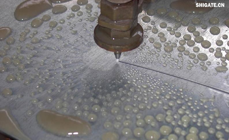 在工業(yè)生產(chǎn)中，鋼板切割是一項至關(guān)重要的工藝，廣泛應(yīng)用于機(jī)械制造、建筑、橋梁建設(shè)等多個領(lǐng)域。為了滿足不同項目的需求，鋼板切割采用了多種加工方式。本文將詳細(xì)介紹鋼板切割中常見的幾種加工方式，包括火焰切割、激光切割、等離子切割、水刀切割以及機(jī)械切割等。    一、火焰切割    火焰切割是利用氧氣和乙炔的燃燒產(chǎn)生的高溫火焰來切割鋼板的一種加工方式。在切割過程中，火焰將鋼板局部加熱至熔化狀態(tài)，同時氧氣流將熔化的金屬吹走，形成切口。火焰切割設(shè)備相對簡單，成本低廉，適用于切割厚度較大的鋼板。然而，由于切割過程中產(chǎn)生的熱影響區(qū)較大，易導(dǎo)致鋼板變形和材質(zhì)變化，因此精度和表面質(zhì)量相對較低。          二、激光切割    激光切割是利用高功率密度的激光束照射鋼板表面，使鋼板迅速熔化、汽化或達(dá)到點燃點，同時以高速氣流將熔化或燃燒的金屬吹走，形成切口。激光切割具有切割速度快、精度高、熱影響區(qū)小等優(yōu)點，特別適用于切割薄板和中厚板。此外，激光切割還能實現(xiàn)自動化和智能化生產(chǎn)，提高生產(chǎn)效率。            三、等離子切割    等離子切割是利用高溫、高速度的等離子氣體流對鋼板進(jìn)行切割的一種加工方式。在切割過程中，等離子氣體流將鋼板局部熔化，并通過氣流將熔化的金屬吹走。等離子切割適用于切割中厚板和厚板，具有切割速度快、熱影響區(qū)小、切口平整等優(yōu)點。然而，等離子切割設(shè)備的成本較高，維護(hù)也相對復(fù)雜。    四、水刀切割    水刀切割是利用高壓水流對鋼板進(jìn)行切割的一種加工方式。在切割過程中，高壓水流將鋼板局部沖蝕，形成切口。水刀切割具有切割精度高、表面質(zhì)量好、無熱影響區(qū)等優(yōu)點，特別適用于切割薄板和對表面質(zhì)量要求較高的項目。此外，水刀切割還能實現(xiàn)綠色生產(chǎn)，減少環(huán)境污染。    五、機(jī)械切割    機(jī)械切割是利用切割機(jī)械對鋼板進(jìn)行切割的一種加工方式，如鋸床切割、銑床切割等。機(jī)械切割適用于切割各種厚度和材質(zhì)的鋼板，具有切割精度高、切口平整、適應(yīng)性強(qiáng)等優(yōu)點。然而，機(jī)械切割的速度相對較慢，生產(chǎn)效率較低，且對于較厚的鋼板，切割難度較大。            在選擇鋼板切割加工方式時，需要根據(jù)項目的具體需求、鋼板的厚度和材質(zhì)、生產(chǎn)效率和成本等因素進(jìn)行綜合考慮。對于要求高精度、高表面質(zhì)量的切割項目，激光切割和水刀切割是較為理想的選擇；對于切割厚度較大、對表面質(zhì)量要求不高的項目，火焰切割和等離子切割則更具優(yōu)勢；而對于需要靈活應(yīng)對各種切割需求的場景，機(jī)械切割則是一種可靠的選擇。    總之，隨著科技的不斷進(jìn)步和工業(yè)生產(chǎn)的不斷發(fā)展，鋼板切割加工方式也在不斷創(chuàng)新和完善。了解各種加工方式的優(yōu)缺點，并根據(jù)實際需求選擇合適的加工方式，對于提高鋼板切割的質(zhì)量和效率具有重要意義。