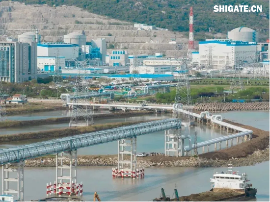 1月1日，國(guó)務(wù)院國(guó)資委新聞中心發(fā)布2024年度央企十大“超級(jí)工程”和央企十大“國(guó)之重器”，河鋼集團(tuán)舞鋼公司參與研制的我國(guó)首個(gè)工業(yè)用途核能供汽項(xiàng)目“和氣一號(hào)”和中俄東線天然氣管道工程、中國(guó)南極秦嶺站，我國(guó)自主設(shè)計(jì)建造的首艘大洋鉆探船“夢(mèng)想”號(hào)、亞洲首艘圓筒型海上油氣加工廠“?？惶?hào)”、我國(guó)自主研制的更大直徑盾構(gòu)機(jī)“江海號(hào)”分別入選。  2024年以來(lái)，舞鋼公司深入落實(shí)“1127”工作規(guī)劃，堅(jiān)持“以客戶需求為導(dǎo)向”，大力推進(jìn)技術(shù)營(yíng)銷，奮力拓展市場(chǎng)；強(qiáng)化科技創(chuàng)新驅(qū)動(dòng)，以填補(bǔ)國(guó)內(nèi)市場(chǎng)空白為目標(biāo)，研發(fā)更多具有舞鋼特色的新產(chǎn)品，助力國(guó)家“超級(jí)工程”建設(shè)和“大國(guó)重器”制造。