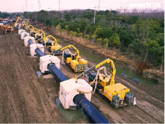 1月1日，國(guó)務(wù)院國(guó)資委新聞中心發(fā)布2024年度央企十大“超級(jí)工程”和央企十大“國(guó)之重器”，河鋼集團(tuán)舞鋼公司參與研制的我國(guó)首個(gè)工業(yè)用途核能供汽項(xiàng)目“和氣一號(hào)”和中俄東線天然氣管道工程、中國(guó)南極秦嶺站，我國(guó)自主設(shè)計(jì)建造的首艘大洋鉆探船“夢(mèng)想”號(hào)、亞洲首艘圓筒型海上油氣加工廠“?？惶?hào)”、我國(guó)自主研制的更大直徑盾構(gòu)機(jī)“江海號(hào)”分別入選。  2024年以來(lái)，舞鋼公司深入落實(shí)“1127”工作規(guī)劃，堅(jiān)持“以客戶需求為導(dǎo)向”，大力推進(jìn)技術(shù)營(yíng)銷，奮力拓展市場(chǎng)；強(qiáng)化科技創(chuàng)新驅(qū)動(dòng)，以填補(bǔ)國(guó)內(nèi)市場(chǎng)空白為目標(biāo)，研發(fā)更多具有舞鋼特色的新產(chǎn)品，助力國(guó)家“超級(jí)工程”建設(shè)和“大國(guó)重器”制造。