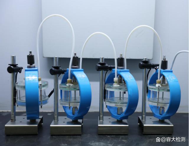 10月20日，工業(yè)和信息化部發(fā)布了2022年第23號(hào)公告，由舞鋼主導(dǎo)制定的我國(guó)首個(gè)《抗?jié)窳蚧瘹涓g鋼板》行業(yè)標(biāo)準(zhǔn)成功發(fā)布。  該標(biāo)準(zhǔn)由舞鋼公司主導(dǎo)，冶金工業(yè)信息標(biāo)準(zhǔn)研究院參與共同完成。項(xiàng)目組從標(biāo)準(zhǔn)建議書提交、申報(bào)、答辯，到標(biāo)準(zhǔn)的編制、起草、征求意見、審查審定，以及公示、公布等環(huán)節(jié)嚴(yán)格把關(guān)，歷時(shí)近3年努力完成。  該項(xiàng)標(biāo)準(zhǔn)填補(bǔ)了我國(guó)抗?jié)窳蚧瘹涓g鋼板標(biāo)準(zhǔn)空白，解決了抗?jié)窳蚧瘹涓g鋼板采購(gòu)卡脖子難題，打通了從技術(shù)研發(fā)、產(chǎn)品設(shè)計(jì)、裝備制造到產(chǎn)品營(yíng)銷最后一公里，對(duì)于國(guó)內(nèi)抗?jié)窳蚧瘹涓g鋼板產(chǎn)業(yè)高質(zhì)量發(fā)展具有深遠(yuǎn)意義。  該項(xiàng)行業(yè)標(biāo)準(zhǔn)是依據(jù)工業(yè)和信息化部工信廳科函（2019）276 號(hào)文“關(guān)于印發(fā) 2019 年第四批行業(yè)標(biāo)準(zhǔn)制修訂和外文版項(xiàng)目計(jì)劃的通知”下達(dá)的項(xiàng)目計(jì)劃， 2020年8月，全國(guó)鋼標(biāo)委鋼板和鋼帶分委員會(huì)組織各起草單位成立起草工作組，由舞陽鋼鐵有限責(zé)任公司為組長(zhǎng)單位，負(fù)責(zé)主要起草工作。工作組對(duì)國(guó)內(nèi)外抗?jié)窳蚧瘹涓g鋼板產(chǎn)品和技術(shù)現(xiàn)狀與發(fā)展情況進(jìn)行全面調(diào)研，同時(shí)廣泛搜集相關(guān)標(biāo)準(zhǔn)和國(guó)內(nèi)外技術(shù)資料，進(jìn)行了大量的研究分析、資料查證工作，結(jié)合實(shí)際應(yīng)用經(jīng)驗(yàn)，進(jìn)行全面總結(jié)和歸納，在此基礎(chǔ)上編制出《抗?jié)窳蚧瘹涓g鋼板》標(biāo)準(zhǔn)，依據(jù)所收到的公開征求的社會(huì)意見，進(jìn)行分類、歸納、整理和分析，于 2021 年 11 月完成了標(biāo)準(zhǔn)送審稿。全國(guó)鋼標(biāo)委鋼板鋼帶分委員會(huì)與標(biāo)準(zhǔn)審查會(huì)，通過了此標(biāo)準(zhǔn)的審定。經(jīng)過全國(guó)鋼標(biāo)委鋼板鋼帶分委員會(huì)絕大多數(shù)委員投票通過了此標(biāo)準(zhǔn)的審查，獲得了批準(zhǔn)，最終由中國(guó)工業(yè)和信息化部進(jìn)行發(fā)布。   de1bb805c27e7ca704aee101fe9d728d.jpeg  該項(xiàng)標(biāo)準(zhǔn)從國(guó)內(nèi)抗?jié)窳蚧瘹涓g鋼板的發(fā)展要求出發(fā)，對(duì)所用鋼板化學(xué)成分、力學(xué)性能、表面質(zhì)量及交貨狀態(tài)，試驗(yàn)和檢驗(yàn)方法等多方面技術(shù)要求進(jìn)行了明確規(guī)定，對(duì)產(chǎn)品市場(chǎng)推廣應(yīng)用起著規(guī)范性指導(dǎo)作用。  舞鋼成功申請(qǐng)完成此項(xiàng)標(biāo)準(zhǔn)制定，是企業(yè)科研創(chuàng)新綜合實(shí)力的有力體現(xiàn)，為加快國(guó)內(nèi)抗?jié)窳蚧瘹涓g鋼板國(guó)際化進(jìn)程起到引領(lǐng)作用,對(duì)抗?jié)窳蚧瘹涓g鋼板市場(chǎng)的規(guī)范、推廣及應(yīng)用具有重要意義。