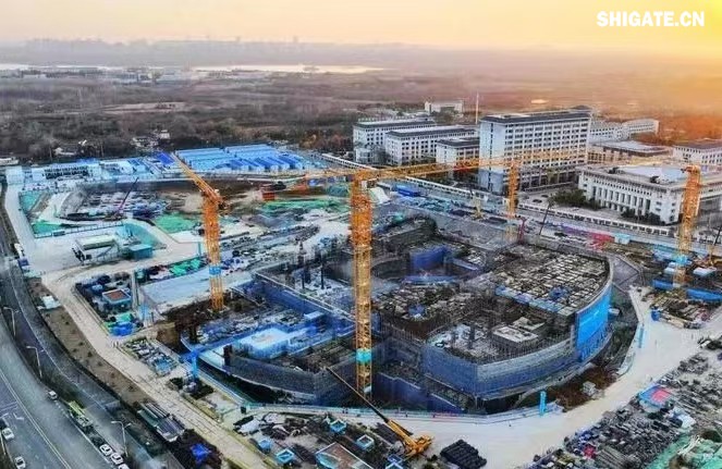 1月11日，河鋼集團(tuán)舞鋼公司生產(chǎn)的一批高端鋼板發(fā)往客戶，將用于又一項(xiàng)“國(guó)之重器”——安徽合肥加快建設(shè)聚變能實(shí)驗(yàn)裝置（BEST）項(xiàng)目的關(guān)鍵部位制造。  舞鋼公司深入貫徹落實(shí)集團(tuán)戰(zhàn)略部署，緊盯高端客戶的需求，發(fā)揮自身技術(shù)優(yōu)勢(shì)，研發(fā)生產(chǎn)更多的高端特種鋼板，打造更多的“國(guó)之重器”。針對(duì)客戶志在通過該項(xiàng)目打造“世界首個(gè)緊湊型聚變能實(shí)驗(yàn)裝置”的目標(biāo)，舞鋼公司高端高效益產(chǎn)品攻關(guān)團(tuán)隊(duì)不斷優(yōu)化營(yíng)銷方案，通過提供“一攬子”解決方案，贏得了客戶的認(rèn)可。在研發(fā)過程中，公司優(yōu)化工藝方案，在軋制環(huán)節(jié)增加兩項(xiàng)創(chuàng)新措施，并強(qiáng)化質(zhì)量過程管控，確保了鋼板表面質(zhì)量和內(nèi)部質(zhì)量全部?jī)?yōu)于客戶需求，并按期交貨。  微信圖片_20250220083851.jpg  安徽合肥加快建設(shè)聚變能實(shí)驗(yàn)裝置（BEST）項(xiàng)目總用地面積約16萬(wàn)平方米，總建筑面積約15萬(wàn)平方米。該裝置作為全超導(dǎo)托卡馬克核聚變實(shí)驗(yàn)裝置（EAST）的后續(xù)項(xiàng)目，將在第一代EAST裝置的基礎(chǔ)上，首次演示聚變能發(fā)電，并有望率先建成世界首個(gè)緊湊型聚變能實(shí)驗(yàn)裝置。