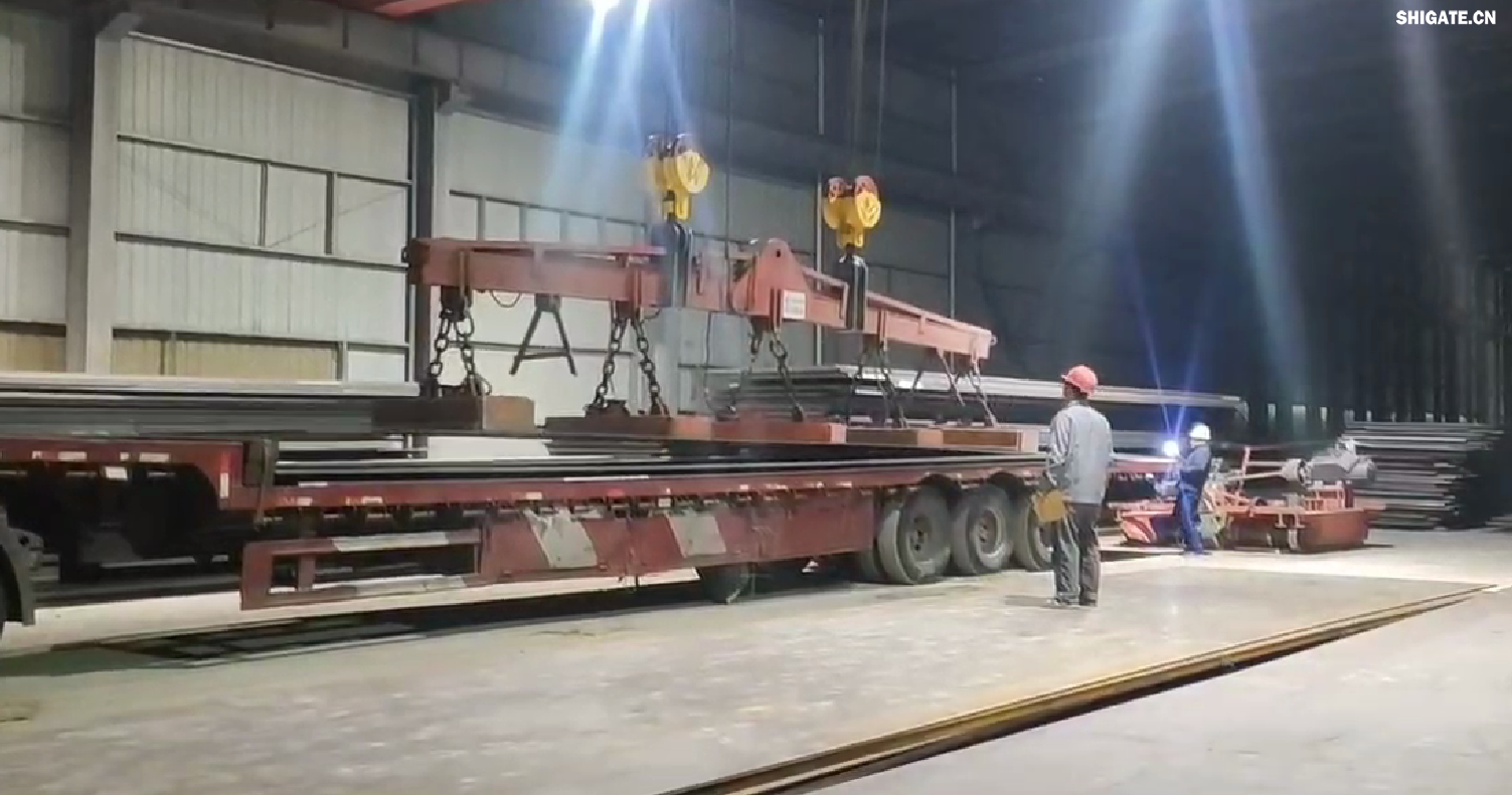 對(duì)于邁入2024年的鋼材市場(chǎng)而言，哪些因素是確定的？哪些因素是不確定的？  從需求來看，2024年，國(guó)內(nèi)宏觀經(jīng)濟(jì)繼續(xù)恢復(fù)向好，總體保持回升態(tài)勢(shì)，各項(xiàng)涉鋼指標(biāo)轉(zhuǎn)暖預(yù)期強(qiáng)烈。在此背景下，預(yù)計(jì)鋼材需求總量（含出口）穩(wěn)定增長(zhǎng)的態(tài)勢(shì)不會(huì)改變。為實(shí)現(xiàn)新年“開門紅”，新的刺激政策有望加速出臺(tái)，再加上穩(wěn)增長(zhǎng)政策措施效應(yīng)延續(xù)，預(yù)計(jì)2024年第1季度鋼材需求表現(xiàn)不會(huì)太差。  根據(jù)2023年11月份全國(guó)PMI（采購經(jīng)理指數(shù)）顯示，生產(chǎn)指數(shù)持續(xù)擴(kuò)張，耗鋼行業(yè)指標(biāo)處于高位水平；建筑業(yè)商務(wù)活動(dòng)指數(shù)高位增長(zhǎng)，建筑業(yè)施工進(jìn)度繼續(xù)加快等，這些因素在一定程度上預(yù)示著開年鋼材需求向好的態(tài)勢(shì)。樂觀來看，2024年第1季度需求有同比增長(zhǎng)3%的可能。    從供給來看，供給端存在較大的不確定性。中國(guó)鋼鐵工業(yè)協(xié)會(huì)統(tǒng)計(jì)數(shù)據(jù)顯示，2023年1月—11月份，我國(guó)累計(jì)生產(chǎn)粗鋼95214萬噸、生鐵81031萬噸、鋼材125282萬噸，同比分別增長(zhǎng)1.5%、1.8%、5.7%。有需求就會(huì)有供給，開年需求增長(zhǎng)將為鋼鐵產(chǎn)能釋放帶來空間。  從成本來看，2023年下半年以來，尤其是進(jìn)入2023年第4季度后，鐵礦石、廢鋼、焦炭等鋼鐵原燃料價(jià)格持續(xù)上漲，由此帶來的成本壓力將在2024年延續(xù)。數(shù)據(jù)顯示，2023年11月份，我國(guó)進(jìn)口鐵礦石10274.3萬噸，環(huán)比增長(zhǎng)335.8萬噸，增幅為3.4%；進(jìn)口均價(jià)為117.2美元/噸，環(huán)比上漲3.7%，同比上漲24.3%。2023年11月份，全國(guó)鐵礦石價(jià)格繼續(xù)上行。其中，河北唐山地區(qū)66%品位干基鐵精粉均價(jià)為1139元/噸，環(huán)比上漲4.6%；澳大利亞61.5%粉礦（山東日照港）均價(jià)為979元/噸，環(huán)比上漲5.3%。廢鋼價(jià)格也呈現(xiàn)上行態(tài)勢(shì)。2023年11月份，河北唐山地區(qū)重型廢鋼均價(jià)為2640元/噸，環(huán)比上漲2.5%；河北唐山地區(qū)二級(jí)冶金焦均價(jià)為2143元/噸，雖然環(huán)比下跌2.6%，但總體仍處于較高位置。據(jù)蘭格鋼鐵研究中心測(cè)算，使用2023年11月份購買的原燃料生產(chǎn)測(cè)算的生鐵成本指數(shù)為134.3點(diǎn)，環(huán)比上升0.8%。雖然這段時(shí)間國(guó)內(nèi)鋼材價(jià)格有所上漲，但總體來看，鋼材價(jià)格漲幅遠(yuǎn)小于原燃料價(jià)格漲幅。因此，預(yù)計(jì)2024年初，成本端對(duì)鋼材價(jià)格的支撐仍將持續(xù)。  從庫存來看，監(jiān)測(cè)數(shù)據(jù)顯示，截至2023年12月1日，全國(guó)29個(gè)重點(diǎn)城市鋼材社會(huì)庫存量為831.13萬噸，環(huán)比下降8.2%，雖然與2022年同期相比上升4.08%，但仍處于較低水平。  從預(yù)期來看，受穩(wěn)增長(zhǎng)措施不斷出臺(tái)及開年新政策出臺(tái)預(yù)期影響，市場(chǎng)人士普遍對(duì)2024年的行情抱有信心。尤其是2023年末召開的中央經(jīng)濟(jì)工作會(huì)議為我們?cè)鰪?qiáng)信心和底氣、扎實(shí)做好2024年經(jīng)濟(jì)工作注入了力量。  綜合來看，對(duì)于2024年初的鋼材市場(chǎng)而言，成本提升、需求增多、庫存較低、信心仍強(qiáng)，這些是確定的，但鋼鐵產(chǎn)能釋放具有較大的不確定性。如果鋼鐵產(chǎn)能超預(yù)期釋放，那么將是開年鋼材市場(chǎng)的最大壓力。