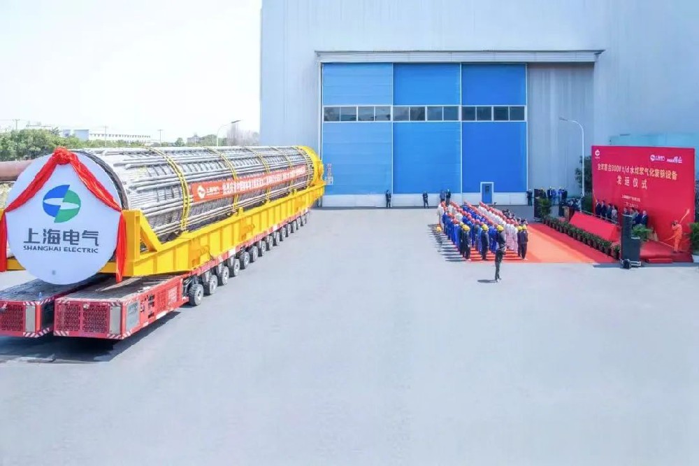 3月23日，全球首臺日處理量達(dá)3000噸的水煤漿氣化廢鍋設(shè)備，如期發(fā)往中煤榆林煤炭深加工基地項目，標(biāo)志著我國在大型煤氣化裝備領(lǐng)域?qū)崿F(xiàn)重大技術(shù)突破。河鋼集團(tuán)舞鋼公司生產(chǎn)的1050噸高端容器鋼板，替代進(jìn)口，獨家用于該設(shè)備制造。    舞鋼公司結(jié)合行業(yè)趨勢和企業(yè)定位，快速調(diào)整工作思路，把特鋼思路作為企業(yè)經(jīng)營的“法寶”，努力走好高端產(chǎn)品路線。在深入走訪市場的過程中，舞鋼公司了解到某高端客戶計劃設(shè)計制造全球首臺日處理量達(dá)3000噸的水煤漿氣化廢鍋設(shè)備，由于各項技術(shù)要求比較高，其專利方美國Ap公司曾要求采用進(jìn)口鋼鐵材料制造該臺設(shè)備。舞鋼公司與該客戶和美國Ap公司進(jìn)行多輪次深度交流，充分發(fā)揮自身在高端容器鋼板領(lǐng)域的技術(shù)優(yōu)勢，為客戶研發(fā)契合設(shè)計要求的高端鋼鐵材料，贏得了客戶和美國Ap公司的認(rèn)可。在生產(chǎn)過程中，舞鋼公司高端高效益產(chǎn)品攻關(guān)團(tuán)隊和產(chǎn)線人員密切配合，根據(jù)產(chǎn)線實際，創(chuàng)新工藝、生產(chǎn)流程，嚴(yán)格過程質(zhì)量管控，確保了該批高端容器鋼板各項質(zhì)量指標(biāo)完全滿足客戶需求，成功替代進(jìn)口。  中煤榆林煤炭深加工基地項目是煤化工行業(yè)碳評價試點示范項目，同時也是化工領(lǐng)域半廢鍋流程煤氣化裝置國家示范項目，是推動煤炭清潔高效利用技術(shù)規(guī)?；瘧?yīng)用的關(guān)鍵項目，將為中國煤化工高質(zhì)量發(fā)展注入新動能。此次發(fā)運(yùn)的是全球首臺單爐干基煤炭處理量達(dá)3000噸/日的高效廢鍋設(shè)備，每小時可生產(chǎn)高壓蒸汽200噸。  