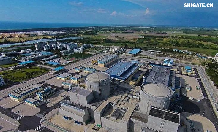 近日，新華社受權發(fā)布的《關于2024年國民經(jīng)濟和社會發(fā)展計劃執(zhí)行情況與2025年國民經(jīng)濟和社會發(fā)展計劃草案的報告》顯示，我國第三代自主產(chǎn)權核電“國和一號”示范工程1號首堆建成投運?！皣鸵惶枴笔俏覈灾髟O計的全球最大功率非能動核電機組。河鋼集團舞鋼公司生產(chǎn)的高端核電用鋼用于該項目核電機組安全殼、補水相關設備支撐、高溫高壓管件等的制造。          舞鋼公司堅持特鋼思路不動搖，以技術營銷和科技創(chuàng)新為兩大引擎，瞄準國家重大項目和重點工程建設所需，圍繞高端鋼板研發(fā)做足文章，不斷引領市場發(fā)展潮流，彰顯舞鋼品牌價值。針對該項目對核電機組安全性等特殊設計要求，舞鋼公司核電鋼攻關團隊在與項目方、設計方深度進行技術交流的基礎上，通過創(chuàng)新冶煉工藝，精準設計鋼板成分，優(yōu)化軋制工藝，全方位確保鋼板質量優(yōu)良，得到了客戶的高度認可，順利通過用戶見證，確保了鋼板的按期交付。  舞鋼公司是中國首個研發(fā)生產(chǎn)核電鋼板的寬厚板企業(yè)，建立有完善的核電質保體系，并主持制定了核電站用碳素鋼和低合金鋼板國家標準，開發(fā)生產(chǎn)的核電站多種用途設備制造用系列鋼板大量用于核電站關鍵設備制造。  “國和一號”代表著當今世界三代核電技術的先進水平，是中國核電技術研發(fā)和產(chǎn)業(yè)創(chuàng)新的重要成果。