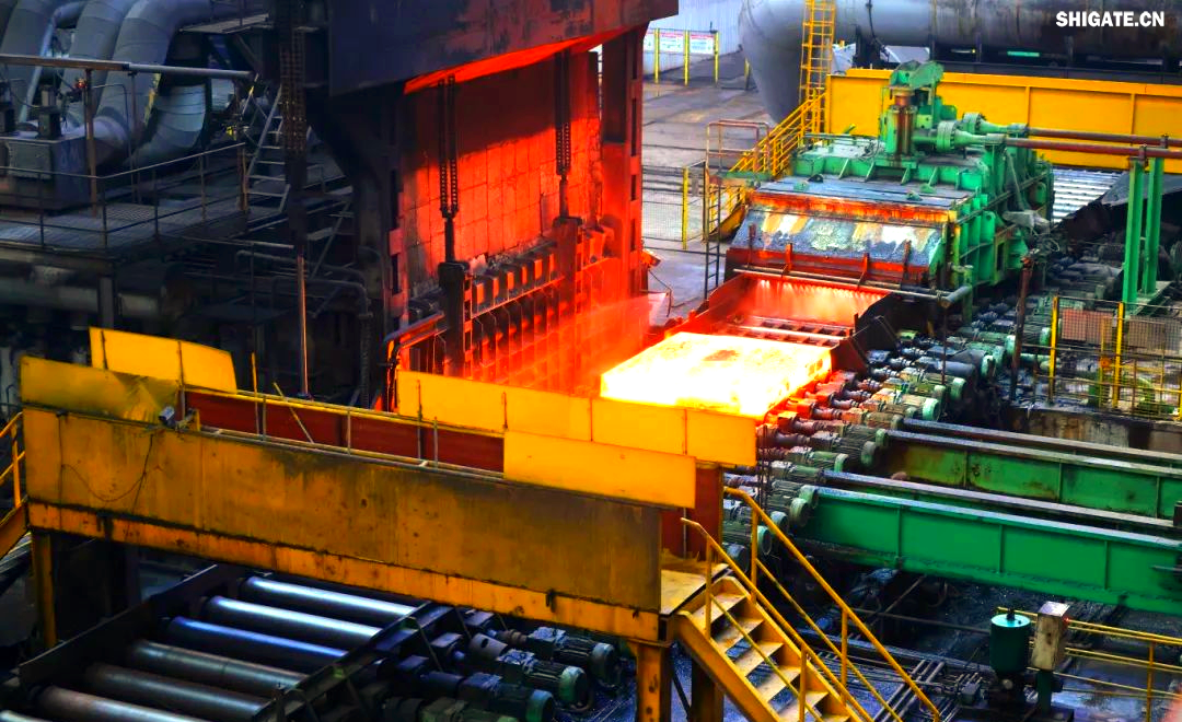 260余種寬厚板產(chǎn)品成功替代進(jìn)口或按國(guó)外標(biāo)準(zhǔn)生產(chǎn)，多個(gè)品種填補(bǔ)國(guó)內(nèi)空白并獨(dú)家供貨，更有40余種遠(yuǎn)銷海外。舞鋼公司不僅主導(dǎo)制定了臨氫設(shè)備用鉻鉬合金鋼板等十余項(xiàng)國(guó)家標(biāo)準(zhǔn)，還榮獲國(guó)家科學(xué)技術(shù)進(jìn)步獎(jiǎng)一等獎(jiǎng)2項(xiàng)、二等獎(jiǎng)1項(xiàng)，省部級(jí)科技進(jìn)步獎(jiǎng)更是數(shù)不勝數(shù)。自創(chuàng)立以來(lái)，河鋼集團(tuán)舞鋼公司便深耕寬厚板研發(fā)制造，打造出響亮的民族品牌，穩(wěn)坐世界寬厚板領(lǐng)域的頭把交椅。 fdb85620c4ebcb4769ad69d0a0a3e58f.png圖為舞鋼生產(chǎn)現(xiàn)場(chǎng)一角。  品牌價(jià)值涵蓋了企業(yè)的多方面競(jìng)爭(zhēng)力，包括產(chǎn)品實(shí)力、文化底蘊(yùn)、資源調(diào)配能力、技術(shù)標(biāo)準(zhǔn)以及質(zhì)量管理等。河鋼集團(tuán)舞鋼公司深知這一點(diǎn)，其黨委書(shū)記、董事長(zhǎng)于勇強(qiáng)調(diào)，要緊密貼近市場(chǎng)脈搏，不斷強(qiáng)化科技創(chuàng)新，以更好地維護(hù)和提升舞鋼的品牌價(jià)值，推動(dòng)企業(yè)更上一層樓。  近日，《中國(guó)冶金報(bào)》的記者們走進(jìn)舞鋼，深入探訪了該企業(yè)品牌塑造的背后故事。舞鋼以科技為核心，提供高端定制服務(wù)，不僅緊跟行業(yè)動(dòng)態(tài)和客戶需求，還專注于客戶應(yīng)用材料的替代研發(fā)，通過(guò)創(chuàng)新贏得先機(jī)。舞鋼人以攻堅(jiān)克難的精神，突破關(guān)鍵技術(shù)難題，將關(guān)鍵核心技術(shù)牢牢掌握在自己手中，成功實(shí)現(xiàn)了從生產(chǎn)型企業(yè)到“制造+服務(wù)型企業(yè)”的轉(zhuǎn)型。  舞鋼黨委書(shū)記、董事長(zhǎng)吝章國(guó)明確指出，舞鋼應(yīng)定位高端市場(chǎng)，致力于開(kāi)發(fā)獨(dú)特且優(yōu)質(zhì)的高端產(chǎn)品，同時(shí)緊貼市場(chǎng)和客戶需求，提供量身定制的服務(wù)。這一策略不僅塑造了產(chǎn)品品牌，更提升了品牌價(jià)值。舞鋼國(guó)內(nèi)首發(fā)的SA737系列容器鋼板，以其大厚度、高技術(shù)難度，充分展現(xiàn)了企業(yè)在科技創(chuàng)新和高端定制方面的實(shí)力。 2024年10月，舞鋼在深入調(diào)研某重點(diǎn)客戶后，立志于替代進(jìn)口，著手研發(fā)大厚度、高技術(shù)難度的碳錳釩SA737系列容器鋼板。為此，公司組建了由技術(shù)、營(yíng)銷人員等組成的高端高效益產(chǎn)品攻關(guān)團(tuán)隊(duì)，根據(jù)客戶需求定制了專屬供貨方案，贏得了客戶的信賴。  在生產(chǎn)過(guò)程中，舞鋼面臨鋼板厚度大、技術(shù)要求嚴(yán)苛等多重挑戰(zhàn)。但憑借強(qiáng)大的技術(shù)實(shí)力和創(chuàng)新能力，舞鋼團(tuán)隊(duì)不僅成功實(shí)施了覆蓋關(guān)鍵工序的梯度試驗(yàn)，還根據(jù)試驗(yàn)數(shù)據(jù)進(jìn)行了長(zhǎng)達(dá)10余天的深入分析驗(yàn)證，最終確定了與生產(chǎn)現(xiàn)場(chǎng)高度契合的最佳工藝方案。這一方案確保了SA737系列容器鋼板在拉伸性能、沖擊性能以及模擬焊后性能等方面均達(dá)到國(guó)內(nèi)領(lǐng)先水平，有力地提升了舞鋼的品牌價(jià)值。  圖為舞鋼第二鋼軋廠的生產(chǎn)現(xiàn)場(chǎng)。 2024年12月20日，舞鋼科技部收到了來(lái)自某高端客戶的積極反饋：“舞鋼生產(chǎn)的碳錳釩SA737系列容器鋼板焊接性能非常穩(wěn)定，簡(jiǎn)直太好用了！連我們的工人都為你們點(diǎn)贊！”這標(biāo)志著舞鋼首次成功批量生產(chǎn)出大厚度、高技術(shù)難度的碳錳釩SA737系列容器鋼板，實(shí)現(xiàn)了國(guó)內(nèi)首發(fā)，為舞鋼打造新的差異化優(yōu)勢(shì)、引領(lǐng)寬厚板行業(yè)的高質(zhì)量發(fā)展注入了強(qiáng)大動(dòng)力。同時(shí)，用戶對(duì)高端材料經(jīng)濟(jì)性的追求也成為舞鋼研發(fā)工作的重要考量因素。截至2024年底，舞鋼高錳鋼已在國(guó)內(nèi)首臺(tái)套高錳鋼船“GasChem Phoenix”上實(shí)現(xiàn)了安全運(yùn)行2萬(wàn)海里的壯舉。這不僅標(biāo)志著舞鋼高錳鋼在國(guó)內(nèi)率先實(shí)現(xiàn)了實(shí)船應(yīng)用，更意味著新一代低成本、高性能的超低溫國(guó)產(chǎn)高錳鋼從基礎(chǔ)研究走向了工程應(yīng)用，為高錳鋼的推廣和應(yīng)用樹(shù)立了新的里程碑。  圖為舞鋼第二鋼軋廠。LNG（液化天然氣）新型低溫高錳鋼憑借其出色的低溫韌性、高延展性以及高強(qiáng)度，相較于傳統(tǒng)LNG船罐材料所采用的Ni系低溫鋼，展現(xiàn)出了顯著的經(jīng)濟(jì)效益。高錳鋼的應(yīng)用對(duì)LNG船舶制造企業(yè)而言，不僅有助于降低生產(chǎn)成本，更能提升其市場(chǎng)競(jìng)爭(zhēng)力。為了實(shí)現(xiàn)科研成果與客戶需求的高效轉(zhuǎn)化，舞鋼積極展開(kāi)了全方位、多輪次的科技創(chuàng)新活動(dòng)。 2024年12月18日，舞鋼的生產(chǎn)線上，一批高端壓力容器鋼板在經(jīng)過(guò)數(shù)小時(shí)精心熱處理后，順利完成了切割與取樣，隨后進(jìn)入性能檢驗(yàn)的關(guān)鍵環(huán)節(jié)?？萍疾康目蒲腥藛T全程緊密監(jiān)控，確保每一個(gè)環(huán)節(jié)都達(dá)到高標(biāo)準(zhǔn)。這批鋼板是為客戶量身定制的，面臨極高的技術(shù)挑戰(zhàn)，因?yàn)樗鼈儗儆诔T坯壓縮比的極限規(guī)格?？蛻粢笤谀M長(zhǎng)時(shí)間焊接后，對(duì)鋼板厚度一半處進(jìn)行零下30攝氏度的沖擊韌性測(cè)試。同時(shí)，由于鋼板壓縮比小、厚度大，采用常規(guī)工藝難以確保各項(xiàng)性能指標(biāo)。  面對(duì)這些挑戰(zhàn)，舞鋼的高端高效益產(chǎn)品攻關(guān)團(tuán)隊(duì)從坯料生產(chǎn)、軋制到熱處理各環(huán)節(jié)入手，經(jīng)過(guò)不懈努力，終于找到了與性能指標(biāo)相匹配的最佳工藝參數(shù)，從而優(yōu)化了整體生產(chǎn)工藝。最終，該鋼板的各項(xiàng)性能參數(shù)不僅遠(yuǎn)超客戶預(yù)期，更達(dá)到了世界領(lǐng)先水平。  舞鋼第二鋼軋廠，一個(gè)致力于高端壓力容器鋼板研發(fā)與生產(chǎn)的重要基地。在這里，科技與創(chuàng)新是永恒的主題。吝章國(guó)，作為舞鋼的科技領(lǐng)軍人物，深知科技成果轉(zhuǎn)化的重要性。他強(qiáng)調(diào)，只有將研發(fā)出的產(chǎn)品真正轉(zhuǎn)化為實(shí)際生產(chǎn)力，才能實(shí)現(xiàn)其真正的價(jià)值。因此，舞鋼始終將科技成果轉(zhuǎn)化作為工作的重中之重，不斷推動(dòng)技術(shù)創(chuàng)新與產(chǎn)業(yè)升級(jí)的深度融合。 2024年，舞鋼繼續(xù)堅(jiān)定地走特鋼路線，并成功研發(fā)了18個(gè)新產(chǎn)品。此外，舞鋼還積極與20余家高端客戶進(jìn)行互訪，并成功開(kāi)發(fā)了104個(gè)直供用戶，首單訂貨量累計(jì)高達(dá)9.5萬(wàn)余噸。這些成績(jī)的取得，得益于舞鋼在市場(chǎng)把控方面的機(jī)制創(chuàng)新。在制造業(yè)轉(zhuǎn)型升級(jí)的大背景下，中厚板領(lǐng)域已成為鋼鐵行業(yè)增長(zhǎng)最快的領(lǐng)域和效益源泉，這也導(dǎo)致國(guó)內(nèi)中厚板市場(chǎng)的供需狀況發(fā)生了深刻變化。面對(duì)這一新形勢(shì)，舞鋼積極應(yīng)對(duì)，通過(guò)機(jī)制創(chuàng)新來(lái)提升市場(chǎng)把控力，以實(shí)現(xiàn)更好的生存和發(fā)展。  舞鋼通過(guò)創(chuàng)新機(jī)制體制，進(jìn)一步強(qiáng)化了銷售端資源傾斜，推動(dòng)企業(yè)從單一生產(chǎn)向“制造+服務(wù)”模式轉(zhuǎn)型。他們深化市場(chǎng)、客戶和服務(wù)意識(shí)，不斷提高執(zhí)行、適應(yīng)和變革能力，專注于市場(chǎng)和客戶需求。經(jīng)過(guò)一系列舉措，舞鋼對(duì)市場(chǎng)的把控能力得到了顯著提升。  在2024年9月6日的舞鋼高端水電鋼攻關(guān)團(tuán)隊(duì)周例會(huì)上，該團(tuán)隊(duì)負(fù)責(zé)人張曉克強(qiáng)調(diào)，擁有鋼需求的頭部客戶是市場(chǎng)開(kāi)發(fā)的關(guān)鍵。他要求團(tuán)隊(duì)成員主動(dòng)走訪、對(duì)接和服務(wù)這些客戶。該團(tuán)隊(duì)的積極攻關(guān)，使得舞鋼水電鋼合同承接量在2024年再創(chuàng)新高。  舞鋼始終以客戶需求為中心，通過(guò)多端對(duì)接和全面保障策略，不斷優(yōu)化產(chǎn)線建設(shè)。他們實(shí)施了領(lǐng)導(dǎo)班子成員的“產(chǎn)線包?！敝贫龋瑥亩鄠€(gè)維度對(duì)兩條產(chǎn)線進(jìn)行數(shù)據(jù)畫(huà)像，包括噸鋼邊際貢獻(xiàn)、低邊際合同占比等。這些措施促進(jìn)了產(chǎn)線和營(yíng)銷人員更加關(guān)注產(chǎn)線關(guān)鍵指標(biāo)和創(chuàng)效能力，推動(dòng)了企業(yè)管理重點(diǎn)從產(chǎn)量向產(chǎn)線的轉(zhuǎn)變。 53歲的高級(jí)技師任亞強(qiáng)，在面臨軋制生產(chǎn)難度極大、近乎顛覆其認(rèn)知的8120鋼板時(shí)，他堅(jiān)定地選擇了挑戰(zhàn)。他不僅將軋輥壓下量精細(xì)調(diào)整，更把各道次的間隙時(shí)間縮短到極致，最終成功生產(chǎn)出滿足客戶要求的產(chǎn)品。這一成功，不僅彰顯了舞鋼在技術(shù)上的實(shí)力，更體現(xiàn)了他們對(duì)于市場(chǎng)和客戶需求的深刻洞察。  在舞鋼的攻關(guān)團(tuán)隊(duì)中，“技術(shù)咖”們成為銷售的堅(jiān)強(qiáng)后盾。他們無(wú)條件支持銷售，對(duì)銷售人員提出的問(wèn)題積極響應(yīng)，確保當(dāng)日事當(dāng)日畢。正是這種高效協(xié)作的精神，使得舞鋼在2024年成功中標(biāo)國(guó)內(nèi)多個(gè)知名建設(shè)項(xiàng)目。  在全員端，舞鋼更是全力以赴保市場(chǎng)，緊跟市場(chǎng)和客戶變化，提高反應(yīng)速度。他們突出柔性生產(chǎn)組織和靈活的訂單機(jī)制，實(shí)現(xiàn)生產(chǎn)組織與銷售的高度協(xié)同。同時(shí)，堅(jiān)持加強(qiáng)質(zhì)量、成本和交貨期管理，珍惜品牌信譽(yù)，成為舞鋼廣大干部職工的工作準(zhǔn)則。  一次江蘇客戶的746噸高端容器鋼板供貨合同，雖然交貨期只有短短20天，但舞鋼各部門(mén)、各單位加強(qiáng)協(xié)同，全方位提升保供能力。最終，在客戶要求的交貨期內(nèi)，舞鋼高質(zhì)量、高標(biāo)準(zhǔn)完成了整單合同產(chǎn)品交付，贏得了客戶的贊譽(yù)。這一成功案例，更是舞鋼對(duì)市場(chǎng)把控能力和執(zhí)行能力的有力證明。 針對(duì)市場(chǎng)和客戶對(duì)鋼板質(zhì)量的高標(biāo)準(zhǔn)要求，舞鋼的技術(shù)團(tuán)隊(duì)進(jìn)行了深入細(xì)致的技術(shù)評(píng)審和質(zhì)量預(yù)判。他們精心制定了科學(xué)合理的工藝方案，旨在從合同的技術(shù)交流、生效下發(fā)階段就開(kāi)始精準(zhǔn)識(shí)別生產(chǎn)難度，并提前進(jìn)行干預(yù)，以確保產(chǎn)品設(shè)計(jì)開(kāi)發(fā)的精準(zhǔn)度，從而保障產(chǎn)品質(zhì)量。具體而言，舞鋼采取了以下措施：首先是加強(qiáng)過(guò)程管控，提高一次性合格率和合同兌現(xiàn)率；其次是技術(shù)指導(dǎo)全程參與，技術(shù)人員堅(jiān)持“一次做對(duì)”的原則，對(duì)每個(gè)產(chǎn)品都進(jìn)行嚴(yán)格管理，以杜絕因標(biāo)準(zhǔn)化作業(yè)執(zhí)行不力導(dǎo)致的質(zhì)量波動(dòng)；最后是不斷追求工藝改進(jìn)的完美性。  此外，舞鋼還通過(guò)健全激勵(lì)機(jī)制來(lái)激發(fā)銷售人員的積極性。他們根據(jù)KPI完成情況對(duì)銷售人員進(jìn)行評(píng)價(jià)，并根據(jù)銷售業(yè)績(jī)給予報(bào)酬，同時(shí)實(shí)施末位淘汰制度。此外，還設(shè)立了銷售網(wǎng)點(diǎn)賽馬獎(jiǎng)勵(lì)機(jī)制、高售價(jià)高效益合同獎(jiǎng)勵(lì)機(jī)制以及高端高效益產(chǎn)品技術(shù)攻關(guān)團(tuán)隊(duì)創(chuàng)效獎(jiǎng)勵(lì)機(jī)制。  目前，舞鋼已針對(duì)高端細(xì)分市場(chǎng)、個(gè)性化小眾市場(chǎng)和新產(chǎn)業(yè)新業(yè)態(tài)市場(chǎng)需求進(jìn)行了布局。他們?cè)O(shè)立了15個(gè)營(yíng)銷網(wǎng)點(diǎn)和32個(gè)高端高效產(chǎn)品攻關(guān)團(tuán)隊(duì)，形成了全線聯(lián)動(dòng)的銷售反應(yīng)機(jī)制。2024年，舞鋼高端高效益產(chǎn)品的銷量同比提升了17%，高端熱處理產(chǎn)品的入庫(kù)量也同比增加7%。同時(shí)，頭部客戶的銷量占比提升了5%，高端產(chǎn)品的年銷量更是增長(zhǎng)了18.9%。  舞鋼展廳一角，高端產(chǎn)品盡收眼底。 2025年，舞鋼將緊密?chē)@河鋼集團(tuán)的戰(zhàn)略規(guī)劃，持續(xù)專注于特鋼精品的研發(fā)與銷售，進(jìn)一步強(qiáng)化“貼近市場(chǎng)、貼近客戶”的經(jīng)營(yíng)理念，積極推進(jìn)技術(shù)營(yíng)銷策略的實(shí)施，深耕下游關(guān)鍵行業(yè)市場(chǎng)，從而不斷鞏固和擴(kuò)大舞鋼在寬厚板領(lǐng)域的領(lǐng)先優(yōu)勢(shì)，持續(xù)提高舞鋼品牌的整體價(jià)值。