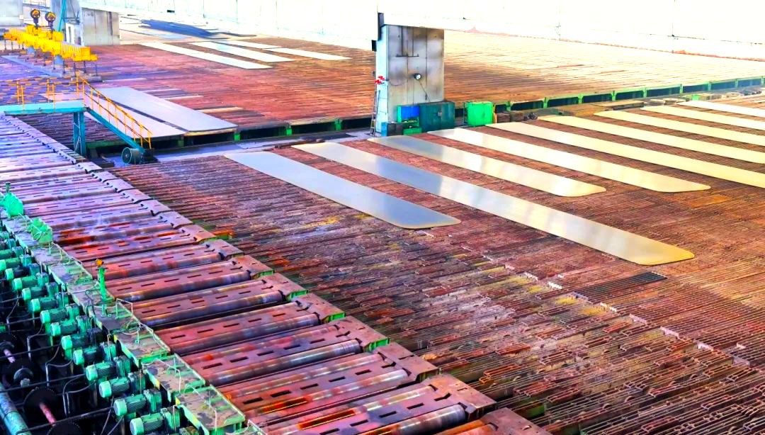 260余種寬厚板產(chǎn)品成功替代進(jìn)口或按國(guó)外標(biāo)準(zhǔn)生產(chǎn)，多個(gè)品種填補(bǔ)國(guó)內(nèi)空白并獨(dú)家供貨，更有40余種遠(yuǎn)銷海外。舞鋼公司不僅主導(dǎo)制定了臨氫設(shè)備用鉻鉬合金鋼板等十余項(xiàng)國(guó)家標(biāo)準(zhǔn)，還榮獲國(guó)家科學(xué)技術(shù)進(jìn)步獎(jiǎng)一等獎(jiǎng)2項(xiàng)、二等獎(jiǎng)1項(xiàng)，省部級(jí)科技進(jìn)步獎(jiǎng)更是數(shù)不勝數(shù)。自創(chuàng)立以來(lái)，河鋼集團(tuán)舞鋼公司便深耕寬厚板研發(fā)制造，打造出響亮的民族品牌，穩(wěn)坐世界寬厚板領(lǐng)域的頭把交椅。 260余種寬厚板產(chǎn)品成功替代進(jìn)口或按國(guó)外標(biāo)準(zhǔn)生產(chǎn)，多個(gè)品種填補(bǔ)國(guó)內(nèi)空白并獨(dú)家供貨，更有40余種遠(yuǎn)銷海外。舞鋼公司不僅主導(dǎo)制定了臨氫設(shè)備用鉻鉬合金鋼板等十余項(xiàng)國(guó)家標(biāo)準(zhǔn)，還榮獲國(guó)家科學(xué)技術(shù)進(jìn)步獎(jiǎng)一等獎(jiǎng)2項(xiàng)、二等獎(jiǎng)1項(xiàng)，省部級(jí)科技進(jìn)步獎(jiǎng)更是數(shù)不勝數(shù)。自創(chuàng)立以來(lái)，河鋼集團(tuán)舞鋼公司便深耕寬厚板研發(fā)制造，打造出響亮的民族品牌，穩(wěn)坐世界寬厚板領(lǐng)域的頭把交椅。 fdb85620c4ebcb4769ad69d0a0a3e58f.png圖為舞鋼生產(chǎn)現(xiàn)場(chǎng)一角。  品牌價(jià)值涵蓋了企業(yè)的多方面競(jìng)爭(zhēng)力，包括產(chǎn)品實(shí)力、文化底蘊(yùn)、資源調(diào)配能力、技術(shù)標(biāo)準(zhǔn)以及質(zhì)量管理等。河鋼集團(tuán)舞鋼公司深知這一點(diǎn)，其黨委書(shū)記、董事長(zhǎng)于勇強(qiáng)調(diào)，要緊密貼近市場(chǎng)脈搏，不斷強(qiáng)化科技創(chuàng)新，以更好地維護(hù)和提升舞鋼的品牌價(jià)值，推動(dòng)企業(yè)更上一層樓。  近日，《中國(guó)冶金報(bào)》的記者們走進(jìn)舞鋼，深入探訪了該企業(yè)品牌塑造的背后故事。舞鋼以科技為核心，提供高端定制服務(wù)，不僅緊跟行業(yè)動(dòng)態(tài)和客戶需求，還專注于客戶應(yīng)用材料的替代研發(fā)，通過(guò)創(chuàng)新贏得先機(jī)。舞鋼人以攻堅(jiān)克難的精神，突破關(guān)鍵技術(shù)難題，將關(guān)鍵核心技術(shù)牢牢掌握在自己手中，成功實(shí)現(xiàn)了從生產(chǎn)型企業(yè)到“制造+服務(wù)型企業(yè)”的轉(zhuǎn)型。  舞鋼黨委書(shū)記、董事長(zhǎng)吝章國(guó)明確指出，舞鋼應(yīng)定位高端市場(chǎng)，致力于開(kāi)發(fā)獨(dú)特且優(yōu)質(zhì)的高端產(chǎn)品，同時(shí)緊貼市場(chǎng)和客戶需求，提供量身定制的服務(wù)。這一策略不僅塑造了產(chǎn)品品牌，更提升了品牌價(jià)值。舞鋼國(guó)內(nèi)首發(fā)的SA737系列容器鋼板，以其大厚度、高技術(shù)難度，充分展現(xiàn)了企業(yè)在科技創(chuàng)新和高端定制方面的實(shí)力。 2024年10月，舞鋼在深入調(diào)研某重點(diǎn)客戶后，立志于替代進(jìn)口，著手研發(fā)大厚度、高技術(shù)難度的碳錳釩SA737系列容器鋼板。為此，公司組建了由技術(shù)、營(yíng)銷人員等組成的高端高效益產(chǎn)品攻關(guān)團(tuán)隊(duì)，根據(jù)客戶需求定制了專屬供貨方案，贏得了客戶的信賴。  在生產(chǎn)過(guò)程中，舞鋼面臨鋼板厚度大、技術(shù)要求嚴(yán)苛等多重挑戰(zhàn)。但憑借強(qiáng)大的技術(shù)實(shí)力和創(chuàng)新能力，舞鋼團(tuán)隊(duì)不僅成功實(shí)施了覆蓋關(guān)鍵工序的梯度試驗(yàn)，還根據(jù)試驗(yàn)數(shù)據(jù)進(jìn)行了長(zhǎng)達(dá)10余天的深入分析驗(yàn)證，最終確定了與生產(chǎn)現(xiàn)場(chǎng)高度契合的最佳工藝方案。這一方案確保了SA737系列容器鋼板在拉伸性能、沖擊性能以及模擬焊后性能等方面均達(dá)到國(guó)內(nèi)領(lǐng)先水平，有力地提升了舞鋼的品牌價(jià)值。  圖為舞鋼第二鋼軋廠的生產(chǎn)現(xiàn)場(chǎng)。 2024年12月20日，舞鋼科技部收到了來(lái)自某高端客戶的積極反饋：“舞鋼生產(chǎn)的碳錳釩SA737系列容器鋼板焊接性能非常穩(wěn)定，簡(jiǎn)直太好用了！連我們的工人都為你們點(diǎn)贊！”這標(biāo)志著舞鋼首次成功批量生產(chǎn)出大厚度、高技術(shù)難度的碳錳釩SA737系列容器鋼板，實(shí)現(xiàn)了國(guó)內(nèi)首發(fā)，為舞鋼打造新的差異化優(yōu)勢(shì)、引領(lǐng)寬厚板行業(yè)的高質(zhì)量發(fā)展注入了強(qiáng)大動(dòng)力。同時(shí)，用戶對(duì)高端材料經(jīng)濟(jì)性的追求也成為舞鋼研發(fā)工作的重要考量因素。截至2024年底，舞鋼高錳鋼已在國(guó)內(nèi)首臺(tái)套高錳鋼船“GasChem Phoenix”上實(shí)現(xiàn)了安全運(yùn)行2萬(wàn)海里的壯舉。這不僅標(biāo)志著舞鋼高錳鋼在國(guó)內(nèi)率先實(shí)現(xiàn)了實(shí)船應(yīng)用，更意味著新一代低成本、高性能的超低溫國(guó)產(chǎn)高錳鋼從基礎(chǔ)研究走向了工程應(yīng)用，為高錳鋼的推廣和應(yīng)用樹(shù)立了新的里程碑。  圖為舞鋼第二鋼軋廠。LNG（液化天然氣）新型低溫高錳鋼憑借其出色的低溫韌性、高延展性以及高強(qiáng)度，相較于傳統(tǒng)LNG船罐材料所采用的Ni系低溫鋼，展現(xiàn)出了顯著的經(jīng)濟(jì)效益。高錳鋼的應(yīng)用對(duì)LNG船舶制造企業(yè)而言，不僅有助于降低生產(chǎn)成本，更能提升其市場(chǎng)競(jìng)爭(zhēng)力。為了實(shí)現(xiàn)科研成果與客戶需求的高效轉(zhuǎn)化，舞鋼積極展開(kāi)了全方位、多輪次的科技創(chuàng)新活動(dòng)。 2024年12月18日，舞鋼的生產(chǎn)線上，一批高端壓力容器鋼板在經(jīng)過(guò)數(shù)小時(shí)精心熱處理后，順利完成了切割與取樣，隨后進(jìn)入性能檢驗(yàn)的關(guān)鍵環(huán)節(jié)。科技部的科研人員全程緊密監(jiān)控，確保每一個(gè)環(huán)節(jié)都達(dá)到高標(biāo)準(zhǔn)。這批鋼板是為客戶量身定制的，面臨極高的技術(shù)挑戰(zhàn)，因?yàn)樗鼈儗儆诔T坯壓縮比的極限規(guī)格?？蛻粢笤谀M長(zhǎng)時(shí)間焊接后，對(duì)鋼板厚度一半處進(jìn)行零下30攝氏度的沖擊韌性測(cè)試。同時(shí)，由于鋼板壓縮比小、厚度大，采用常規(guī)工藝難以確保各項(xiàng)性能指標(biāo)。  面對(duì)這些挑戰(zhàn)，舞鋼的高端高效益產(chǎn)品攻關(guān)團(tuán)隊(duì)從坯料生產(chǎn)、軋制到熱處理各環(huán)節(jié)入手，經(jīng)過(guò)不懈努力，終于找到了與性能指標(biāo)相匹配的最佳工藝參數(shù)，從而優(yōu)化了整體生產(chǎn)工藝。最終，該鋼板的各項(xiàng)性能參數(shù)不僅遠(yuǎn)超客戶預(yù)期，更達(dá)到了世界領(lǐng)先水平。  舞鋼第二鋼軋廠，一個(gè)致力于高端壓力容器鋼板研發(fā)與生產(chǎn)的重要基地。在這里，科技與創(chuàng)新是永恒的主題。吝章國(guó)，作為舞鋼的科技領(lǐng)軍人物，深知科技成果轉(zhuǎn)化的重要性。他強(qiáng)調(diào)，只有將研發(fā)出的產(chǎn)品真正轉(zhuǎn)化為實(shí)際生產(chǎn)力，才能實(shí)現(xiàn)其真正的價(jià)值。因此，舞鋼始終將科技成果轉(zhuǎn)化作為工作的重中之重，不斷推動(dòng)技術(shù)創(chuàng)新與產(chǎn)業(yè)升級(jí)的深度融合。 2024年，舞鋼繼續(xù)堅(jiān)定地走特鋼路線，并成功研發(fā)了18個(gè)新產(chǎn)品。此外，舞鋼還積極與20余家高端客戶進(jìn)行互訪，并成功開(kāi)發(fā)了104個(gè)直供用戶，首單訂貨量累計(jì)高達(dá)9.5萬(wàn)余噸。這些成績(jī)的取得，得益于舞鋼在市場(chǎng)把控方面的機(jī)制創(chuàng)新。在制造業(yè)轉(zhuǎn)型升級(jí)的大背景下，中厚板領(lǐng)域已成為鋼鐵行業(yè)增長(zhǎng)最快的領(lǐng)域和效益源泉，這也導(dǎo)致國(guó)內(nèi)中厚板市場(chǎng)的供需狀況發(fā)生了深刻變化。面對(duì)這一新形勢(shì)，舞鋼積極應(yīng)對(duì)，通過(guò)機(jī)制創(chuàng)新來(lái)提升市場(chǎng)把控力，以實(shí)現(xiàn)更好的生存和發(fā)展。  舞鋼通過(guò)創(chuàng)新機(jī)制體制，進(jìn)一步強(qiáng)化了銷售端資源傾斜，推動(dòng)企業(yè)從單一生產(chǎn)向“制造+服務(wù)”模式轉(zhuǎn)型。他們深化市場(chǎng)、客戶和服務(wù)意識(shí)，不斷提高執(zhí)行、適應(yīng)和變革能力，專注于市場(chǎng)和客戶需求。經(jīng)過(guò)一系列舉措，舞鋼對(duì)市場(chǎng)的把控能力得到了顯著提升。  在2024年9月6日的舞鋼高端水電鋼攻關(guān)團(tuán)隊(duì)周例會(huì)上，該團(tuán)隊(duì)負(fù)責(zé)人張曉克強(qiáng)調(diào)，擁有鋼需求的頭部客戶是市場(chǎng)開(kāi)發(fā)的關(guān)鍵。他要求團(tuán)隊(duì)成員主動(dòng)走訪、對(duì)接和服務(wù)這些客戶。該團(tuán)隊(duì)的積極攻關(guān)，使得舞鋼水電鋼合同承接量在2024年再創(chuàng)新高。  舞鋼始終以客戶需求為中心，通過(guò)多端對(duì)接和全面保障策略，不斷優(yōu)化產(chǎn)線建設(shè)。他們實(shí)施了領(lǐng)導(dǎo)班子成員的“產(chǎn)線包保”制度，從多個(gè)維度對(duì)兩條產(chǎn)線進(jìn)行數(shù)據(jù)畫(huà)像，包括噸鋼邊際貢獻(xiàn)、低邊際合同占比等。這些措施促進(jìn)了產(chǎn)線和營(yíng)銷人員更加關(guān)注產(chǎn)線關(guān)鍵指標(biāo)和創(chuàng)效能力，推動(dòng)了企業(yè)管理重點(diǎn)從產(chǎn)量向產(chǎn)線的轉(zhuǎn)變。 53歲的高級(jí)技師任亞強(qiáng)，在面臨軋制生產(chǎn)難度極大、近乎顛覆其認(rèn)知的8120鋼板時(shí)，他堅(jiān)定地選擇了挑戰(zhàn)。他不僅將軋輥壓下量精細(xì)調(diào)整，更把各道次的間隙時(shí)間縮短到極致，最終成功生產(chǎn)出滿足客戶要求的產(chǎn)品。這一成功，不僅彰顯了舞鋼在技術(shù)上的實(shí)力，更體現(xiàn)了他們對(duì)于市場(chǎng)和客戶需求的深刻洞察。  在舞鋼的攻關(guān)團(tuán)隊(duì)中，“技術(shù)咖”們成為銷售的堅(jiān)強(qiáng)后盾。他們無(wú)條件支持銷售，對(duì)銷售人員提出的問(wèn)題積極響應(yīng)，確保當(dāng)日事當(dāng)日畢。正是這種高效協(xié)作的精神，使得舞鋼在2024年成功中標(biāo)國(guó)內(nèi)多個(gè)知名建設(shè)項(xiàng)目。  在全員端，舞鋼更是全力以赴保市場(chǎng)，緊跟市場(chǎng)和客戶變化，提高反應(yīng)速度。他們突出柔性生產(chǎn)組織和靈活的訂單機(jī)制，實(shí)現(xiàn)生產(chǎn)組織與銷售的高度協(xié)同。同時(shí)，堅(jiān)持加強(qiáng)質(zhì)量、成本和交貨期管理，珍惜品牌信譽(yù)，成為舞鋼廣大干部職工的工作準(zhǔn)則。  一次江蘇客戶的746噸高端容器鋼板供貨合同，雖然交貨期只有短短20天，但舞鋼各部門(mén)、各單位加強(qiáng)協(xié)同，全方位提升保供能力。最終，在客戶要求的交貨期內(nèi)，舞鋼高質(zhì)量、高標(biāo)準(zhǔn)完成了整單合同產(chǎn)品交付，贏得了客戶的贊譽(yù)。這一成功案例，更是舞鋼對(duì)市場(chǎng)把控能力和執(zhí)行能力的有力證明。 針對(duì)市場(chǎng)和客戶對(duì)鋼板質(zhì)量的高標(biāo)準(zhǔn)要求，舞鋼的技術(shù)團(tuán)隊(duì)進(jìn)行了深入細(xì)致的技術(shù)評(píng)審和質(zhì)量預(yù)判。他們精心制定了科學(xué)合理的工藝方案，旨在從合同的技術(shù)交流、生效下發(fā)階段就開(kāi)始精準(zhǔn)識(shí)別生產(chǎn)難度，并提前進(jìn)行干預(yù)，以確保產(chǎn)品設(shè)計(jì)開(kāi)發(fā)的精準(zhǔn)度，從而保障產(chǎn)品質(zhì)量。具體而言，舞鋼采取了以下措施：首先是加強(qiáng)過(guò)程管控，提高一次性合格率和合同兌現(xiàn)率；其次是技術(shù)指導(dǎo)全程參與，技術(shù)人員堅(jiān)持“一次做對(duì)”的原則，對(duì)每個(gè)產(chǎn)品都進(jìn)行嚴(yán)格管理，以杜絕因標(biāo)準(zhǔn)化作業(yè)執(zhí)行不力導(dǎo)致的質(zhì)量波動(dòng)；最后是不斷追求工藝改進(jìn)的完美性。  此外，舞鋼還通過(guò)健全激勵(lì)機(jī)制來(lái)激發(fā)銷售人員的積極性。他們根據(jù)KPI完成情況對(duì)銷售人員進(jìn)行評(píng)價(jià)，并根據(jù)銷售業(yè)績(jī)給予報(bào)酬，同時(shí)實(shí)施末位淘汰制度。此外，還設(shè)立了銷售網(wǎng)點(diǎn)賽馬獎(jiǎng)勵(lì)機(jī)制、高售價(jià)高效益合同獎(jiǎng)勵(lì)機(jī)制以及高端高效益產(chǎn)品技術(shù)攻關(guān)團(tuán)隊(duì)創(chuàng)效獎(jiǎng)勵(lì)機(jī)制。  目前，舞鋼已針對(duì)高端細(xì)分市場(chǎng)、個(gè)性化小眾市場(chǎng)和新產(chǎn)業(yè)新業(yè)態(tài)市場(chǎng)需求進(jìn)行了布局。他們?cè)O(shè)立了15個(gè)營(yíng)銷網(wǎng)點(diǎn)和32個(gè)高端高效產(chǎn)品攻關(guān)團(tuán)隊(duì)，形成了全線聯(lián)動(dòng)的銷售反應(yīng)機(jī)制。2024年，舞鋼高端高效益產(chǎn)品的銷量同比提升了17%，高端熱處理產(chǎn)品的入庫(kù)量也同比增加7%。同時(shí)，頭部客戶的銷量占比提升了5%，高端產(chǎn)品的年銷量更是增長(zhǎng)了18.9%。  舞鋼展廳一角，高端產(chǎn)品盡收眼底。 2025年，舞鋼將緊密?chē)@河鋼集團(tuán)的戰(zhàn)略規(guī)劃，持續(xù)專注于特鋼精品的研發(fā)與銷售，進(jìn)一步強(qiáng)化“貼近市場(chǎng)、貼近客戶”的經(jīng)營(yíng)理念，積極推進(jìn)技術(shù)營(yíng)銷策略的實(shí)施，深耕下游關(guān)鍵行業(yè)市場(chǎng)，從而不斷鞏固和擴(kuò)大舞鋼在寬厚板領(lǐng)域的領(lǐng)先優(yōu)勢(shì)，持續(xù)提高舞鋼品牌的整體價(jià)值。圖為舞鋼生產(chǎn)現(xiàn)場(chǎng)一角。  品牌價(jià)值涵蓋了企業(yè)的多方面競(jìng)爭(zhēng)力，包括產(chǎn)品實(shí)力、文化底蘊(yùn)、資源調(diào)配能力、技術(shù)標(biāo)準(zhǔn)以及質(zhì)量管理等。河鋼集團(tuán)舞鋼公司深知這一點(diǎn)，其黨委書(shū)記、董事長(zhǎng)于勇強(qiáng)調(diào)，要緊密貼近市場(chǎng)脈搏，不斷強(qiáng)化科技創(chuàng)新，以更好地維護(hù)和提升舞鋼的品牌價(jià)值，推動(dòng)企業(yè)更上一層樓。  近日，《中國(guó)冶金報(bào)》的記者們走進(jìn)舞鋼，深入探訪了該企業(yè)品牌塑造的背后故事。舞鋼以科技為核心，提供高端定制服務(wù)，不僅緊跟行業(yè)動(dòng)態(tài)和客戶需求，還專注于客戶應(yīng)用材料的替代研發(fā)，通過(guò)創(chuàng)新贏得先機(jī)。舞鋼人以攻堅(jiān)克難的精神，突破關(guān)鍵技術(shù)難題，將關(guān)鍵核心技術(shù)牢牢掌握在自己手中，成功實(shí)現(xiàn)了從生產(chǎn)型企業(yè)到“制造+服務(wù)型企業(yè)”的轉(zhuǎn)型。  舞鋼黨委書(shū)記、董事長(zhǎng)吝章國(guó)明確指出，舞鋼應(yīng)定位高端市場(chǎng)，致力于開(kāi)發(fā)獨(dú)特且優(yōu)質(zhì)的高端產(chǎn)品，同時(shí)緊貼市場(chǎng)和客戶需求，提供量身定制的服務(wù)。這一策略不僅塑造了產(chǎn)品品牌，更提升了品牌價(jià)值。舞鋼國(guó)內(nèi)首發(fā)的SA737系列容器鋼板，以其大厚度、高技術(shù)難度，充分展現(xiàn)了企業(yè)在科技創(chuàng)新和高端定制方面的實(shí)力。 2024年10月，舞鋼在深入調(diào)研某重點(diǎn)客戶后，立志于替代進(jìn)口，著手研發(fā)大厚度、高技術(shù)難度的碳錳釩SA737系列容器鋼板。為此，公司組建了由技術(shù)、營(yíng)銷人員等組成的高端高效益產(chǎn)品攻關(guān)團(tuán)隊(duì)，根據(jù)客戶需求定制了專屬供貨方案，贏得了客戶的信賴。  在生產(chǎn)過(guò)程中，舞鋼面臨鋼板厚度大、技術(shù)要求嚴(yán)苛等多重挑戰(zhàn)。但憑借強(qiáng)大的技術(shù)實(shí)力和創(chuàng)新能力，舞鋼團(tuán)隊(duì)不僅成功實(shí)施了覆蓋關(guān)鍵工序的梯度試驗(yàn)，還根據(jù)試驗(yàn)數(shù)據(jù)進(jìn)行了長(zhǎng)達(dá)10余天的深入分析驗(yàn)證，最終確定了與生產(chǎn)現(xiàn)場(chǎng)高度契合的最佳工藝方案。這一方案確保了SA737系列容器鋼板在拉伸性能、沖擊性能以及模擬焊后性能等方面均達(dá)到國(guó)內(nèi)領(lǐng)先水平，有力地提升了舞鋼的品牌價(jià)值。 5d7280e5f0e670f44544f8cefe0f0d14.png圖為舞鋼第二鋼軋廠的生產(chǎn)現(xiàn)場(chǎng)。 2024年12月20日，舞鋼科技部收到了來(lái)自某高端客戶的積極反饋：“舞鋼生產(chǎn)的碳錳釩SA737系列容器鋼板焊接性能非常穩(wěn)定，簡(jiǎn)直太好用了！連我們的工人都為你們點(diǎn)贊！”這標(biāo)志著舞鋼首次成功批量生產(chǎn)出大厚度、高技術(shù)難度的碳錳釩SA737系列容器鋼板，實(shí)現(xiàn)了國(guó)內(nèi)首發(fā)，為舞鋼打造新的差異化優(yōu)勢(shì)、引領(lǐng)寬厚板行業(yè)的高質(zhì)量發(fā)展注入了強(qiáng)大動(dòng)力。同時(shí)，用戶對(duì)高端材料經(jīng)濟(jì)性的追求也成為舞鋼研發(fā)工作的重要考量因素。截至2024年底，舞鋼高錳鋼已在國(guó)內(nèi)首臺(tái)套高錳鋼船“GasChem Phoenix”上實(shí)現(xiàn)了安全運(yùn)行2萬(wàn)海里的壯舉。這不僅標(biāo)志著舞鋼高錳鋼在國(guó)內(nèi)率先實(shí)現(xiàn)了實(shí)船應(yīng)用，更意味著新一代低成本、高性能的超低溫國(guó)產(chǎn)高錳鋼從基礎(chǔ)研究走向了工程應(yīng)用，為高錳鋼的推廣和應(yīng)用樹(shù)立了新的里程碑。 46457aad56baacd125c4811c93a87642.png圖為舞鋼第二鋼軋廠。LNG（液化天然氣）新型低溫高錳鋼憑借其出色的低溫韌性、高延展性以及高強(qiáng)度，相較于傳統(tǒng)LNG船罐材料所采用的Ni系低溫鋼，展現(xiàn)出了顯著的經(jīng)濟(jì)效益。高錳鋼的應(yīng)用對(duì)LNG船舶制造企業(yè)而言，不僅有助于降低生產(chǎn)成本，更能提升其市場(chǎng)競(jìng)爭(zhēng)力。為了實(shí)現(xiàn)科研成果與客戶需求的高效轉(zhuǎn)化，舞鋼積極展開(kāi)了全方位、多輪次的科技創(chuàng)新活動(dòng)。 2024年12月18日，舞鋼的生產(chǎn)線上，一批高端壓力容器鋼板在經(jīng)過(guò)數(shù)小時(shí)精心熱處理后，順利完成了切割與取樣，隨后進(jìn)入性能檢驗(yàn)的關(guān)鍵環(huán)節(jié)?？萍疾康目蒲腥藛T全程緊密監(jiān)控，確保每一個(gè)環(huán)節(jié)都達(dá)到高標(biāo)準(zhǔn)。這批鋼板是為客戶量身定制的，面臨極高的技術(shù)挑戰(zhàn)，因?yàn)樗鼈儗儆诔T坯壓縮比的極限規(guī)格。客戶要求在模擬長(zhǎng)時(shí)間焊接后，對(duì)鋼板厚度一半處進(jìn)行零下30攝氏度的沖擊韌性測(cè)試。同時(shí)，由于鋼板壓縮比小、厚度大，采用常規(guī)工藝難以確保各項(xiàng)性能指標(biāo)。  面對(duì)這些挑戰(zhàn)，舞鋼的高端高效益產(chǎn)品攻關(guān)團(tuán)隊(duì)從坯料生產(chǎn)、軋制到熱處理各環(huán)節(jié)入手，經(jīng)過(guò)不懈努力，終于找到了與性能指標(biāo)相匹配的最佳工藝參數(shù)，從而優(yōu)化了整體生產(chǎn)工藝。最終，該鋼板的各項(xiàng)性能參數(shù)不僅遠(yuǎn)超客戶預(yù)期，更達(dá)到了世界領(lǐng)先水平。 03022d4b7265c93067bd0bb81ea61e91.png舞鋼第二鋼軋廠，一個(gè)致力于高端壓力容器鋼板研發(fā)與生產(chǎn)的重要基地。在這里，科技與創(chuàng)新是永恒的主題。吝章國(guó)，作為舞鋼的科技領(lǐng)軍人物，深知科技成果轉(zhuǎn)化的重要性。他強(qiáng)調(diào)，只有將研發(fā)出的產(chǎn)品真正轉(zhuǎn)化為實(shí)際生產(chǎn)力，才能實(shí)現(xiàn)其真正的價(jià)值。因此，舞鋼始終將科技成果轉(zhuǎn)化作為工作的重中之重，不斷推動(dòng)技術(shù)創(chuàng)新與產(chǎn)業(yè)升級(jí)的深度融合。 2024年，舞鋼繼續(xù)堅(jiān)定地走特鋼路線，并成功研發(fā)了18個(gè)新產(chǎn)品。此外，舞鋼還積極與20余家高端客戶進(jìn)行互訪，并成功開(kāi)發(fā)了104個(gè)直供用戶，首單訂貨量累計(jì)高達(dá)9.5萬(wàn)余噸。這些成績(jī)的取得，得益于舞鋼在市場(chǎng)把控方面的機(jī)制創(chuàng)新。在制造業(yè)轉(zhuǎn)型升級(jí)的大背景下，中厚板領(lǐng)域已成為鋼鐵行業(yè)增長(zhǎng)最快的領(lǐng)域和效益源泉，這也導(dǎo)致國(guó)內(nèi)中厚板市場(chǎng)的供需狀況發(fā)生了深刻變化。面對(duì)這一新形勢(shì)，舞鋼積極應(yīng)對(duì)，通過(guò)機(jī)制創(chuàng)新來(lái)提升市場(chǎng)把控力，以實(shí)現(xiàn)更好的生存和發(fā)展。 0a698836478e07383d7a298285345cad.png舞鋼通過(guò)創(chuàng)新機(jī)制體制，進(jìn)一步強(qiáng)化了銷售端資源傾斜，推動(dòng)企業(yè)從單一生產(chǎn)向“制造+服務(wù)”模式轉(zhuǎn)型。他們深化市場(chǎng)、客戶和服務(wù)意識(shí)，不斷提高執(zhí)行、適應(yīng)和變革能力，專注于市場(chǎng)和客戶需求。經(jīng)過(guò)一系列舉措，舞鋼對(duì)市場(chǎng)的把控能力得到了顯著提升。  在2024年9月6日的舞鋼高端水電鋼攻關(guān)團(tuán)隊(duì)周例會(huì)上，該團(tuán)隊(duì)負(fù)責(zé)人張曉克強(qiáng)調(diào)，擁有鋼需求的頭部客戶是市場(chǎng)開(kāi)發(fā)的關(guān)鍵。他要求團(tuán)隊(duì)成員主動(dòng)走訪、對(duì)接和服務(wù)這些客戶。該團(tuán)隊(duì)的積極攻關(guān)，使得舞鋼水電鋼合同承接量在2024年再創(chuàng)新高。  舞鋼始終以客戶需求為中心，通過(guò)多端對(duì)接和全面保障策略，不斷優(yōu)化產(chǎn)線建設(shè)。他們實(shí)施了領(lǐng)導(dǎo)班子成員的“產(chǎn)線包?！敝贫龋瑥亩鄠€(gè)維度對(duì)兩條產(chǎn)線進(jìn)行數(shù)據(jù)畫(huà)像，包括噸鋼邊際貢獻(xiàn)、低邊際合同占比等。這些措施促進(jìn)了產(chǎn)線和營(yíng)銷人員更加關(guān)注產(chǎn)線關(guān)鍵指標(biāo)和創(chuàng)效能力，推動(dòng)了企業(yè)管理重點(diǎn)從產(chǎn)量向產(chǎn)線的轉(zhuǎn)變。 53歲的高級(jí)技師任亞強(qiáng)，在面臨軋制生產(chǎn)難度極大、近乎顛覆其認(rèn)知的8120鋼板時(shí)，他堅(jiān)定地選擇了挑戰(zhàn)。他不僅將軋輥壓下量精細(xì)調(diào)整，更把各道次的間隙時(shí)間縮短到極致，最終成功生產(chǎn)出滿足客戶要求的產(chǎn)品。這一成功，不僅彰顯了舞鋼在技術(shù)上的實(shí)力，更體現(xiàn)了他們對(duì)于市場(chǎng)和客戶需求的深刻洞察。  在舞鋼的攻關(guān)團(tuán)隊(duì)中，“技術(shù)咖”們成為銷售的堅(jiān)強(qiáng)后盾。他們無(wú)條件支持銷售，對(duì)銷售人員提出的問(wèn)題積極響應(yīng)，確保當(dāng)日事當(dāng)日畢。正是這種高效協(xié)作的精神，使得舞鋼在2024年成功中標(biāo)國(guó)內(nèi)多個(gè)知名建設(shè)項(xiàng)目。  在全員端，舞鋼更是全力以赴保市場(chǎng)，緊跟市場(chǎng)和客戶變化，提高反應(yīng)速度。他們突出柔性生產(chǎn)組織和靈活的訂單機(jī)制，實(shí)現(xiàn)生產(chǎn)組織與銷售的高度協(xié)同。同時(shí)，堅(jiān)持加強(qiáng)質(zhì)量、成本和交貨期管理，珍惜品牌信譽(yù)，成為舞鋼廣大干部職工的工作準(zhǔn)則。  一次江蘇客戶的746噸高端容器鋼板供貨合同，雖然交貨期只有短短20天，但舞鋼各部門(mén)、各單位加強(qiáng)協(xié)同，全方位提升保供能力。最終，在客戶要求的交貨期內(nèi)，舞鋼高質(zhì)量、高標(biāo)準(zhǔn)完成了整單合同產(chǎn)品交付，贏得了客戶的贊譽(yù)。這一成功案例，更是舞鋼對(duì)市場(chǎng)把控能力和執(zhí)行能力的有力證明。 針對(duì)市場(chǎng)和客戶對(duì)鋼板質(zhì)量的高標(biāo)準(zhǔn)要求，舞鋼的技術(shù)團(tuán)隊(duì)進(jìn)行了深入細(xì)致的技術(shù)評(píng)審和質(zhì)量預(yù)判。他們精心制定了科學(xué)合理的工藝方案，旨在從合同的技術(shù)交流、生效下發(fā)階段就開(kāi)始精準(zhǔn)識(shí)別生產(chǎn)難度，并提前進(jìn)行干預(yù)，以確保產(chǎn)品設(shè)計(jì)開(kāi)發(fā)的精準(zhǔn)度，從而保障產(chǎn)品質(zhì)量。具體而言，舞鋼采取了以下措施：首先是加強(qiáng)過(guò)程管控，提高一次性合格率和合同兌現(xiàn)率；其次是技術(shù)指導(dǎo)全程參與，技術(shù)人員堅(jiān)持“一次做對(duì)”的原則，對(duì)每個(gè)產(chǎn)品都進(jìn)行嚴(yán)格管理，以杜絕因標(biāo)準(zhǔn)化作業(yè)執(zhí)行不力導(dǎo)致的質(zhì)量波動(dòng)；最后是不斷追求工藝改進(jìn)的完美性。  此外，舞鋼還通過(guò)健全激勵(lì)機(jī)制來(lái)激發(fā)銷售人員的積極性。他們根據(jù)KPI完成情況對(duì)銷售人員進(jìn)行評(píng)價(jià)，并根據(jù)銷售業(yè)績(jī)給予報(bào)酬，同時(shí)實(shí)施末位淘汰制度。此外，還設(shè)立了銷售網(wǎng)點(diǎn)賽馬獎(jiǎng)勵(lì)機(jī)制、高售價(jià)高效益合同獎(jiǎng)勵(lì)機(jī)制以及高端高效益產(chǎn)品技術(shù)攻關(guān)團(tuán)隊(duì)創(chuàng)效獎(jiǎng)勵(lì)機(jī)制。  目前，舞鋼已針對(duì)高端細(xì)分市場(chǎng)、個(gè)性化小眾市場(chǎng)和新產(chǎn)業(yè)新業(yè)態(tài)市場(chǎng)需求進(jìn)行了布局。他們?cè)O(shè)立了15個(gè)營(yíng)銷網(wǎng)點(diǎn)和32個(gè)高端高效產(chǎn)品攻關(guān)團(tuán)隊(duì)，形成了全線聯(lián)動(dòng)的銷售反應(yīng)機(jī)制。2024年，舞鋼高端高效益產(chǎn)品的銷量同比提升了17%，高端熱處理產(chǎn)品的入庫(kù)量也同比增加7%。同時(shí)，頭部客戶的銷量占比提升了5%，高端產(chǎn)品的年銷量更是增長(zhǎng)了18.9%。 14f58a2a32dec17139ea4d08778c063f.png舞鋼展廳一角，高端產(chǎn)品盡收眼底。 2025年，舞鋼將緊密?chē)@河鋼集團(tuán)的戰(zhàn)略規(guī)劃，持續(xù)專注于特鋼精品的研發(fā)與銷售，進(jìn)一步強(qiáng)化“貼近市場(chǎng)、貼近客戶”的經(jīng)營(yíng)理念，積極推進(jìn)技術(shù)營(yíng)銷策略的實(shí)施，深耕下游關(guān)鍵行業(yè)市場(chǎng)，從而不斷鞏固和擴(kuò)大舞鋼在寬厚板領(lǐng)域的領(lǐng)先優(yōu)勢(shì)，持續(xù)提高舞鋼品牌的整體價(jià)值。