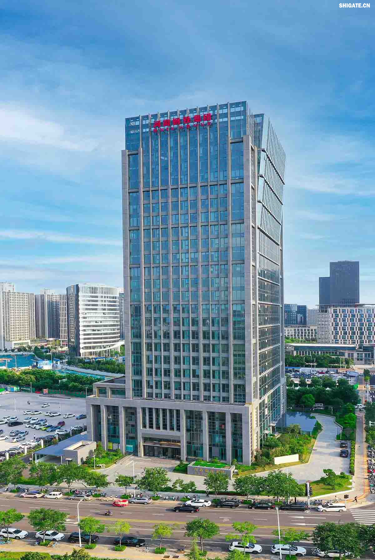 111.jpg 河南鋼鐵集團(tuán)鄭州總部    河南鋼鐵集團(tuán)有限公司（以下簡(jiǎn)稱河南鋼鐵集團(tuán)）2023年3月1日注冊(cè)成立，注冊(cè)資本為人民幣200億元，旗下有安鋼股份公司、周口鋼鐵公司（周鋼）、洛陽(yáng)銅加工集團(tuán)、舞陽(yáng)礦業(yè)公司等子企業(yè)。薄學(xué)斌同志任董事長(zhǎng)。河南鋼鐵集團(tuán)是省委、省政府為推動(dòng)全省鋼鐵產(chǎn)業(yè)轉(zhuǎn)型提質(zhì)、結(jié)構(gòu)調(diào)整和布局優(yōu)化，而作出的重大決策。河南鋼鐵集團(tuán)的核心企業(yè)安鋼始建于1958年，是新中國(guó)第一批重點(diǎn)建設(shè)的鋼鐵企業(yè)，為河南經(jīng)濟(jì)社會(huì)發(fā)展作出了不可磨滅的歷史性貢獻(xiàn)。2023年12月，洛陽(yáng)銅加工集團(tuán)有限責(zé)任公司加入集團(tuán)大家庭，開啟了全省鋼鐵、有色產(chǎn)業(yè)融合發(fā)展新征程；2024年7月，集團(tuán)進(jìn)入省管重要骨干企業(yè)序列，肩負(fù)起帶動(dòng)全省鋼鐵產(chǎn)業(yè)轉(zhuǎn)型提質(zhì)、結(jié)構(gòu)調(diào)整、布局優(yōu)化和推進(jìn)全省鋼鋁銅鎂融合發(fā)展的重要使命。  新的歷史時(shí)期，河南鋼鐵集團(tuán)深入學(xué)習(xí)貫徹習(xí)近平總書記關(guān)于建設(shè)現(xiàn)代化產(chǎn)業(yè)體系的重要論述，主動(dòng)扛起引領(lǐng)帶動(dòng)全省鋼鐵產(chǎn)業(yè)和有色產(chǎn)業(yè)高質(zhì)量發(fā)展的責(zé)任擔(dān)當(dāng)，明確了今后一個(gè)時(shí)期“1356”發(fā)展格局，構(gòu)畫了未來發(fā)展的大方向、大路子。按照“穩(wěn)住基本盤、邁向中高端、搶占新賽道”的發(fā)展路徑和“一年打基礎(chǔ)、三年上臺(tái)階、五年創(chuàng)一流”階段目標(biāo)，堅(jiān)持高端化、智能化、綠色化，向特鋼轉(zhuǎn)型，向先進(jìn)合金材料轉(zhuǎn)型，著力打造效益一流、產(chǎn)品一流、技術(shù)一流、品牌一流、環(huán)境一流、管理一流，營(yíng)業(yè)收入、資產(chǎn)規(guī)模均達(dá)千億級(jí)，具有國(guó)際影響力、國(guó)內(nèi)一流競(jìng)爭(zhēng)力、區(qū)域最強(qiáng)帶動(dòng)力的現(xiàn)代化冶金產(chǎn)業(yè)集團(tuán)。