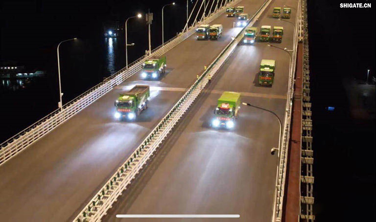 6月16日22時(shí)，世界最大跨度斜拉橋——常泰長(zhǎng)江大橋燈火通明，車聲轟鳴，一場(chǎng)通車前的“極限挑戰(zhàn)”正緊張進(jìn)行。30輛總重達(dá)1200噸的四軸加載車，分批列隊(duì)駛上橋面預(yù)先劃定的?？奎c(diǎn)，并由提前布置在橋梁各關(guān)鍵部位的869個(gè)傳感器開展實(shí)時(shí)監(jiān)測(cè)，采集測(cè)試數(shù)據(jù)。由此，大橋跨江公鐵合建段主橋橋梁荷載試驗(yàn)全面啟動(dòng)。    AA1GQ79M.jpg    這次荷載試驗(yàn)覆蓋范圍具體包括1座主跨1208米斜拉橋、2座主跨388米鋼桁拱專用航道橋、1座非通航道孔橋以及南北兩座引橋，共設(shè)計(jì)119個(gè)靜載工況和111個(gè)動(dòng)載工況。其中，最大對(duì)稱靜力加載工況將動(dòng)用110輛四軸加載車，總重達(dá)4400噸。試驗(yàn)將持續(xù)一周，分五個(gè)階段進(jìn)行。試驗(yàn)首日在錄安洲非通航孔橋和常州側(cè)公鐵合建段引橋?qū)嵤? 常泰長(zhǎng)江大橋是連通常州與泰興的跨江通道，是長(zhǎng)江上首座集高速公路、城際鐵路和普通公路三種功能于一體的雙層復(fù)合型橋梁，計(jì)劃于今年年內(nèi)基本建成。它的上層為雙向六車道高速公路，下層為雙線城際鐵路和普通公路。如此復(fù)雜的結(jié)構(gòu)，如何確保它在未來(lái)百年服役中安全可靠？答案就藏在荷載試驗(yàn)中。    AA1GQduQ.jpg    荷載試驗(yàn)堪稱橋梁通車前的“綜合大考”，是確保橋梁安全運(yùn)營(yíng)的“體檢報(bào)告”。江蘇省交通工程建設(shè)局常泰長(zhǎng)江大橋建設(shè)指揮部現(xiàn)場(chǎng)常務(wù)副指揮長(zhǎng)夏鵬飛介紹，“荷載試驗(yàn)是檢測(cè)橋梁結(jié)構(gòu)安全和承載能力的重要手段，通過(guò)科學(xué)的加載測(cè)試和數(shù)據(jù)采集分析，驗(yàn)證實(shí)際成橋狀態(tài)與理論設(shè)計(jì)的鍥合度，確保常泰長(zhǎng)江大橋運(yùn)營(yíng)安全。”考慮到大橋主體采用鋼結(jié)構(gòu)和鋼-混凝土組合結(jié)構(gòu)，為最大限度減少晝夜溫差對(duì)測(cè)試數(shù)據(jù)的影響，所有試驗(yàn)均安排在夜間實(shí)施。  通過(guò)一系列科學(xué)嚴(yán)謹(jǐn)?shù)暮奢d測(cè)試，這座世界級(jí)多功能大橋的實(shí)際性能將得到充分檢驗(yàn)，為常泰長(zhǎng)江大橋后續(xù)安全通車運(yùn)營(yíng)提供至關(guān)重要的數(shù)據(jù)支撐。