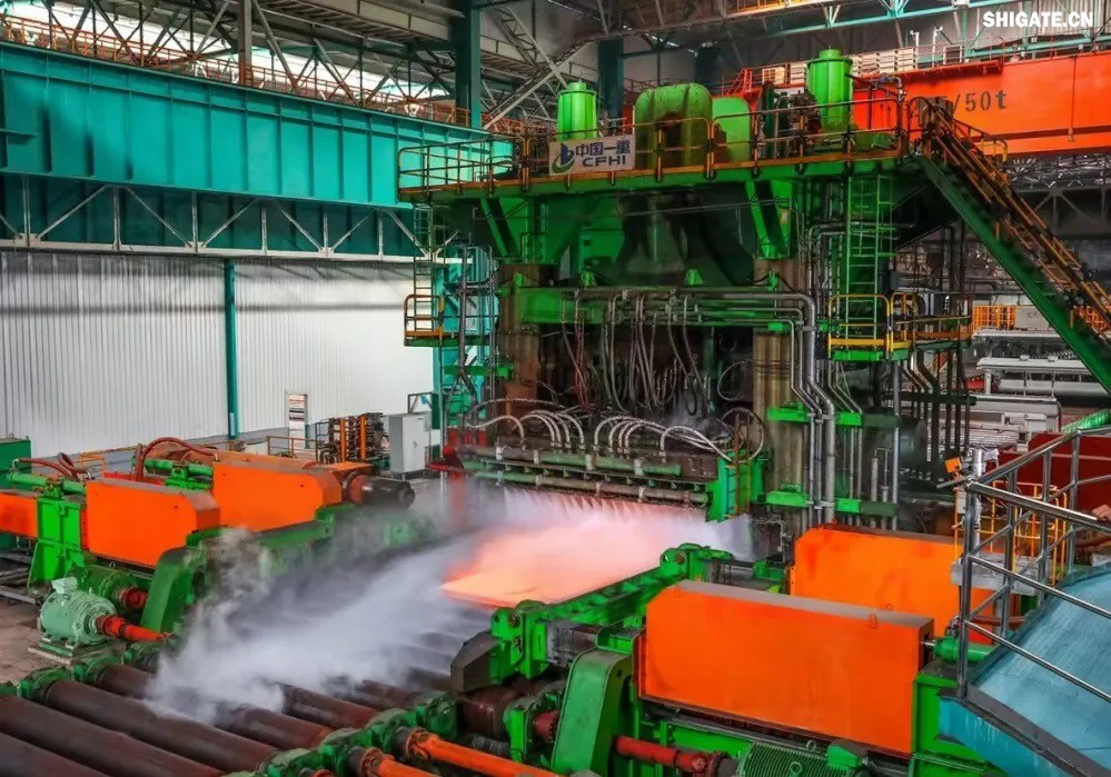 日前，河鋼集團(tuán)舞鋼公司研發(fā)生產(chǎn)的最大厚度32mm的高性能X70Q管線鋼下線。該產(chǎn)品性能檢驗(yàn)結(jié)果顯示，各項(xiàng)性能指標(biāo)均達(dá)到國(guó)際領(lǐng)先水平，將替代進(jìn)口，用于國(guó)內(nèi)某LNG公共管廊項(xiàng)目建設(shè)。  640.jpg  舞鋼堅(jiān)定特鋼思路，堅(jiān)持走好高端產(chǎn)品路線，緊跟客戶端、市場(chǎng)端需求進(jìn)行品種開發(fā)，打造新的差異化優(yōu)勢(shì)，持續(xù)鞏固行業(yè)領(lǐng)先地位。在與該客戶對(duì)接的過(guò)程中，了解到客戶急需大厚度規(guī)格管線鋼，并對(duì)產(chǎn)品拉伸與落錘性能都提出了較高要求。  針對(duì)該產(chǎn)品生產(chǎn)難度大、交貨期緊張的實(shí)際情況，舞鋼高端產(chǎn)品攻關(guān)團(tuán)隊(duì)為客戶制定專屬的生產(chǎn)供貨方案，贏得了客戶認(rèn)可。研發(fā)過(guò)程中，舞鋼通過(guò)多次試驗(yàn)論證，精心設(shè)計(jì)工藝，在冶煉環(huán)節(jié)優(yōu)化調(diào)整鋼種成分，在軋鋼環(huán)節(jié)新增2項(xiàng)軋制要點(diǎn)，嚴(yán)格把控過(guò)程質(zhì)量，最終攻克了該類大厚度鋼板的屈強(qiáng)比、落錘性能難以保證的行業(yè)性技術(shù)難題，確保了鋼板各項(xiàng)技術(shù)指標(biāo)均優(yōu)于客戶要求，達(dá)到國(guó)際領(lǐng)先水平。