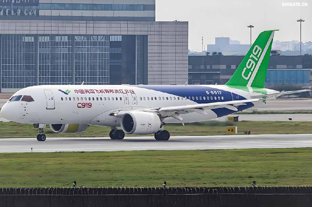 12月9日，國產(chǎn)大飛機(jī)C919的全球首家用戶東航，正式接收首架C919飛機(jī)，標(biāo)志著國產(chǎn)大飛機(jī)邁出市場運(yùn)營的“第一步”，也標(biāo)志著中國民航運(yùn)輸市場首次擁有中國自主研發(fā)的噴氣式干線飛機(jī)。  消息傳來，河鋼集團(tuán)干部職工倍感振奮。因為，國產(chǎn)大飛機(jī)工程也凝聚了河鋼干部職工的心血和汗水，見證了河鋼人的獨(dú)特貢獻(xiàn)。河鋼自主研發(fā)的390mm大厚度調(diào)質(zhì)鋼20MnNiMo，填補(bǔ)國內(nèi)空白，用于大飛機(jī)項目的核心設(shè)備——世界最大的8萬噸級模鍛壓機(jī)制造，為國產(chǎn)大飛機(jī)提供堅強(qiáng)的鋼鐵支撐。    建功大國重器  航空模鍛件是飛機(jī)的“鋼脊鐵翅”，需要大型的模鍛設(shè)備才能高質(zhì)量批量鍛制。在中國制造大型模鍛壓機(jī)之前，僅有美國、俄羅斯、法國3個國家有類似設(shè)備，最大鍛造等級為俄羅斯的7.5萬噸級。  2003年，我國啟動重型模鍛壓機(jī)論證，組成專家隊伍開始研制世界最大的8萬噸級大型模鍛壓機(jī)。正是該項目的啟動，讓河鋼與國產(chǎn)大飛機(jī)結(jié)下不解之緣。  制造模鍛壓機(jī)機(jī)架所用頂級鋼板——大厚度調(diào)質(zhì)鋼20MnNiMo，是該裝備中生產(chǎn)難度最大的鋼種，內(nèi)部致密度、純潔度、機(jī)械性能及平直度等各項標(biāo)準(zhǔn)要求極高，且由于鋼板大單重、大厚度，其表面質(zhì)量、性能合格率、探傷合格率極難保證，生產(chǎn)難度很大。此前，國內(nèi)沒有廠家能夠生產(chǎn)，國外進(jìn)口同類鋼板每噸價格高達(dá)8萬元。  “為國造好鋼，建功大國重器。助力大飛機(jī)制造，河鋼人義不容辭！”2009年2月，接到任務(wù)的河鋼集團(tuán)舞鋼公司（以下簡稱舞鋼）立即組織技術(shù)人員開展專項攻關(guān)，先后解決了鋼板內(nèi)部金屬致密度純潔度、鋼板表面質(zhì)量、鋼板熱處理機(jī)械性能、鋼板平直度等多項重大技術(shù)難題。  經(jīng)過6個多月的攻堅克難，2009年7月，總量為82塊、2348噸的390mm大厚度調(diào)質(zhì)鋼20MnNiMo全部生產(chǎn)完畢并成功交付。產(chǎn)品各項性能均超出國外同類產(chǎn)品標(biāo)準(zhǔn)，完全能夠滿足使用要求，價格卻遠(yuǎn)遠(yuǎn)低于同類進(jìn)口產(chǎn)品，鋼板全部高質(zhì)量按期交貨，獲得高度評價。  2013年4月，8萬噸級大型模鍛壓機(jī)建成投產(chǎn)。這臺總高42米、總重2.2萬噸的世界最大模鍛壓機(jī)，最大模鍛壓制力可達(dá)1000MN，壓機(jī)尺寸、整體質(zhì)量和最大單件重量均為世界之首，僅用3分半鐘便可制作一個飛機(jī)起落架，將我國高端重大裝備的制造能力托舉到國際頂級水平。  2015年11月2日，由8萬噸大型模鍛壓機(jī)生產(chǎn)出的首款新一代噴氣式干線客機(jī)C919，面向全球公開亮相，壓機(jī)尺寸、整體質(zhì)量和最大單件重量均為世界之首。    研發(fā)“爭氣鋼”  在河鋼人心中，為國產(chǎn)大飛機(jī)項目關(guān)鍵設(shè)備自主研發(fā)“爭氣鋼”，是一份舍我其誰的光榮和信任，更是一份為國爭光的使命和責(zé)任。秉持著這樣的認(rèn)識和定位，舞鋼技術(shù)人員充分發(fā)揮技術(shù)優(yōu)勢，通力協(xié)作、密切配合，圓滿完成390mm大厚度調(diào)質(zhì)鋼20MnNiMo研制任務(wù)。大厚度調(diào)質(zhì)鋼20MnNiMo的研發(fā)過程中，煉鋼過程是關(guān)鍵環(huán)節(jié)之一。“由于390毫米厚的大飛機(jī)用調(diào)質(zhì)鋼20MnNiMo要求內(nèi)部致密度、潔凈度、調(diào)質(zhì)后機(jī)械性能等各項標(biāo)準(zhǔn)都非常高，在一煉鋼環(huán)節(jié)，生產(chǎn)高品質(zhì)的合格電渣錠熔煉母材——優(yōu)質(zhì)20MnNiMo連鑄坯是基礎(chǔ)?！弊鳛槲桎撾娫厝奂夹g(shù)的首批研發(fā)者、參與者、見證者，舞鋼一檔技術(shù)主管畢殿閣談及該鋼的研發(fā)記憶猶新，“在此之前，20MnNiMo鋼種從未在舞鋼一煉鋼1900mm連鑄機(jī)生產(chǎn)線上生產(chǎn)過?！? 據(jù)畢殿閣介紹，由于高鎳高鉬連鑄坯易產(chǎn)生裂紋，生產(chǎn)困難不可想象。但大飛機(jī)項目作為國家一項重大項目，“建功大國重器”激發(fā)了職工們的榮耀感和使命感，舞鋼為此專門成立了攻關(guān)隊，并制定了一系列激勵措施，全力以赴挑戰(zhàn)極限，克服了一切不可預(yù)見的困難。  連鑄車間從控制澆注鋼水過熱度、調(diào)整鑄機(jī)二冷水參數(shù)、調(diào)整鑄機(jī)澆注拉速等，一項一項消除可能造成澆注失敗的不利因素，成功研發(fā)出了針對20MnNiMo鋼種的澆注工藝，并保證了鋼坯成功澆注。在電渣重熔環(huán)節(jié)，創(chuàng)新渣系的研究與開發(fā)以及熔速、冷卻制度，確保電渣爐的生產(chǎn)順行和電渣錠內(nèi)部質(zhì)量。  20MnNiMo鋼板軋制環(huán)節(jié)，更是困難重重，最大的難關(guān)莫過于鋼板表面質(zhì)量及板型軋制攻關(guān)。  今年50歲的“河鋼工匠”、舞鋼軋鋼首批高級作業(yè)師任亞強(qiáng)是當(dāng)時20MnNiMo軋制攻關(guān)團(tuán)隊的主操手?！爱?dāng)時是20MnNiMo鋼板的國內(nèi)首次生產(chǎn)，我們必須要精心操作、精準(zhǔn)控制，努力實現(xiàn)‘國內(nèi)首創(chuàng)’優(yōu)秀成果?！睘榇?，任亞強(qiáng)連續(xù)半個月堅守在崗位上，并通過自己的觀察、思考，提出在軋制中對留尾、展寬及道次壓下量進(jìn)行優(yōu)化，改善鋼板平直度，在終軋道次采用低速大壓下規(guī)程軋制的工藝改進(jìn)方案。方案實施后，攻克了該鋼表面不允許有任何缺陷，平直度不超過6mm/米的行業(yè)軋制技術(shù)難題，圓滿完成該鋼種的軋制任務(wù)。  “人隨鋼走”是研發(fā)團(tuán)隊成員、舞鋼科技部核電鋼研究所主管工程師張萌工作狀態(tài)的寫照。那段時間里，他日夜跟蹤生產(chǎn)，從煉鋼到軋鋼，采集記錄數(shù)據(jù)，為各環(huán)節(jié)的技術(shù)升級積淀原始依據(jù)。  為攻克該類大厚度鋼板內(nèi)部性能易波動行業(yè)難題，他和同事輪流在生產(chǎn)現(xiàn)場熬夜，實在困了就趴在桌子邊打個盹兒。經(jīng)過反復(fù)研究、試驗，他們最終找出了問題原因，根據(jù)試驗數(shù)據(jù)三次對工藝進(jìn)行技術(shù)升級，得到了最優(yōu)工藝方案，也為后續(xù)其他品種電渣鋼的研發(fā)打下基礎(chǔ)。在鋼板熱處理工序，專門對一軋鋼的車底式爐進(jìn)行技術(shù)升級攻關(guān)，保證了390mm厚、5米多長的鋼板熱處理冷卻后的性能穩(wěn)定；他們創(chuàng)新鋼板壓平工藝，攻克了鋼板的平直度難以控制的技術(shù)難題。  回憶那段難忘的研制經(jīng)歷，張萌動情地說：“在熱處理環(huán)節(jié)，面對著數(shù)百度的輻射高溫，我們的職工們一只胳膊擋住被烤得生疼的臉，另一只胳膊湊近鋼板去放墊塊。正是經(jīng)受住這樣的‘烤’驗，和精細(xì)到每一個環(huán)節(jié)的全方位過程控制，才讓我們收獲了來之不易的研發(fā)碩果?！?   點亮河鋼品牌  390mm大厚度調(diào)質(zhì)鋼20MnNiMo的成功研制，為舞鋼積淀了豐厚的技術(shù)優(yōu)勢——“大飛機(jī)項目用390mm厚20MnNiMo鋼板的研制開發(fā)”技術(shù)成果榮獲中國鋼鐵工業(yè)協(xié)會、中國金屬學(xué)會和河北省冶金科學(xué)技術(shù)獎；電渣重熔技術(shù)成為舞鋼當(dāng)前的“王牌技術(shù)”之一，電渣重熔水電鋼S500Q、S550Q最大厚度達(dá)到285mm厚度，在國內(nèi)獨(dú)占鰲頭；核電鋼Q345D國標(biāo)一級探傷要求380mm厚度規(guī)格品質(zhì)國內(nèi)首屈一指……以研發(fā)國家重大工程急需鋼材為己任，舞鋼在全面對接高端市場、服務(wù)國家重大工程中，實現(xiàn)了產(chǎn)品競爭力的快速提升。  在航空航天用鋼領(lǐng)域，舞鋼為中國首次載人航天飛行及天宮一號、神舟九號和長征二號F的研制配套做出了突出貢獻(xiàn)。同時，在水電、核電、石油化工煤化工、海洋工程、高層建筑、橋梁等用鋼諸多領(lǐng)域，均發(fā)揮了關(guān)鍵性作用。  舞鋼的產(chǎn)品創(chuàng)新研發(fā)，是河鋼持續(xù)推進(jìn)客戶結(jié)構(gòu)、產(chǎn)品結(jié)構(gòu)“兩個結(jié)構(gòu)優(yōu)化”的縮影。近年來，河鋼大力培育行業(yè)第一、唯一，加快在超高強(qiáng)汽車鋼、覆膜家電板、海工鋼等領(lǐng)域打造更多“單打冠軍”。  研制開發(fā)的船用LNG低溫奧氏體型高錳鋼、超厚加釩鉻鉬鋼板、特殊功能鋅鋁鎂涂層等30余個新產(chǎn)品填補(bǔ)國內(nèi)空白。核電用鋼、海洋工程用鋼、鍋爐及壓力容器用鋼、高強(qiáng)抗震鋼筋等產(chǎn)品國內(nèi)第一品牌優(yōu)勢更加凸顯……  如今，河鋼定制研發(fā)的一系列高端產(chǎn)品廣泛應(yīng)用于港珠澳大橋、“華龍一號”核電站、“天眼”工程、奧運(yùn)工程、國產(chǎn)大飛機(jī)、極地重載運(yùn)輸船、航空航天等系列重大科技和工程項目，在鑄就“大國重器”中彰顯了河鋼品牌的力量與擔(dān)當(dāng)。