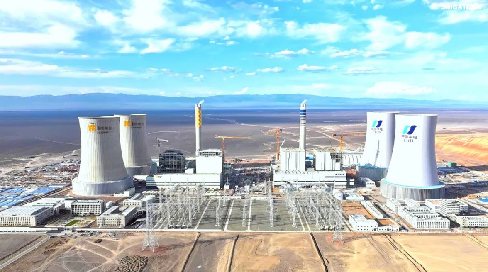 9月4日，我國首個(gè)“沙戈荒”新能源外送基地——新疆華電哈密2×100萬千瓦煤電項(xiàng)目建成投產(chǎn)，經(jīng)過為期半個(gè)多月試運(yùn)行，狀況良好。在該項(xiàng)目建設(shè)過程中，河鋼集團(tuán)舞鋼公司高端容器鋼板替代進(jìn)口，獨(dú)家用于項(xiàng)目所需國內(nèi)首批100萬千瓦高效超超臨界純?nèi)夹陆邏A煤鍋爐等核心設(shè)備的制作，為國家重點(diǎn)新能源項(xiàng)目建設(shè)作出突出貢獻(xiàn)。    新疆華電哈密2×100萬千瓦煤電項(xiàng)目是國家十四五重點(diǎn)能源項(xiàng)目，新疆天山北麓戈壁能源基地重要組成部分，也是我國首個(gè)“沙戈荒”新能源外送基地首批機(jī)組和“疆電入渝”首批電源項(xiàng)目。新疆天山北麓戈壁能源基地通過“風(fēng)光火熱儲(chǔ)一體化”模式，推動(dòng)新能源高比例外送，對(duì)優(yōu)化電力資源配置、促進(jìn)區(qū)域協(xié)調(diào)發(fā)展具有重要意義。    640.jpg     河鋼集團(tuán)舞鋼公司依靠科技創(chuàng)新和技術(shù)進(jìn)步，不斷提升核心競爭力。圍繞市場和客戶需求，在產(chǎn)品創(chuàng)新上下足功夫，做到研發(fā)一代、生產(chǎn)一代、儲(chǔ)備一代，加快鋼鐵產(chǎn)品由“原料級(jí)”向“材料級(jí)”轉(zhuǎn)變，不斷提升產(chǎn)品價(jià)值和客戶服務(wù)能力。針對(duì)項(xiàng)目方要樹立“戈壁綠電新標(biāo)桿”的理念，河鋼集團(tuán)舞鋼公司與參建單位聯(lián)合，為其生產(chǎn)項(xiàng)目核心關(guān)鍵設(shè)備提供所需鋼板。在生產(chǎn)過程中，科技人員創(chuàng)新工藝，在冶煉、軋鋼環(huán)節(jié)增加3項(xiàng)附加要求，嚴(yán)格跟蹤工藝執(zhí)行，攻克了鋼板表面質(zhì)量易波動(dòng)等行業(yè)難題，確保了鋼板各項(xiàng)指標(biāo)完全滿足客戶需求并按期交付。    新疆華電哈密2×100 萬千瓦煤電項(xiàng)目是國家“十四五” 重點(diǎn)能源項(xiàng)目，也是“疆電入渝”工程的重要配套電源。項(xiàng)目位于哈密三塘湖戈壁腹地，規(guī)劃裝機(jī)容量200萬千瓦。江西水電承建了該項(xiàng)目輸煤系統(tǒng)建筑安裝工程，包括輸煤棧橋、轉(zhuǎn)運(yùn)站、碎煤機(jī)室等關(guān)鍵設(shè)施。自2024年4月開工以來，面對(duì)施工現(xiàn)場自然環(huán)境惡劣和緊張工期等諸多不利因素，江西水電項(xiàng)目團(tuán)隊(duì)齊心協(xié)力、迎難而上，精心組織、科學(xué)管理，統(tǒng)籌抓好安全、質(zhì)量和進(jìn)度，全力推動(dòng)項(xiàng)目建設(shè)，確保了輸煤系統(tǒng)全線設(shè)備安裝、調(diào)試工作順利完成，為機(jī)組燃煤供應(yīng)提供了可靠保障，為首臺(tái)機(jī)組投產(chǎn)奠定了堅(jiān)實(shí)基礎(chǔ)。    b1e903722c7a4f6b8aa0be1839829f67.jpg    在項(xiàng)目建設(shè)過程中，江西水電項(xiàng)目團(tuán)隊(duì)始終堅(jiān)持高標(biāo)準(zhǔn)、嚴(yán)要求，積極與各參建單位協(xié)同作戰(zhàn)，克服了一個(gè)又一個(gè)技術(shù)難題。特別是在1號(hào)機(jī)組順利通過168小時(shí)試運(yùn)行后，項(xiàng)目團(tuán)隊(duì)乘勝追擊，加快推進(jìn)2號(hào)機(jī)組建設(shè)，僅用兩個(gè)月時(shí)間就實(shí)現(xiàn)了2號(hào)機(jī)組的投產(chǎn)，安全、優(yōu)質(zhì)、高效地完成了既定目標(biāo)，實(shí)現(xiàn)年內(nèi)1號(hào)、2號(hào)機(jī)組雙投。    據(jù)了解，新疆華電哈密 2×100 萬千瓦煤電項(xiàng)目采用了國產(chǎn)高效超超臨界間接空冷燃煤機(jī)組，配套建設(shè)了封閉式煤場和210米高鋼結(jié)構(gòu)間冷塔，具有顯著的技術(shù)優(yōu)勢(shì)和環(huán)保效益。投產(chǎn)后，該項(xiàng)目每年預(yù)計(jì)可向重慶輸送電力超360億千瓦時(shí)，并支撐建設(shè)1020萬千瓦新能源項(xiàng)目，每年新增綠電249億千瓦時(shí)，在保障能源供應(yīng)的同時(shí)，為我國碳達(dá)峰碳中和目標(biāo)的實(shí)現(xiàn)貢獻(xiàn)積極力量。