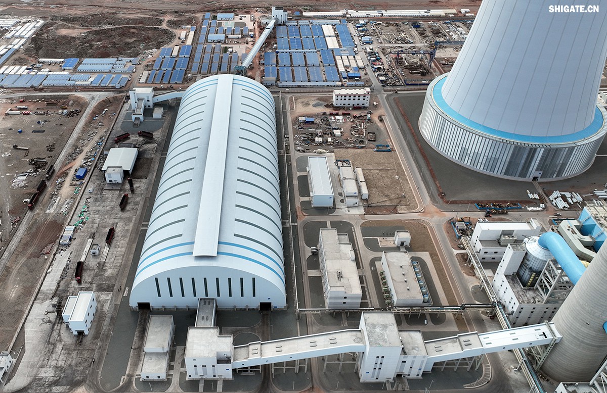 9月4日，我國首個(gè)“沙戈荒”新能源外送基地——新疆華電哈密2×100萬千瓦煤電項(xiàng)目建成投產(chǎn)，經(jīng)過為期半個(gè)多月試運(yùn)行，狀況良好。在該項(xiàng)目建設(shè)過程中，河鋼集團(tuán)舞鋼公司高端容器鋼板替代進(jìn)口，獨(dú)家用于項(xiàng)目所需國內(nèi)首批100萬千瓦高效超超臨界純?nèi)夹陆邏A煤鍋爐等核心設(shè)備的制作，為國家重點(diǎn)新能源項(xiàng)目建設(shè)作出突出貢獻(xiàn)。    新疆華電哈密2×100萬千瓦煤電項(xiàng)目是國家十四五重點(diǎn)能源項(xiàng)目，新疆天山北麓戈壁能源基地重要組成部分，也是我國首個(gè)“沙戈荒”新能源外送基地首批機(jī)組和“疆電入渝”首批電源項(xiàng)目。新疆天山北麓戈壁能源基地通過“風(fēng)光火熱儲(chǔ)一體化”模式，推動(dòng)新能源高比例外送，對(duì)優(yōu)化電力資源配置、促進(jìn)區(qū)域協(xié)調(diào)發(fā)展具有重要意義。    640.jpg     河鋼集團(tuán)舞鋼公司依靠科技創(chuàng)新和技術(shù)進(jìn)步，不斷提升核心競爭力。圍繞市場和客戶需求，在產(chǎn)品創(chuàng)新上下足功夫，做到研發(fā)一代、生產(chǎn)一代、儲(chǔ)備一代，加快鋼鐵產(chǎn)品由“原料級(jí)”向“材料級(jí)”轉(zhuǎn)變，不斷提升產(chǎn)品價(jià)值和客戶服務(wù)能力。針對(duì)項(xiàng)目方要樹立“戈壁綠電新標(biāo)桿”的理念，河鋼集團(tuán)舞鋼公司與參建單位聯(lián)合，為其生產(chǎn)項(xiàng)目核心關(guān)鍵設(shè)備提供所需鋼板。在生產(chǎn)過程中，科技人員創(chuàng)新工藝，在冶煉、軋鋼環(huán)節(jié)增加3項(xiàng)附加要求，嚴(yán)格跟蹤工藝執(zhí)行，攻克了鋼板表面質(zhì)量易波動(dòng)等行業(yè)難題，確保了鋼板各項(xiàng)指標(biāo)完全滿足客戶需求并按期交付。    新疆華電哈密2×100 萬千瓦煤電項(xiàng)目是國家“十四五” 重點(diǎn)能源項(xiàng)目，也是“疆電入渝”工程的重要配套電源。項(xiàng)目位于哈密三塘湖戈壁腹地，規(guī)劃裝機(jī)容量200萬千瓦。江西水電承建了該項(xiàng)目輸煤系統(tǒng)建筑安裝工程，包括輸煤棧橋、轉(zhuǎn)運(yùn)站、碎煤機(jī)室等關(guān)鍵設(shè)施。自2024年4月開工以來，面對(duì)施工現(xiàn)場自然環(huán)境惡劣和緊張工期等諸多不利因素，江西水電項(xiàng)目團(tuán)隊(duì)齊心協(xié)力、迎難而上，精心組織、科學(xué)管理，統(tǒng)籌抓好安全、質(zhì)量和進(jìn)度，全力推動(dòng)項(xiàng)目建設(shè)，確保了輸煤系統(tǒng)全線設(shè)備安裝、調(diào)試工作順利完成，為機(jī)組燃煤供應(yīng)提供了可靠保障，為首臺(tái)機(jī)組投產(chǎn)奠定了堅(jiān)實(shí)基礎(chǔ)。    b1e903722c7a4f6b8aa0be1839829f67.jpg    在項(xiàng)目建設(shè)過程中，江西水電項(xiàng)目團(tuán)隊(duì)始終堅(jiān)持高標(biāo)準(zhǔn)、嚴(yán)要求，積極與各參建單位協(xié)同作戰(zhàn)，克服了一個(gè)又一個(gè)技術(shù)難題。特別是在1號(hào)機(jī)組順利通過168小時(shí)試運(yùn)行后，項(xiàng)目團(tuán)隊(duì)乘勝追擊，加快推進(jìn)2號(hào)機(jī)組建設(shè)，僅用兩個(gè)月時(shí)間就實(shí)現(xiàn)了2號(hào)機(jī)組的投產(chǎn)，安全、優(yōu)質(zhì)、高效地完成了既定目標(biāo)，實(shí)現(xiàn)年內(nèi)1號(hào)、2號(hào)機(jī)組雙投。    據(jù)了解，新疆華電哈密 2×100 萬千瓦煤電項(xiàng)目采用了國產(chǎn)高效超超臨界間接空冷燃煤機(jī)組，配套建設(shè)了封閉式煤場和210米高鋼結(jié)構(gòu)間冷塔，具有顯著的技術(shù)優(yōu)勢(shì)和環(huán)保效益。投產(chǎn)后，該項(xiàng)目每年預(yù)計(jì)可向重慶輸送電力超360億千瓦時(shí)，并支撐建設(shè)1020萬千瓦新能源項(xiàng)目，每年新增綠電249億千瓦時(shí)，在保障能源供應(yīng)的同時(shí)，為我國碳達(dá)峰碳中和目標(biāo)的實(shí)現(xiàn)貢獻(xiàn)積極力量。